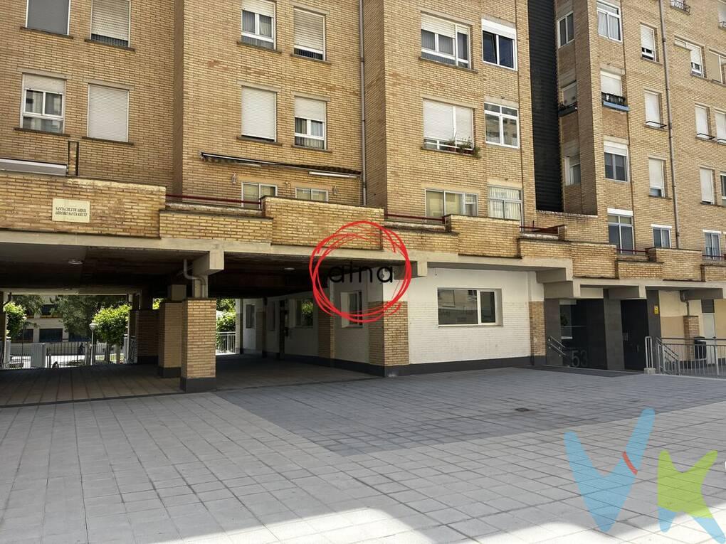 LOCAL COMERCIAL EN ESQUINA CON SALIDA DE HUMOS  DE 144 m² CONSTRUIDOS (123 m² ÚTILES) EN SANTA CRUZ DE ARDOI – ZIZUR MAYOR
Presentamos este magnífico local comercial situado en Santa Cruz de Ardoi, una de las zonas residenciales más consolidadas y demandadas de Zizur Mayor. Su estratégica ubicación, junto a los centros educativos de la zona y rodeado de viviendas, comercios y servicios, lo convierte en una excelente oportunidad tanto para inversores como para profesionales que buscan establecer o ampliar su actividad en un entorno con gran tránsito y visibilidad.
Actualmente se encuentra acondicionado y en funcionamiento como academia de inglés, actividad que ha desarrollado durante años contando con una amplia y consolidada cartera de clientes. No obstante, gracias a su distribución, equipamiento y características, el local ofrece múltiples posibilidades de uso, adaptándose fácilmente a actividades educativas, sanitarias, administrativas, comerciales o de hostelería.
Dispone de una superficie construida de 144 m² y 123 m² útiles distribuidos de manera práctica y funcional. Al acceder al local encontramos una amplia zona de recepción y espera, ideal para la atención al público. Desde ella se distribuyen cinco salas independientes de aproximadamente 22,70 m², 19,20 m², 18,30 m², 17,50 m² y 8,60 m², espacios luminosos y versátiles que permiten desarrollar diferentes actividades de forma simultánea.
Además, cuenta con un despacho independiente, perfecto para labores administrativas o de dirección, dos baños completos y una zona de trastero o archivo que aporta un valioso espacio de almacenamiento.
Uno de los aspectos más destacados del inmueble es que dispone de salida de humos, una característica cada vez más demandada y que amplía considerablemente las posibilidades de implantación de diferentes tipos de negocio. También cuenta con calefacción central.
Entre sus principales ventajas destacan:
• Excelente ubicación en una de las áreas con mayor crecimiento y demanda de Zizur Mayor.• Situado junto a colegios y rodeado de población residencial.• Distribución muy funcional con múltiples estancias independientes.• Dos baños.• Salida de humos.• Local acondicionado y listo para comenzar la actividad.• Ideal para academias, centros de formación, despachos profesionales, clínicas, consultas médicas o sanitarias, centros de atención especializada, coworking, oficinas, centros de estética, comercios o actividades de hostelería.• Fácil acceso y buena visibilidad.• Zona con gran afluencia de familias y potenciales clientes.
Una oportunidad única para adquirir un local de amplias dimensiones, perfectamente acondicionado y ubicado en una de las mejores zonas comerciales y de servicios de Zizur Mayor, con la ventaja añadida de contar con salida de humos, una característica diferencial que aporta un importante valor al inmueble.
Para ampliar información o concertar una visita, no dude en ponerse en contacto con nosotros. Estaremos encantados de atenderle.
INFORMACIÓN LEGAL A TENER EN CUENTA:
ℹ️ Los datos y superficies indicados son aproximados y tienen carácter meramente informativo, sin valor contractual.
El precio de venta no incluye impuestos ni gastos derivados de la transmisión. La compra conlleva impuestos y gastos de formalización para el comprador:

Impuesto I.T.P. (Impuesto de Transmisiones Patrimoniales 6% (Consultar condiciones concretas según circunstancias personales o régimen fiscal aplicable) 
Gastos de Notaría y Registro aproximadamente 1,5%, 
Gastos financieros si se contrata hipoteca.

Los honorarios de intermediación inmobiliaria corren a cargo del vendedor 
¡NO COBRAMOS HONORARIOS AL COMPRADOR!