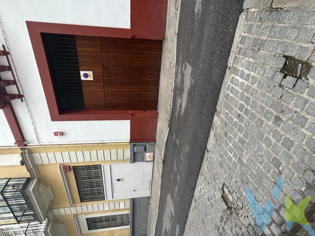 PRECIO DE VENTA: 57.000 €+ GASTOS. Oportunidad Única: Plaza de Garaje en el Corazón de Sevilla. Se vende cómoda plaza de aparcamiento situada en una ubicación privilegiada, en pleno centro de Sevilla, situado detras del Hotel Inglaterra, a pocos pasos de la Plza Nueva y el Ayuntamiento. Olvídese de las vueltas interminables por el Casco Antiguo y asegure su vehículo en una de las zonas más demandadas de la ciudad. Características Principales:. Ubicación Premium: Situada en pleno centro histórico, con accesos rápidos a las principales vías comerciales. Accesibilidad: Puerta automática con mando a distancia y amplios viales de maniobra. Seguridad: Parking vigilado con cámaras de seguridad y excelente iluminación nocturna. Dimensiones: Espacio apto para coche estándar y facilidad para estacionar sin complicaciones. Nota: Ideal tanto para residentes que buscan comodidad diaria como para profesionales que trabajen en la zona centro y necesiten optimizar su tiempo. . • Impuesto sobre Transmisiones Patrimoniales (ITP): Se aplicará el tipo impositivo vigente en la Comunidad Autónoma de Andalucía, generalmente el 7% (3.990 €), sin perjuicio de tipos reducidos del 3,5%, 1,2% o 1% aplicables según las circunstancias personales del comprador o las características del inmueble). El impuesto se devenga sobre el Valor de Referencia de Catastro o el precio de venta, aquel que resulte superior. • Gastos de Notaría: Los honorarios notariales se calcularán conforme al arancel oficial regulado en el Anexo I, del Real Decreto 1426/1989, de 17 de noviembre, por el que se aprueba el arancel Notarial. • Gastos de Registro: La inscripción en el Registro de la Propiedad se facturará según el arancel oficial establecido en el ANEXO I, del Real Decreto 1427/1989, de 17 de noviembre, por el que se aprueba el arancel Notarial. • Gastos de Gestión (Gestoría): Los honorarios por la tramitación administrativa, liquidación de impuestos e inscripción registral ascienden aproximadamente a [545] € (IVA incluido). • Honorarios Agencia del Vendedor: incluidos en el PVP. • Honorarios Agencia del comprador: La agencia prestará los servicios de información, asesoramiento y acompañamiento previstos en el Encargo de Servicios y en el D.I.A. Si solicita servicios adicionales o personalizados, sus honorarios serán informados previamente, de forma individualizada y por escrito, conforme a la libertad de pactos y a la normativa vigente. NO VINCULADOS AL PRECIO DE COMPRA. Para una información exhaustiva sobre el funcionamiento, tipos impositivos y bonificaciones del ITP en Andalucía, puede consultar el portal oficial de la Agencia Tributaria de la Junta de Andalucía en el siguiente enlace:. https://www.juntadeandalucia.es/organismos/economiahaciendayfondoseuropeos/areas/tributos-juego/tributos/paginas/impuestos-cedidos-transmisiones.html;. Documento D. I. A. a disposición del consumidor según Decreto 218/2005 Junta de. Andalucía. 