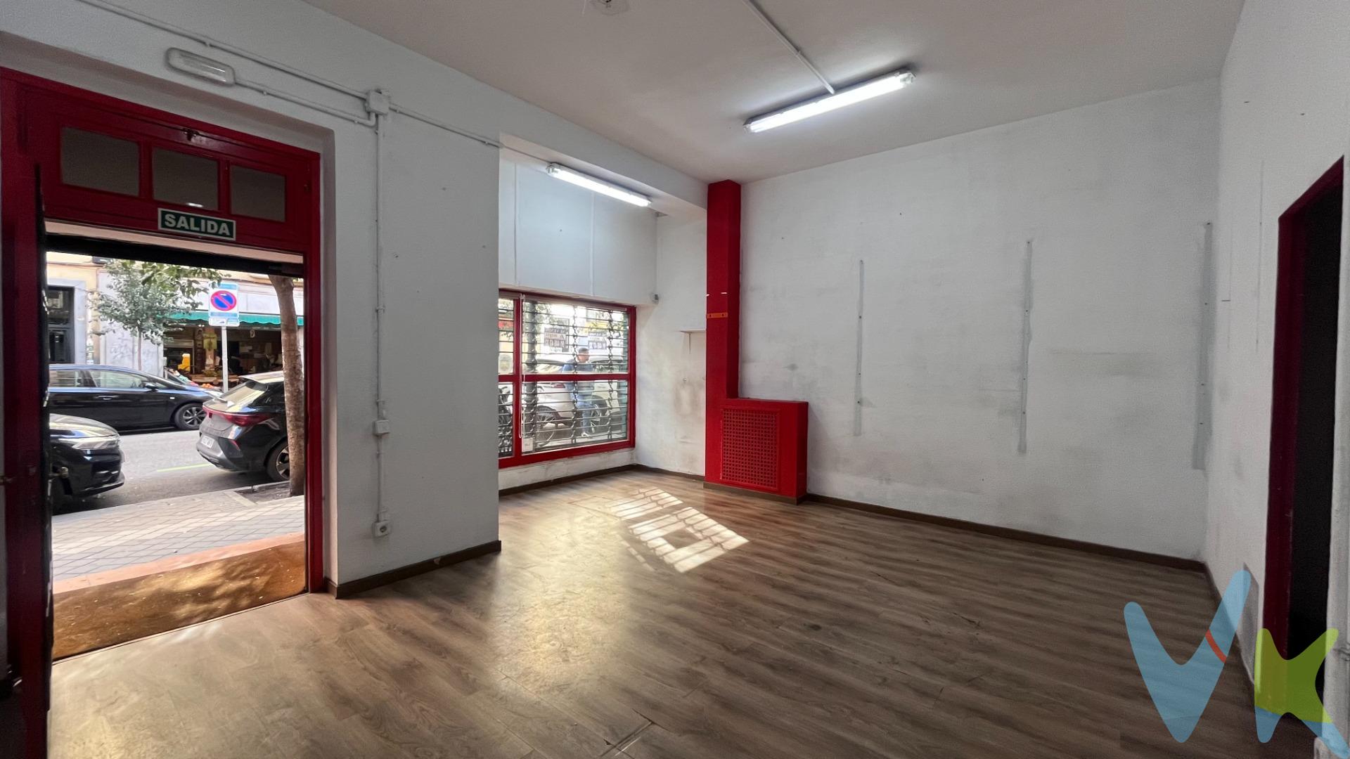 Ubicado en la Calle Meléndez Valdés, ubicado junto a Moncloa, en la emblemática Casa de las Flores, icono arquitectónico de 1931 diseñado por Secundino Zuazo, esta finca combina historia, elegancia y valor patrimonial. Un edificio en pleno corazón de Chamberí. . Este local comercial representa una auténtica oportunidad para emprendedores e inversores que buscan ubicación, visibilidad y versatilidad en una de las zonas más consolidadas de Madrid. Nos situamos a pie de calle. Desde la acera, el acceso directo genera esa conexión inmediata con el tránsito peatonal del barrio. En  Planta Baja  42 m² a nivel de calle con fachada de 5.45 m2, ideal como zona de atención al público, showroom, despacho profesional o actividad retail. La distribución permite una implantación eficiente del negocio, optimizando cada metro cuadrado. Salida a Patio privativo. Descendiendo al sótano, accedemos a los 53,00 m² según datos catastrales. Esta combinación de planta calle + sótano es altamente demandada en el mercado por su funcionalidad y por maximizar rentabilidad. Local sin salida de humos y sin posibilidad de ello. Comercios de proximidad y negocios consolidados. Universidades y centros educativos. Excelente comunicación por metro y autobuses. Restauración y servicios profesionales. Alta densidad residencial. Superficie registral aproximada: 85,60 m² / 39 m² en planta calle y 46,60 m² en planta sótano. Metros catastrales: 110 M2 / 53 m2 de almacén en sótano y 42 m2 de comercio a pie de calle y 15 m2 de elementos comunes. . Metros útiles (según plano con cámara 360º, datos aproximados): XXX m². Este anuncio no es vinculante, puede contener errores. Se muestra a título informativo y no contractual. Conforme a lo establecido en la Ley 10/2025 de Publicidad Inmobiliaria, se informa que:. El precio de venta publicado no incluye el mobiliario ni la decoración, ni los impuestos, ni los honorarios derivados del servicio de compra. El comprador asumirá, además del precio de compraventa, un coste adicional del 3 % del precio de venta del inmueble en concepto de servicio de gestión, asesoramiento y acompañamiento en todo el proceso de compra. Impuesto de Transmisiones Patrimoniales (ITP): 6 % del precio de compra. Gastos de notaría: entre un 0,2 % y un 0,5 % del precio de compra. Gastos de inscripción en el Registro de la Propiedad: estimados entre un 0,1 % y un 0,25 % del precio de compra. Llámanos o escríbenos y sé el primero en visitarlo. Las mejores ubicaciones no esperan. Invertir bien empieza por elegir bien.