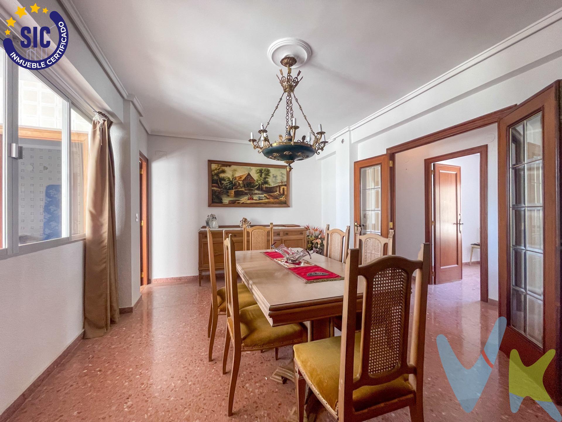Edificio en venta en Chera, Valencia – Un lugar para vivir, soñar e invertir – Se vende el lote completo. En el corazón de la encantadora localidad de Chera, rodeado de naturaleza, montañas y tranquilidad, te espera una oportunidad que es mucho más que una inversión: es un espacio para construir historias, compartir momentos y crear futuro. Este edificio de tres plantas, construido con solidez en 1985, respira carácter, amplitud y posibilidades. Con 386 m² construidos en total y estructura con vigas de hormigón, es ideal tanto para una familia numerosa que busca vivir unida pero con independencia, como para inversores que quieran obtener rentabilidad creando tres viviendas individuales. En la primera planta (136 m²), encontramos un hogar acogedor con dos habitaciones dobles, un gran salón comedor con chimenea, perfecto para las tardes de invierno, y una amplia cocina interior además de una segunda cocina exterior para disfrutar del aire libre. También cuenta con un lavadero y un patio interior amplio, donde la luz y la calma son protagonistas. La segunda planta (125 m²) ofrece aún más espacio y versatilidad, con cuatro habitaciones (tres dobles y una sencilla), otro salón comedor con chimenea, una cocina con despensa, lavadero, terraza con vistas al valle que te roban el aliento, y balcón a la fachada principal. Cada rincón invita a ser vivido con intensidad y paz. El tercer piso, también de 125 m², es completamente diáfano, con vistas delanteras y traseras, balcón a la fachada principal y muchas posibilidades: desde un loft creativo, un espacio de coworking, hasta una vivienda luminosa a tu gusto. Los tres pisos están conectados por una escalera comunitaria interior, lo que permite tanto su uso conjunto como independiente. Imagina despertar con el canto de los pájaros, preparar un café con vistas al valle y ver a tus hijos o nietos crecer en un entorno sano y natural. O si lo prefieres, transformar esta joya en tres viviendas y obtener ingresos mientras conservas una planta para ti. Este edificio en Chera no es solo un inmueble: es una vida posible, una inversión inteligente ya que puede tener tres viviendas y un refugio del ritmo frenético de la ciudad. No dejes pasar esta oportunidad única. Llámanos y ven a descubrirlo. . La descripción del presente inmueble e imágenes tienen mero carácter informativo y en ningún caso carácter contractual, pudiendo ser modificados por la inmobiliaria comercializadora sin que ello implique responsabilidad alguna frente a terceros. En el precio de venta a público, esta propiedad NO incluye los gastos de adquisición (Notario, registro, gestión, honorarios, etc…).