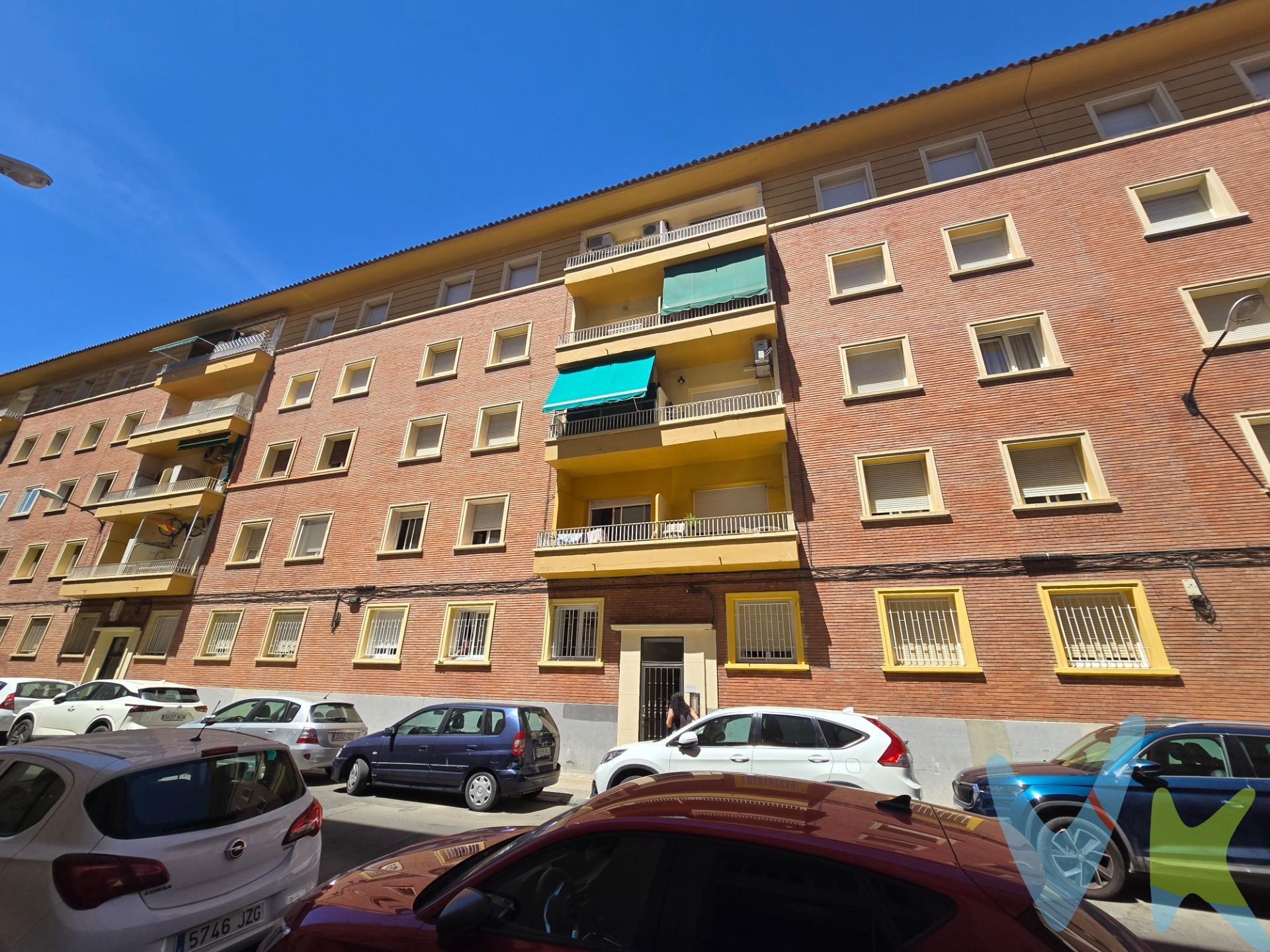 Calle Arzobispo Apaolaza (Sector Universidad – Romareda).- Magnífica vivienda de 70 m² útiles ubicada en una de las zonas más demandadas de Zaragoza, junto al Campus Universitario y la Romareda. La vivienda se distribuye en tres dormitorios, amplio salón, cocina independiente y baño completo. Dispone de terraza exterior con acceso desde el salón y galería cerrada integrada en uno de los dormitorios individuales, aportando un espacio extra muy funcional. La vivienda ha sido totalmente actualizada, lista para entrar a vivir, combinando confort y funcionalidad. Situada en última planta de finca con ascensor, disfruta de una excelente luminosidad natural y sol directo durante gran parte del día gracias a su altura y orientación exterior. Cuenta con calefacción centralizada con distribuidores de consumo individualizados, agua caliente sanitaria mediante termo eléctrico y aire acondicionado mediante splits instalados en salón y dormitorio principal. Ubicación privilegiada, rodeada de todo tipo de servicios, comercios, transporte público, zonas verdes y a escasos minutos de la Universidad, Hospital Miguel Servet y estadio de La Romareda. Una vivienda ideal tanto como residencia habitual como inversión por su alta demanda en la zona.                          No dejes de ver la visita virtual 360º donde podrás ver con todo detalle esta vivienda. Gastos e impuestos no incluidos. A título orientativo, en segundas transmisiones, el comprador abonará: Impuesto sobre Transmisiones Patrimoniales (ITP), tipo general en Aragón al 8% (*). Base de cálculo: mayor valor entre precio de compraventa o valor de referencia catastral. Gastos de Notaría y Registro: Aranceles variables según precio, número de copias y complejidad; cálculo según tarifas normativas. Si se precisa hipoteca: Tasación, condiciones y costes bancarios según entidad elegida por el comprador; así como gastos de gestoría y cualesquiera otros inherentes a la compraventa. No se incluyen otros gastos o tributos que puedan por Ley corresponder al comprador. Operación sujeta a doble mediación. Existen honorarios a cargo del comprador, salvo pacto en contrario, no incluidos en PVP. El consumidor conforme a la normativa vigente podrá solicitar información y documentación adicional relativa al inmueble, sus características, condiciones de la operación y del servicio de mediación en la oficina y/o a través de nuestro teléfono de contacto o mail. La agencia actúa exclusivamente como intermediaria en la compraventa, cuyas condiciones, en todo caso, estarán sujetas a la aceptación expresa del vendedor del inmueble y posterior formalización del contrato. La información suministrada se corresponde con la disponible a la fecha de publicación, pudiendo variar en función de las circunstancias o actualizaciones legales, contractuales y fiscales. Anuncio de carácter meramente informativo. Para una información exhaustiva sobre el funcionamiento, tipos impositivos y bonificaciones del ITP en Aragón, puede consultar el portal oficial de la Agencia Tributaria Autonómica. Tarifas notariales y registrales reguladas en el Anexo I del Real Decreto 1426/1989 y Anexo I del Real Decreto 1427/1989, respectivamente. Anuncio no vinculante, puede contener errores.