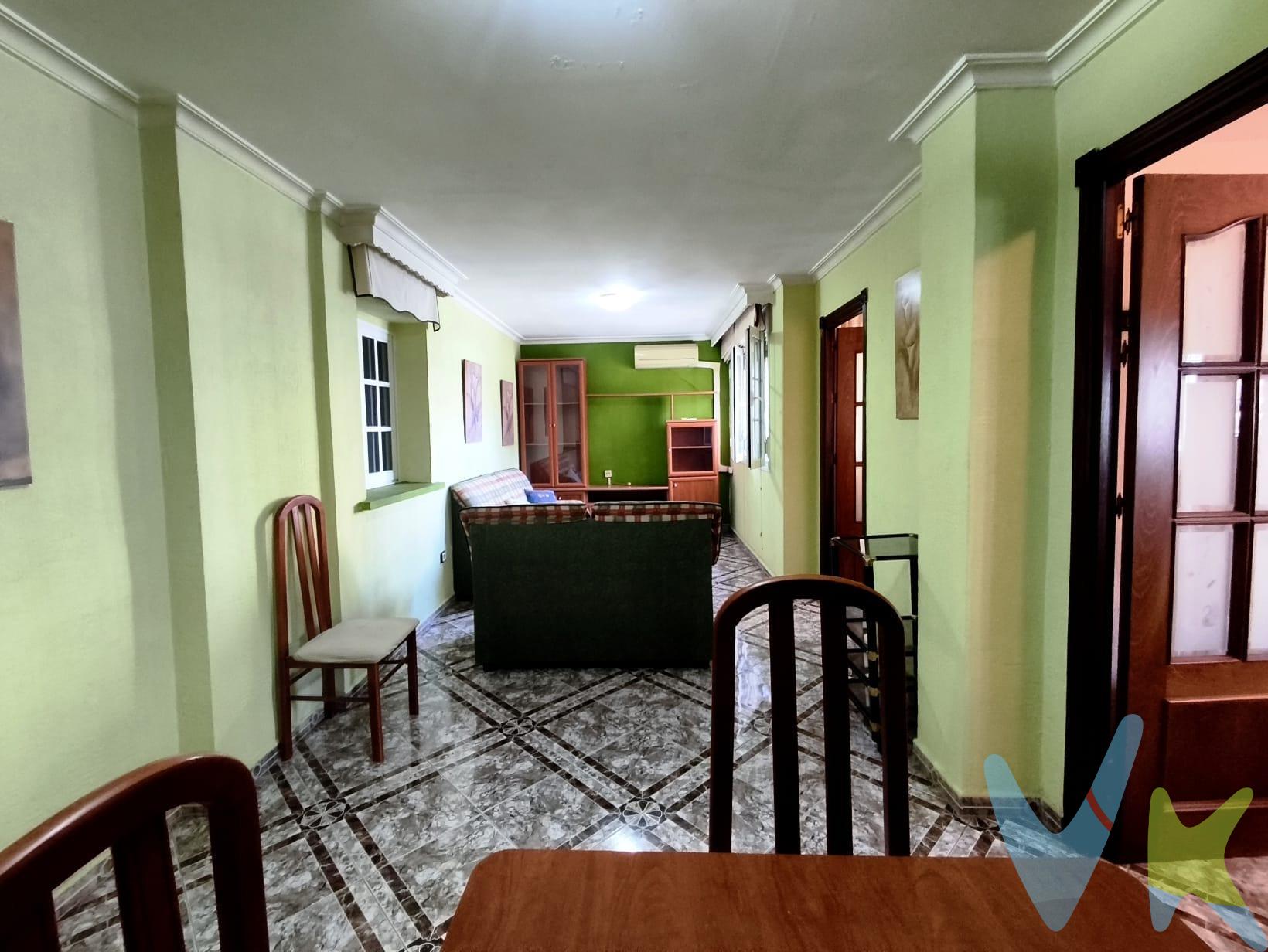 ✨ Si buscas un hogar amplio, luminoso y en una buena zona de San Fernando, ¡este piso puede ser lo que estás buscando!. La vivienda cuenta con una cómoda distribución y dispone de 4 dormitorios, dos de ellos dobles 🛏️🛏️ y dos individuales, ofreciendo espacio para toda la familia, despacho, zona de invitados o lo que necesites. 🌞 Su orientación noreste y sus amplios ventanales aportan mucha luz natural y una agradable sensación de amplitud. Además, cuenta con ventanas Climalit, que favorecen el aislamiento y el confort de la vivienda. 🛋️ Salón amplio con aire acondicionado ❄️, perfecto para disfrutar de momentos en familia durante todo el año. 🍳 Cocina amueblada, funcional y con todo lo necesario para el día a día. 🛁 Baño y una distribución pensada para aprovechar cómodamente cada estancia. 🚪 El edificio dispone de ascensor, aportando un extra de comodidad. 📍 Situado en la zona de Cobreros Viejo, una ubicación muy cómoda y bien comunicada, próxima a 🚌 transporte público, 🏫 colegios, 🏬 comercios y centros comerciales, además de zonas infantiles y todos los servicios necesarios para el día a día. 💡 Una vivienda con muchas posibilidades, ideal tanto para familias que buscan amplitud y comodidad como para quienes buscan una buena oportunidad de inversión. 📞 ¡Ven a visitarlo y descubre todo lo que este piso puede ofrecerte!. Disponemos del Documento Informativo Abreviado de la propiedad (D.I.A), según Decreto 218/2005, de 11 de octubre. La Agencia Inmobiliaria también dispone de  Seguro de Caución, para la garantía y protección de las cantidades económicas  entregadas como señal para la reserva de una vivienda. Así mismo, informamos que los gastos Notariales, Registrales, ITP, Honorarios de la Agencia y otros gastos inherentes a la compraventa no está incluidos en el precio. Por mandato expreso del propietario, comercializamos este inmueble en exclusiva compartida, lo que le garantiza el acceso a toda la información, a un servicio de calidad, un trato fácil, sencillo y sin interferencias de terceros. Por este motivo, se ruega no molestar al propietario, a los ocupantes de la propiedad o a los vecinos. . Muchas gracias por su comprensión. 