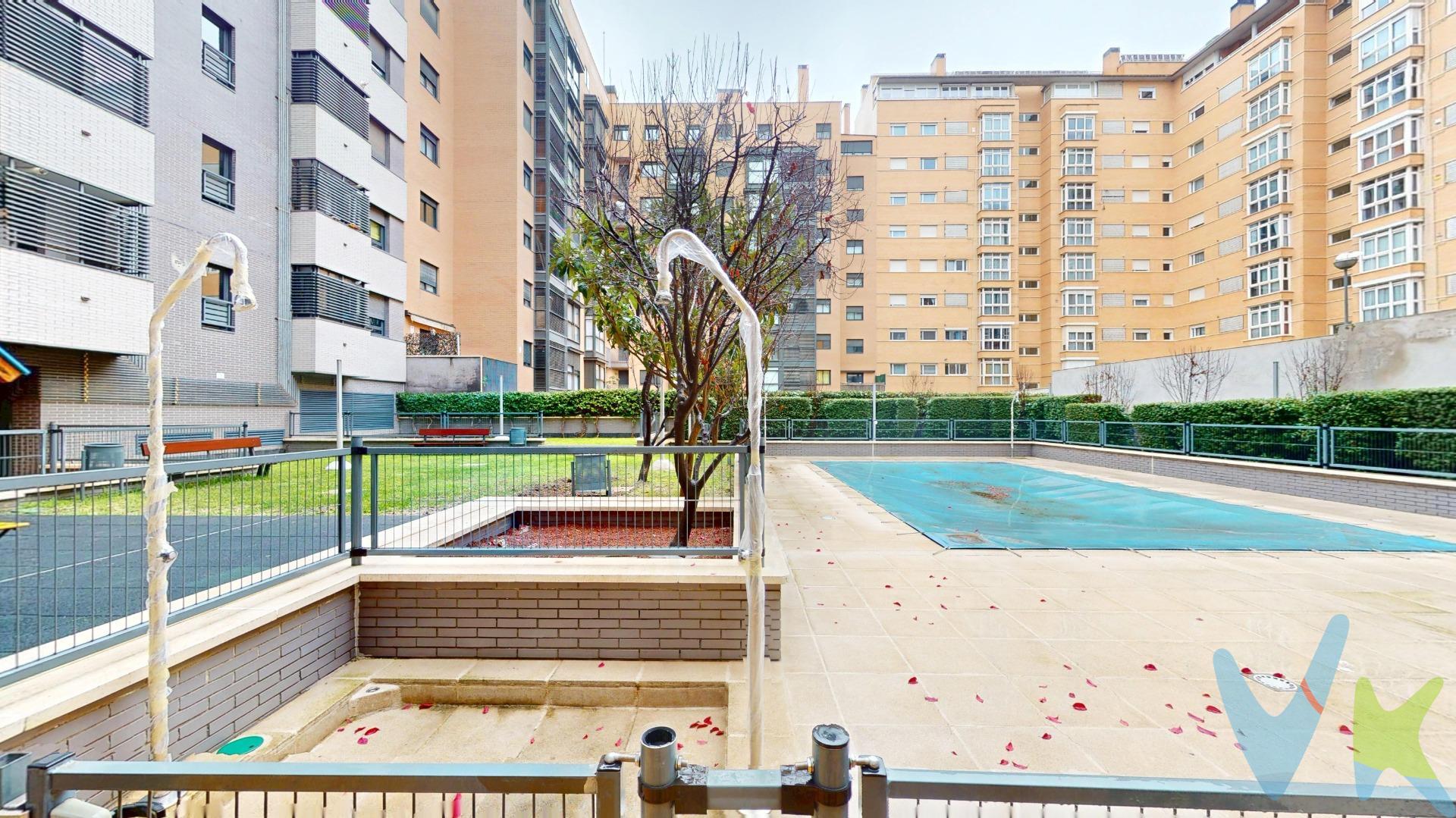 Si quieres una vivienda de construcción seminueva , con mejoras realizadas, bien comunicada, , zonas comunes y luminoso con vistas espectaculares está es tú vivienda. Vivienda muy acogedora y bien distribuida de 76 metros cuadrados construidos, 2 dormitorios , uno de ellos en suite , salón independiente, 2 cuartos de baño, cocina y tendedero. Las calidades son las siguientes ventanas de aluminio con rotura de puente térmico, puertas interiores macizas lacadas en blanco, suelos de gres y tarima, aire acondicionado por conductos, calefacción gas natural individual, impresionantes armarios empotrados forrados con cajoneras mejorados por la propiedad, toldos en los dos dormitorios y salón, los cuartos de baño con mampara uno con plato de ducha y otro bañera, . La vivienda se encuentra en una septima planta por lo que es bastante soleada con vistas despejadas, con orientación Este y Oeste. La finca es urbanización cerrada con piscina, zona infantil, local comunitario  y consta de conserje. Es adaptada para personas con movilidad reducida y consta de dos ascensores. Vecindario mayormente parejas jovenes con poder adquisitivo y niños pequeños. En él precio se incluye plaza de garaje con acceso directo desde el ascensor, bastante amplia con instalación para coches eléctricos y trastero. El entorno cuenta con todo tipo de infraestructuras a nivel de transporte público metro Valdecarros o Las Suertes línea 1,  a 25 minutos de la puerta del Sol, líneas de autobuses nº 145, 142 y nocturno N9, , varios colegios públicos y concertados Ángel Nieto, Gredos San Diego Las Artes, Loyola De Palacio, Torrevilano, guarderías La Revoltosa, Chulapos y escuela infantil La Preciosa, centro de salud Ensanche de Vallecas, farmacias, entidades bancarias, supermercados Mercadona, centro comercial La Gavia el más grande de todo Madrid con todas las tiendas de moda, restaurantes, Cine y supermercado Carrefour a excasos 550 metros, varios parques infantiles en la zona para ir de paseo con los niños en avenidas y calles bastantes amplias. Revalorización: Los precios en el Ensanche de Vallecas han mostrado un crecimiento sostenido, con incrementos anuales que han llegado a superar el 9% recientemente. Se prevé que el mercado en Madrid continúe subiendo entre un 3% y 6% anual en 2026. Urbanizaciones Modernas: Los edificios en esta calle,  suelen ser construcciones del siglo XXI (aprox. 2007) que incluyen piscina, garaje y zonas comunes, comodidades difíciles de encontrar a precios similares en el centro histórico. Ambiente Familiar: Es considerado el barrio "más joven" de Madrid por la edad media de sus residentes, lo que garantiza un entorno dinámico y orientado a la vida familiar. En cumplimiento de lo dispuesto en el artículo 20 del Texto Refundido de la Ley General para la Defensa de los Consumidores y Usuarios, en su redacción vigente desde el 28 de diciembre de 2025, se informa expresamente de que el precio publicado no incluye los impuestos ni los gastos adicionales derivados de la compraventa, tales como el Impuesto de Transmisiones Patrimoniales o el IVA en su caso, Actos Jurídicos Documentados, aranceles notariales y registrales u otros gastos inherentes a la operación, los cuales se determinarán en función del precio final de cierre de la compraventa. El precio final ofertado respeta la normativa reguladora de precios que resulte aplicable. Asimismo, la presente operación devengará honorarios de intermediación profesional equivalentes, como máximo, al 5% del precio final de compraventa, más el IVA vigente, que serán abonados por la parte compradora.