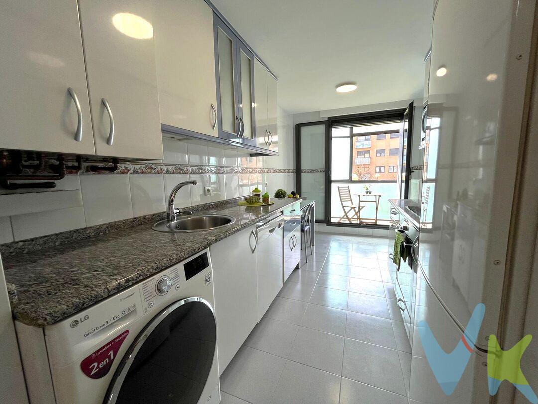  ¿Buscas una vivienda donde la luz sea la protagonista? Este impecable piso en la zona más moderna de Buztintxuri te ofrece eso y mucho más. Construido en 2005, destaca por su excelente orientación Este-Oeste, garantizando sol y claridad durante todo el día.
Cuenta con un salón-comedor independiente muy acogedor y una cocina totalmente equipada con electrodomésticos de calidad y un práctico tendedero acristalado, dos dormitorios, uno de ellos con su propio baño, dos baños completos con plato de ducha.  
Este piso no es solo una vivienda, es calidad de vida, ubicada en un edificio de 2005 en la zona más nueva del barrio, esta propiedad destaca por su espectacular jardín comunitario, un espacio seguro y tranquilo para disfrutar al aire libre.
La vivienda está pensada para el bienestar: ventanas Climalit con aislamiento termoacústico de alto nivel para disfrutar del silencio y la temperatura ideal. Además, el precio incluye plaza de garaje y trastero en el mismo edificio.   Ubicado a un paso de centros de salud, bancos y supermercados. ¡Listo para entrar a vivir!
 

Datos meramente informativos, sin valor contractual.   El PVP indicado no incluye impuestos (régimen general del ITP (Impuesto de Transmisiones Patrimoniales) es el 6% sobre el precio de compra) ni gastos de transmisión (notaría, registro, AJD (Actos Jurídicos Documentados), que suma aproximadamente un 2% sobre el precio de compra). Honorarios de la agencia a cargo del vendedor. NO SE COBRA HONORARIOS AL COMPRADOR..
 
