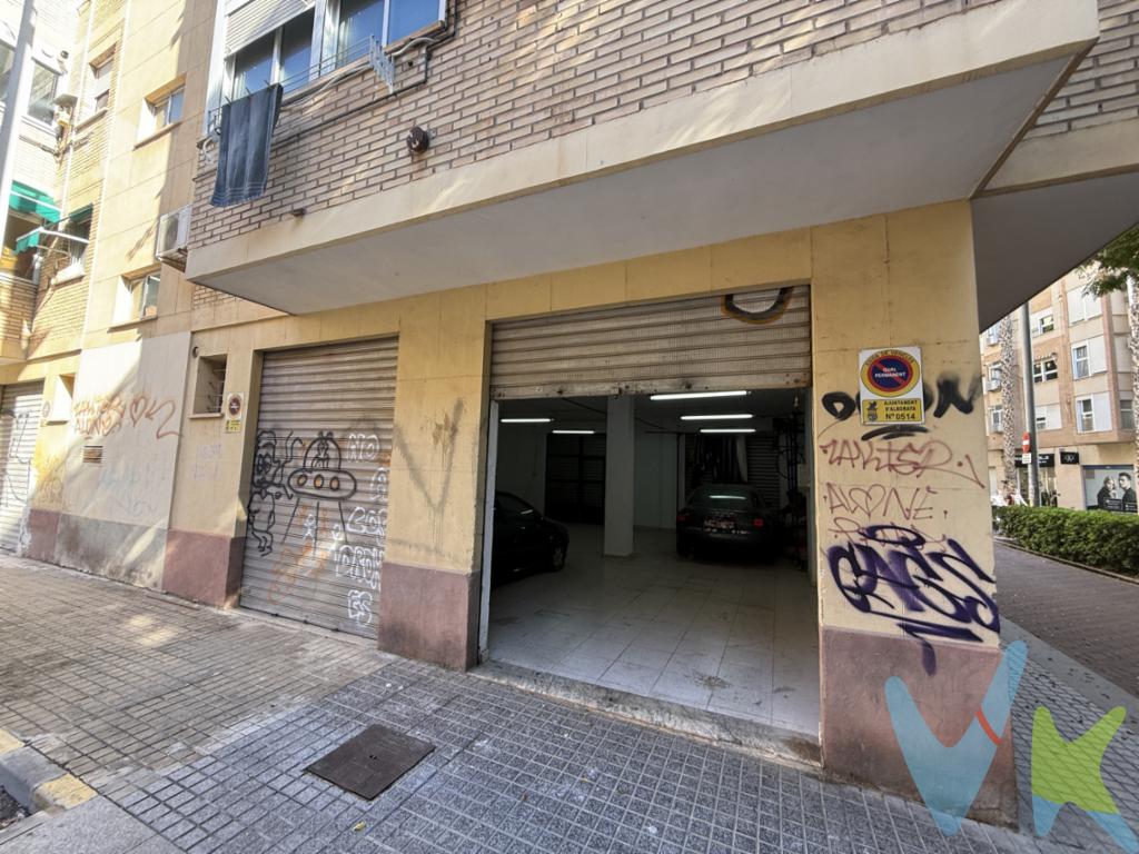 ¿Buscas un local donde abrir tu negocio? ¿O lo realmente buscas un sitio donde guardar tus vehículos y enseres personales que no utilizas en tu día a día? Este espacio ofrece un gran potencial para reformar y personalizar a gusto.Excelente oportunidad de adquirir este bajo totalmente exterior a 3 calles. Está situado en una de las mejores zonas de Alboraya, con mucho tránsito de personas y muy bien comunicada con el transporte público, lo que asegura muy buena visibilidad y accesibilidad constante.El local cuenta con 2 puertas metálicas de acceso por cada una de sus 3 fachadas. Actualmente el local se encuentra diáfano con un aseo y cuenta con 2 vados.Actualmente dispone de el alta de la luz.Ideal para quienes necesiten un espacio amplio y multifuncional, como garaje, para negocios y/o almacén que requieran facilidad de carga y descarga.------Agencia Registrada con el Nº 2960 en el Registro Obligatorio de Agentes Inmobiliarios de la Comunitat Valenciana, según el DECRETO 98/2022, de 29 de julio, del Consell, por el que se regula el Registro de Agentes de Intermediación Inmobiliaria de la Comunitat Valenciana.La documentación del inmueble ha sido revisada y estimamos que reúne todos los requisitos necesarios para ser comercializado.El precio del inmueble no incluye los honorarios de la agencia que ascienden a un 4% + IVA, ni los gastos de notaría y registro de la propiedad (que están sujetos a aranceles y varían dependiendo del precio de escrituración), ni los impuestos (que en la Comunitat Valenciana varían dependiendo del precio del inmueble y de las características personales del comprador). Si tramita la inscripción una gestoría, deberá abonar sus honorarios más iva ( en este caso suele oscilar entre los 250EUR y los 400EUR + iva).Las medidas aquí expuestas han sido obtenidas del Catastro.El anuncio no es vinculante, puede contener errores.¿Tienes alguna duda? Consúltanos.***Los vendedores han confiado en este equipo para gestionar la venta del inmueble de forma exclusiva. Como no puede ser de otra forma, garantizamos un servicio de calidad, actuando en todo momento de forma transparente, ética y profesional. Así pues, se ruega la no interferencia de terceros, y sobre todo, no molestar a los propietarios, a los ocupantes del inmueble o a los vecinos. Muchas gracias por tu comprensión. 