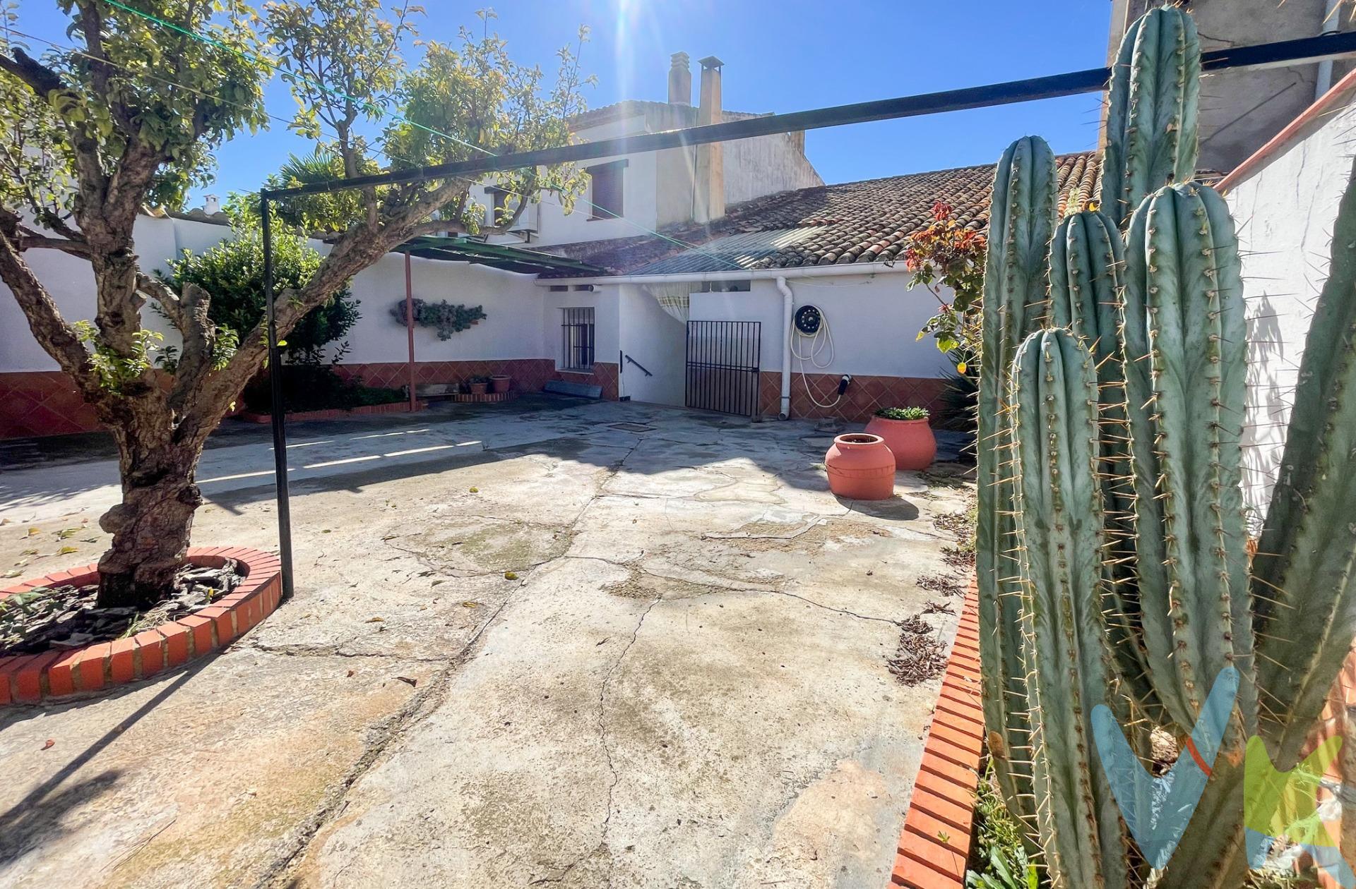 🏡 Casa de pueblo con alma y espacio para todo — Casas del Río, Requena. Hay lugares que invitan a quedarse, a bajar el ritmo y disfrutar de lo auténtico. Casas del Río es uno de esos rincones donde el tiempo se mezcla con el sonido del agua y la vida tranquila del interior. Famoso por su noria de madera, su río y su ambiente acogedor, este bonito pueblo se transforma con las estaciones: paz y silencio en invierno, alegría y naturaleza viva en verano. En este entorno privilegiado se encuentra esta amplia casa de pueblo de 318 m², con acceso a dos calles y un sinfín de posibilidades para vivir o disfrutar como segunda residencia. Nada más entrar, un gran hall da la bienvenida a una vivienda reformada con carácter y calidez. En la planta principal encontramos cuatro habitaciones dobles, un acogedor salón comedor con chimenea, una sala de estar también con chimenea, un aseo y una cocina equipada, pensada para reuniones familiares y buenos momentos alrededor del fuego. En la segunda planta, una amplia buhardilla o cambra, con el techo nuevo y vigas de hormigón, ofrece espacio extra para adaptar a tus necesidades: estudio, dormitorio, taller o zona de juegos. La parte trasera es un auténtico oasis: un patio cubierto con baño completo y lavadero independiente, que da paso a un gran patio con árboles, parras y flores, ideal para cenas al aire libre o tardes de verano. Además, cuenta con una segunda cocina con barbacoa y paellero, perfecta para disfrutar con familia y amigos. Y al fondo, un amplio garaje diáfano con capacidad para cuatro coches, con salida directa a la calle trasera: espacio de sobra para motos, barcas, canoas o cualquier afición que quieras mantener viva. 💶 Precio: 120.000 €. 📍 Ubicación: Casas del Río (Requena, Valencia). Una casa donde la vida de pueblo, la naturaleza y el espacio se encuentran para ofrecerte algo más que una vivienda: un estilo de vida auténtico. . La descripción del presente inmueble e imágenes tienen mero carácter informativo y en ningún caso carácter contractual, pudiendo ser modificados por la inmobiliaria comercializadora sin que ello implique responsabilidad alguna frente a terceros. En el precio de venta a público, esta propiedad NO incluye los gastos de adquisición (Notario, registro, gestión, honorarios, etc…). 