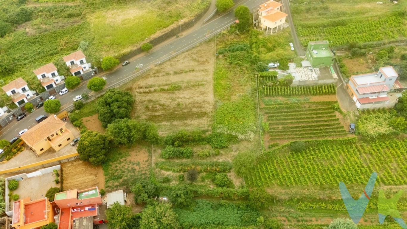 ¡Oportunidad única en Ravelo, El Sauzal, Tenerife! . Descubre este impresionante terreno urbano de 529 m², perfecto para construir la vivienda de tus sueños en un entorno privilegiado. Además, cuenta con un amplio terreno rústico anexo de 1.656 m², ideal para proyectos agrícolas, de ocio o expansión. Situado en una zona tranquila y exclusiva, este terreno ofrece unas vistas panorámicas espectaculares que te cautivarán cada día. Aprovecha la oportunidad de invertir en un lugar con gran potencial y disfruta de la belleza natural que rodea esta fantástica propiedad. ¡Contacta con nosotros y haz realidad tu proyecto en el paraíso! 