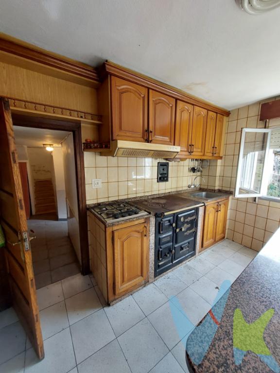 Oportunidad única! Casa para reformar en Ciella, Cangas de NarceaSi buscas una vivienda con encanto en plena naturaleza para reformar a tu gusto, esta casa en Ciella es la opción ideal. Ubicada a solo 17 minutos de  del núcleo Cangas de Narcea ( 1:30h de Oviedo y a 1:45 Gijón) ofrece el equilibrio perfecto entre tranquilidad y conexión con los servicios esenciales.La casa se distribuye en dos plantas y cuenta con:✅ Primera planta:  Cocina con cocina de gas y carbón   Baño completo con bañera y ventilación Amplia despensa con congelador Cuatro amplias habitaciones✅ Planta superior:  Una amplia habitación con vistas a la montaña   Un dormitorio tipo guardilla, también, con maravillosas vistas La vivienda conserva su estructura original y necesita reforma integral, lo que permite adaptarla completamente a tus necesidades y gustos.Otros detalles:✔ Ventanas de aluminio (excepto en la guardilla) ✔ Calefacción instalada ✔ Suelos de gres y portería de madera ✔ Tomas de televisiónAdemás, incluye un hórreo, un pajar,  una cuadra y un tendejón de trabajo, ofreciendo múltiples posibilidades para restaurar y aprovechar cada espacio según tus necesidades.Con unas vistas privilegiadas a la naturaleza, esta casa es una excelente opción para quienes buscan un proyecto de reforma con un gran potencial.¡No dejes pasar esta oportunidad! Contacta para más información o para concertar una visita.