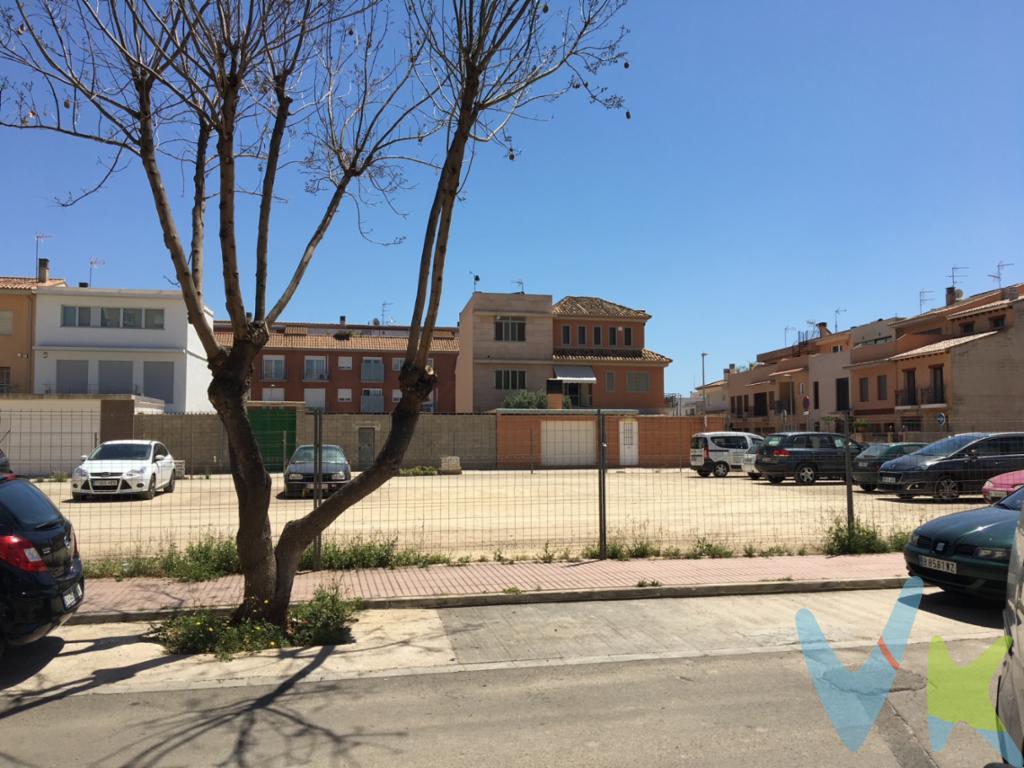 Te presentamos solar en Museros, en la zona residencial de la Escoleta. Calle Massamagrell, con una fachada de 6,15 y una profundidad de 26 metros. Las normas del sector establecen que de los 26 metros de profundidad 3 metros delanteros se destinarán a patio, 12 metros siguientes para edificación principal, seguidos de 5,50 para patio descubierto y parte posterior de 5,5 destinado a garaje, que tendrá este ultimo acceso independiente desde la calle de accesos a garaje. 