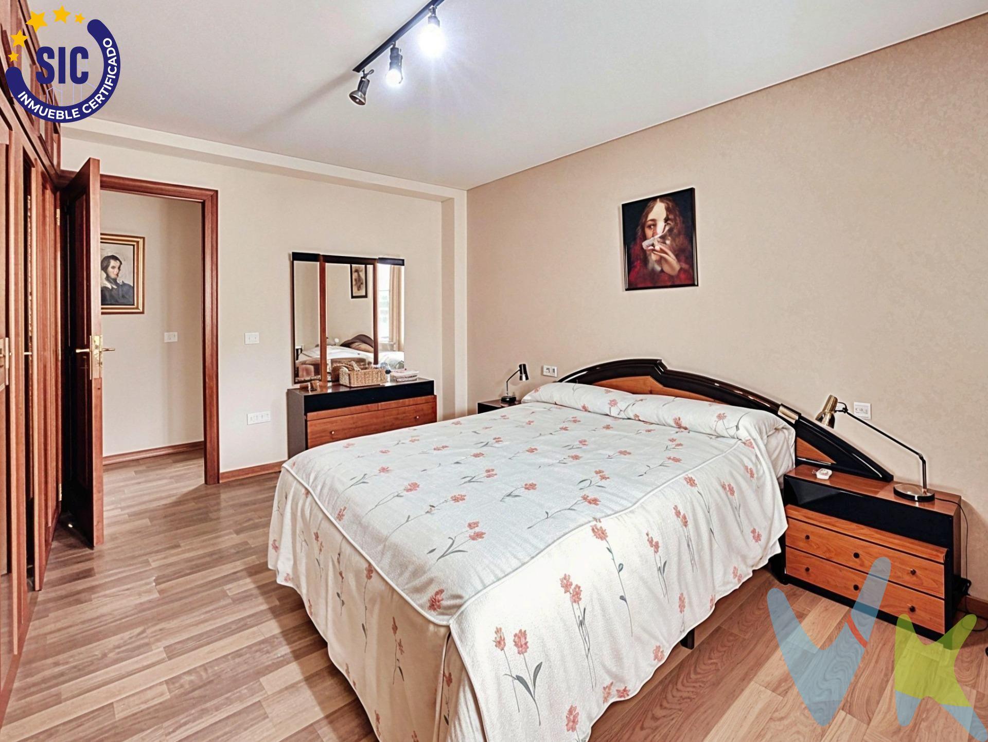 A solo 5 minutos a pie de la playa, este amplio dúplex de 180 m² construidos (según catastro) destaca por su luminosidad, amplitud y ubicación privilegiada. Resultado de la unión de dos viviendas con fincas registrales independientes, ofrece un espacio único y versátil: perfecto para familias que buscan amplitud, profesionales que trabajan desde casa o inversores que desean dividir el espacio en dos unidades. Situado en una de las zonas más demandadas de València, junto a las universidades de Tarongers y la Politécnica, con comercios, transporte y servicios a pie de calle. Distribución:. Planta baja. - 1 habitación doble. - Amplio salón-comedor. - Baño con bañera. - Cocina equipada con salida a patio comunitario. Primera planta. - 2 habitaciones dobles (una con balcón a la calle). - 2 habitaciones simples (una habilitada como vestidor). - Cocina equipada. - Baño con plato de ducha. Características destacadas:. - Suelos de tarima. - Ventanas climalit con mosquiteras (cristal espejo en planta baja). - Aire acondicionado frío/calor, en el salón-comedor y en la habitación principal. - Armarios empotrados. - Sistema de ósmosis. - Agua caliente por gas natural. El inmueble es el resultado de la unión de dos viviendas con fincas registrales independientes, lo que permite:. - Dividirlo fácilmente en dos unidades para alquilar por separado. - O mantenerlo como un único y amplio dúplex para alquiler por habitaciones. Actualmente 5 habitaciones con posibilidad de llegar a tener 8 habitaciones. Inversores. - 180 m² construidos (según Catastro). - Doble acceso y fincas registrales independientes. - Alta demanda de alquiler por proximidad a universidades. - Alta Rentabilidad. - A 5 minutos de la playa. - Zona consolidada y en crecimiento. - Una inversión sólida en un entorno con alta demanda de alquiler y revalorización constante. Ubicación privilegiada:. - A solo 5 minutos andando de la playa. - Próximo a Universidad Politécnica y Universidad de Tarongers. - Zona con alta demanda y excelentes comunicaciones. Solicita más información o agenda tu visita hoy mismo. VENTA:. PVP 399.000€.  Gastos e impuestos no incluidos en el precio. La compra conlleva impuestos y gastos de formalización para el comprador. A título orientativo se informa que en segundas transmisiones el  ITP  con carácter general en  Valencia  es del  10%, pudiendo existir otros tipos impositivos atendiendo a  las circunstancias  personales del comprador u otras circunstancias previstas legalmente. Base imponible del impuesto el mayor valor entre el precio de compraventa, la tasación o el valor de referencia catastral. En cuanto a los gastos de  notaría y registro, en su caso,  suelen oscilar aprox; entre 1,5% y 2,5% (aranceles variables según precio, n.º de copias y complejidad). El comprador elige notario. Si el comprador precisase de  hipoteca: tasación, condiciones y costes bancarios serán según entidad elegida por el comprador, así como los gastos de gestoría, y cualesquiera otros gastos inherentes a la formalización de la compraventa que legalmente correspondan a la parte compradora, salvo pacto expreso en contrario con el vendedor. El consumidor tiene,  conforme a la normativa vigente, a su disposición información y documentación adicional relativa al inmueble y condiciones de la compraventa, que podrá ser consultada en C/Joaquín Costa 4, bajo 46005 Valencia o urbe2@remax.es. Honorarios de mediación inmobiliaria a cargo del  COMPRADOR: (3% del precio final de venta más IVA (21%), salvo otro pacto.); y  de VENDEDOR (según acuerdo con el mismo). . Se informa al consumidor que la agencia actúa como intermediaria inmobiliaria en la operación, estando cualquier eventual compraventa y sus condiciones sujeta a la aceptación expresa del propietario-vendedor y a la posterior formalización del correspondiente contrato.