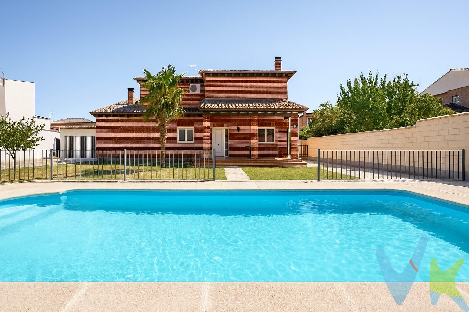 *El primer día de visitas para este chalet será el 25 de octubre de 10h a 14h en la celebración del OPEN HOUSE - Jornada de Puertas Abiertas - No se podrá visitar la vivienda antes de la celebración del OPEN HOUSE -. Desde el primer paso, el vestíbulo marca el tono: paredes blancas, suelo de madera cálido y una escalera elegante con barandilla forjada que combina carácter y armonía. Al fondo, el espacio se abre a un salón-comedor de concepto abierto, amplio y luminoso, con una chimenea-estufa de leña que promete tardes de invierno en buena compañía. La cocina, moderna y funcional, integra una gran isla de piedra negra que contrasta con los muebles de acabado mate. Es el lugar perfecto para cocinar, charlar o simplemente disfrutar de la vida cotidiana. En la planta baja hay además un dormitorio que puede ser también despacho (al que también le puedes dar uso como otro dormitorio mas), una sala de estar independiente, baño completo y amplia zona de lavandería. Todo pensado con sentido práctico, sin renunciar a la estética. Subir las escaleras es descubrir la parte más íntima de la casa. Cuatro dormitorios amplios, luminosos, con techos abuhardillados en blanco y una atmósfera de calma. El dormitorio principal es una suite con vestidor, baño propio con doble lavabo y una terraza privada que invita a empezar el día con una taza de café y vistas al jardín. Los baños combinan la calidez de la madera con la pureza del blanco, perfilería negra y detalles cuidados que marcan la diferencia. Fuera, el verdadero lujo: casa construida sobre una parcela de 775 metros donde el tiempo se detiene. La piscina privada de 30 m² de clorador salino, que brilla bajo el sol, rodeada de césped y privacidad. Un porche cubierto se convierte en comedor de verano, y bajo la pérgola de madera con barbacoa todo huele a domingos tranquilos y risas familiares. El garaje exterior para tres coches, los paneles solares alimentan el equipo de aerotermia (fría y calor) para un máximo confort, esto hace, que esta vivienda no solo sea bonita, sino también eficiente y sostenible: cuenta con certificación energética A, la más alta. https://comprochaletcabanillasdelcampo.com/. Contarás con todos los servicios cercanos para tu dia a dia: guarderías, colegios, institutos, biblioteca municipal, centro de salud, farmacias, comercios, bares, supermercados: Mercadona, La Despensa y muy pronto Ahorramás. ¡Ah, y no para crecer en habitantes! En 2022 ya son casi 11.000 personas las que disfrutan de poder vivir aquí. Lo mejor de Cabanillas es que está en un sitio ideal para movernos por carretera, ya que tiene varias autovías y carreteras importantes que pasan por aquí (A2 y R2). Además, Cabanillas del Campo forma parte del eje industrial del Corredor del Henares. ¡Es todo un referente nacional de logística y transporte!. ¡Aquí no sólo estrenas casa, estrenas forma de vivir!. Más espacio, más luz, más confort. Un hogar pensado para disfrutar, sin prisas, cada día del año. Cuenta con la mejor *CERTIFICACIÓN ENERGÉTICA: “A”. *IMPORTANTE: impuestos y gastos (ITP o IVA, notaria, registro, gestoría, tasación, etc.) no están incluidos en el precio de venta. ¡Si tienes alguna pregunta, no dudes en llamarnos y te la aclararemos!