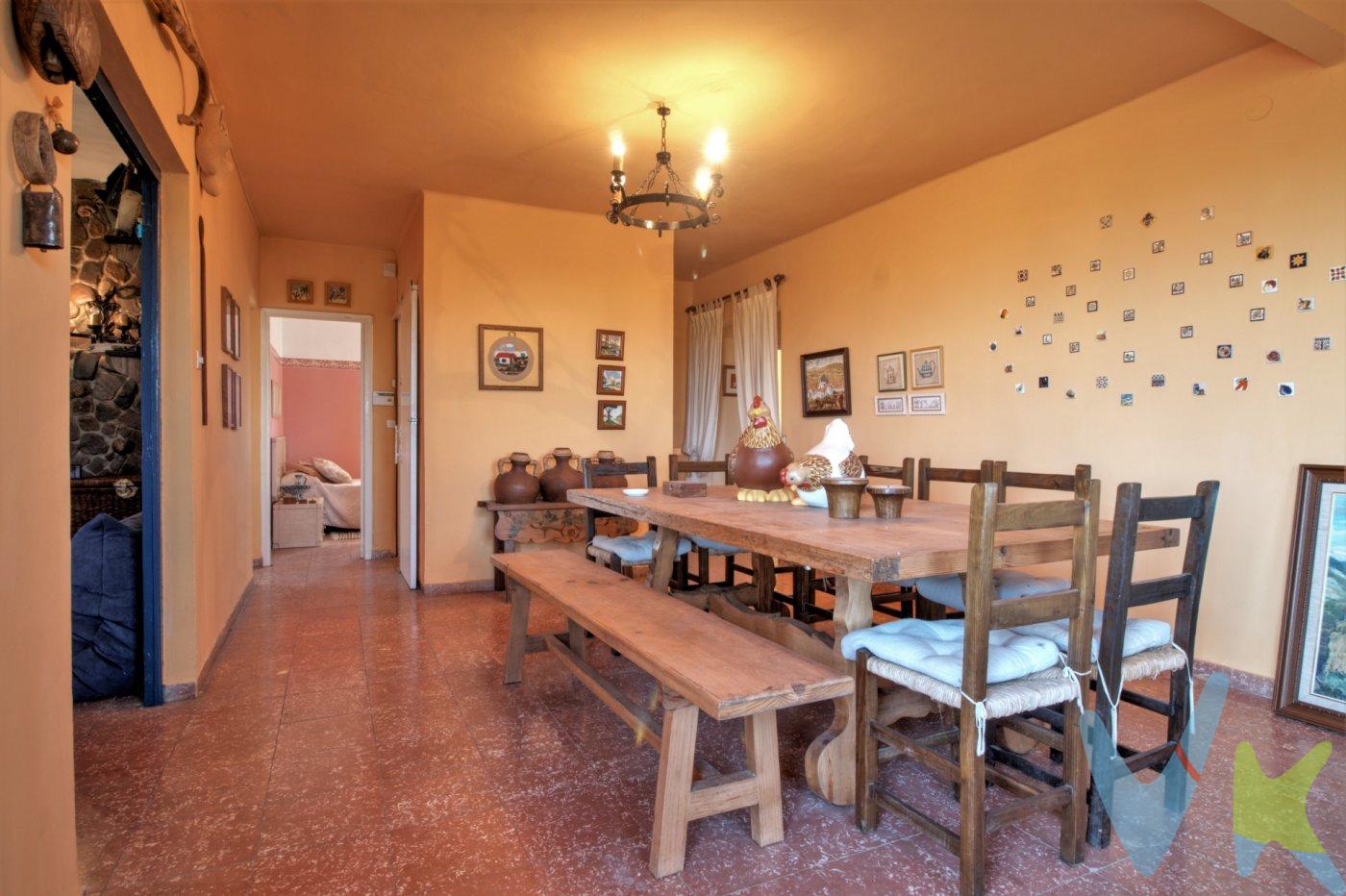 Maset con una antigüedad que data de 1.980 rodeado de una finca de naranjos en explotación con una superficie de 5.000 m2.  En muy buen estado de conservación y totalmente exterior, al tratarse de una edificación exenta distribuida en dos plantas.  La planta superior consta de tres dormitorios dobles, un baño completo con plato de ducha, cocina y gran salón comedor, desde el que se accede a una terraza descubierta con vistas despejadas sobre la finca de naranjos.  En la planta inferior se encuentra un segundo baño, también con plato de ducha, la bodega, un estudio-taller y el lavadero.  La cocina es independiente, muy luminosa gracias a su doble orientación, y se encuentra equipada con todos los electrodomésticos.  El exterior de la planta baja consiste en un amplio espacio diáfano porticado y comunica con el patio de la fachada posterior, donde se encuentra el pozo y la barbacoa, junto a un cuarto donde se almacena la leña y los aperos de labranza.  En un tranquilo entorno natural y al mismo tiempo bien comunicado con el centro urbano, del que dista cuatro kilómetros. (*) Cláusula de Transparencia y Desglose de Gastos. En cumplimiento de las obligaciones de información previstas en la Ley 10/2025, de 28 de diciembre, de servicios de atención a la clientela y transparencia, así como en la normativa sectorial vigente, se hace constar que el precio indicado no incluye los gastos e impuestos inherentes a la adquisición, los cuales se desglosan a continuación:. - Impuesto sobre Transmisiones Patrimoniales (ITP): Se aplicará el tipo impositivo vigente en la Comunidad Valenciana, generalmente el 10%, sin perjuicio de tipos reducidos aplicables según las circunstancias personales del comprador o las características del inmueble. El impuesto se devenga sobre el Valor de Referencia Catastral o el precio de venta, aquel que resulte superior. Para una información exhaustiva sobre el funcionamiento, tipos impositivos y bonificaciones del ITP, puede consultar el portal oficial de la Agencia Tributaria autonómica en el siguiente enlace: www.atv.gva.es/es/itpajd. - Gastos de Notaría: Los honorarios notariales se calcularán conforme al arancel oficial regulado en el Anexo I, del Real Decreto 1426/1989, de 17 de noviembre, por el que se aprueba el arancel Notarial. - Gastos de Registro: La inscripción en el Registro de la Propiedad se facturará según el arancel oficial establecido en el Anexo I, del Real Decreto 1427/1989, de 17 de noviembre, por el que se aprueba el arancel de los Registradores de la Propiedad. - Gastos de Gestión: Los honorarios por la tramitación administrativa, liquidación de impuestos e inscripción registral, en el supuesto de ser a cargo de la agencia inmobiliaria, ascienden a 302,50 € (IVA incluido). - Honorarios Agencia del Vendedor: incluidos en el precio publicado. - Honorarios Agencia del Comprador: Se informa que eventualmente podrían existir honorarios profesionales a cargo del adquirente, en aquellos casos en que se hubieran contratado previamente los servicios específicos del encargo de compra y en ningún caso estarán vinculados al precio.