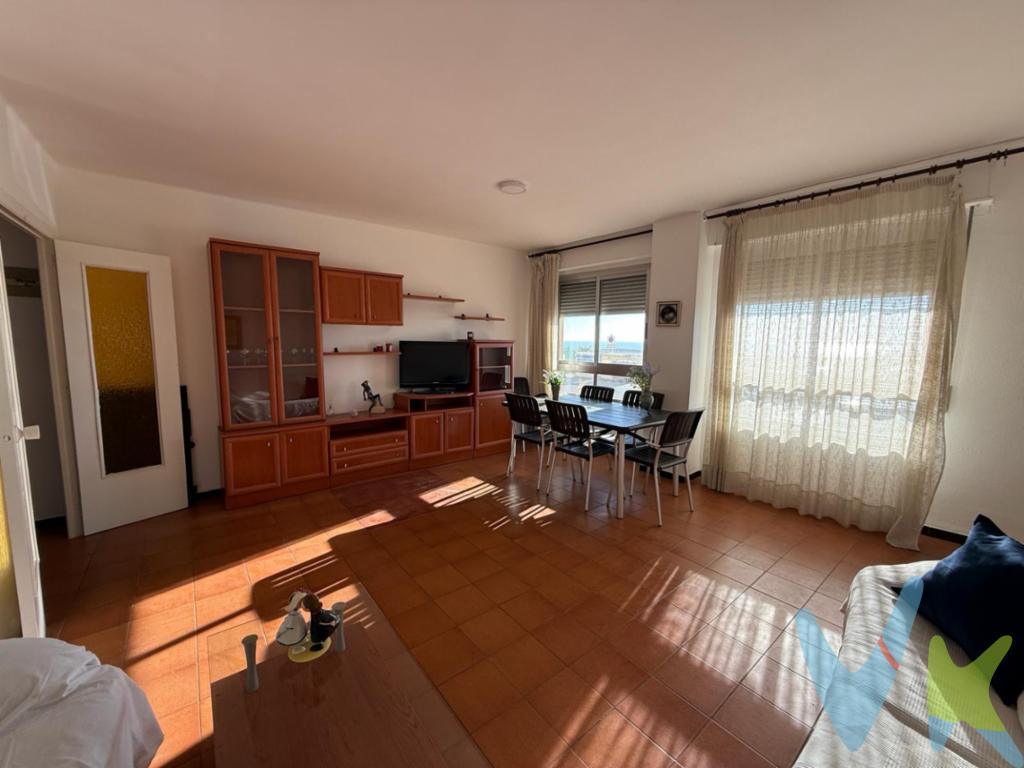  ¡Descubra su futuro hogar en la encantadora localidad de Burriana! Presentamos un extraordinario piso, SEMI REFORMADO, en venta situado en la privilegiada zona Playa. Este espacioso inmueble brinda una inigualable y cómoda vida en la costa, perfecto para aquellos que valoran la proximidad al mar y la facilidad de acceso a las comodidades urbanas.Este piso, construido en 1979 se extiende a lo largo de 153 metros cuadrados construidos, de los cuales 97 metros son útiles. Su diseño inteligente ofrece una distribución óptima para enriquecer sus experiencias diarias. Las tres luminosas habitaciones proporcionan un generoso espacio para que cada miembro de la familia disponga de su propio rincón personal. Todas las estancias han sido cuidadas con esmero y equipadas para asegurar el máximo confort.La propiedad se vende completamente amueblada, facilitando la transición para los nuevos propietarios. Además, cuenta con electrodomésticos modernos que están perfectamente integrados, permitiendo disfrutar de la funcionalidad sin renunciar al estilo.Un atractivo esencial de esta vivienda es su impresionante vista al mar. La cercanía al océano le permitirá deleitarse diariamente con amaneceres espectaculares y la serenidad que solo el sonido de las olas puede ofrecer. Este entorno único en Burriana asegura una elevada calidad de vida, combinando naturaleza y comodidad en perfecta armonía.Situada en una posición estratégica, la propiedad cuenta con un confortable acceso a transporte público con una línea de autobús cercana, facilitando la conexión con otros puntos de la ciudad y alrededores. Este detalle resulta ideal para aquellos cuyo estilo de vida requiere movilidad sin complicaciones.El edificio, además, está dotado de ascensor, añadiendo un extra de comodidad especialmente relevante en el día a día. Ya sea para subir las compras con la máxima facilidad o simplemente disfrutar de un paseo sin escaleras, este equipamiento se erige como un valioso activo para el bienestar integral.Estar en la zona de Playa de Burriana no solo ofrece el atractivo de la costa, sino también una amplia variedad de servicios y actividades recreativas disponibles al alcance de la mano. Tiendas, restaurantes, y ocio diverso enriquecen la experiencia de vivir aquí, haciendo que cada día esté lleno de nuevas posibilidades.No hay duda de que este piso es una oportunidad única que combina ubicación, amplitud y características modernas. Quienes valoren la vida cerca del mar sin renunciar a las comodidades urbanas encontrarán en esta propiedad su sueño hecho realidad. Les invitamos a conocer este magnífico piso en el corazón de una vibrante comunidad costera. Nosotros estaremos encantados de organizar una visita para usted, permitiéndole vivir en persona la experiencia enriquecedora que esta casa puede ofrecerle.No deje pasar esta oportunidad. Este piso en la Playa de Burriana está listo para convertirse en su nuevo hogar, brindándole momentos inolvidables. Póngase en contacto con nosotros para más información y para concertar su visita. No se arrepentirá de conocer esta joya junto al océano. 