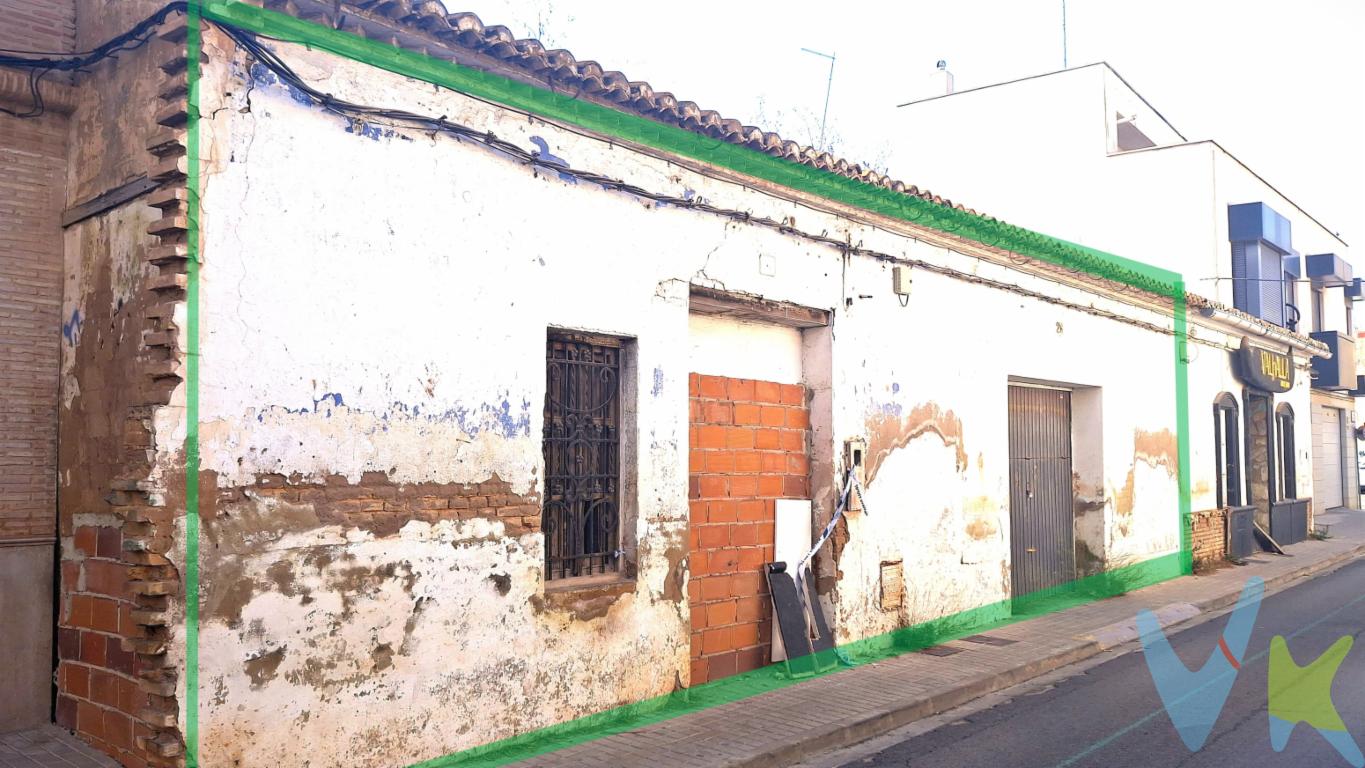 OPORTUNIDAD ÚNICA EN EL CENTRO DE ALDAIA! DOS SOLARES (EN UNO) EN VENTA CON AMPLIA FACHADA. ¡EL ESPACIO PERFECTO PARA HACER REALIDAD TU PRÓXIMO PROYECTO! VALENCASA te presenta esta interesante oportunidad inmobiliaria en pleno centro de Aldaia, una ubicación privilegiada para quienes buscan construir en una zona consolidada, con comercios, servicios y equipamientos a su alcance.Se trata de dos solares urbanos contiguos que se venden conjuntamente como una única unidad, ofreciendo una excelente oportunidad para desarrollar un proyecto de nueva construcción. CARACTERÍSTICAS PRINCIPALESSuperficie gráfica catastral conjunta: 224 m².Fachada aproximada de 14 metros.Profundidad aproximada de 14 metros.Dos parcelas contiguas, comercializadas conjuntamente.Ubicación céntrica en el casco urbano de Aldaia. SE VENDE CON DERRIBO EJECUTADO !!Parcela sujeta a retranqueo, conforme a las condiciones urbanísticas aplicables. UNA OPORTUNIDAD CON MUCHAS POSIBILIDADESUno de los grandes atractivos de esta propiedad es su amplia fachada de aproximadamente 14 metros, una característica especialmente interesante para plantear un proyecto de construcción adaptado a tus necesidades.Su ubicación en el centro de Aldaia permite disfrutar de la comodidad de tener cerca los servicios habituales del día a día, en un entorno urbano consolidado.Además, la propiedad se comercializa con el derribo ejecutado, lo que supone una ventaja para quienes desean comenzar un nuevo proyecto sin tener que asumir por su cuenta esa fase inicial.La futura construcción deberá ajustarse a la normativa urbanística vigente, incluidos los retranqueos exigibles, y contar con las autorizaciones correspondientes. - UBICACIÓN CÉNTRICAVivir o invertir en el centro de Aldaia significa apostar por una ubicación práctica, con vida de barrio, comercios y servicios cercanos.¡Una excelente oportunidad para crear un proyecto desde cero en una zona consolidada! Contacta con VALENCASA para recibir más información, consultar las condiciones urbanísticas y descubrir todas las posibilidades de esta propiedad.¡NO DEJES ESCAPAR ESTA OPORTUNIDAD!  CONDICIONES ECONÓMICAS Y LEGALESPVP: 210.000 Gastos e impuestos no incluidos en el precio. La compra conlleva impuestos y gastos de formalización para el comprador.En las segundas o ulteriores transmisiones, el Impuesto de Transmisiones Patrimoniales (ITP) se liquidará conforme a la normativa vigente de la Comunitat Valenciana. Con carácter general, el tipo aplicable es del 10%, sin perjuicio de la aplicación de tipos reducidos del 8%, 6%, 4% ó 3% cuando concurran los requisitos legalmente establecidos para ello.La compraventa se realizará con gastos según ley, por lo que los gastos de notaría y registro de la propiedad serán asumidos conforme a lo dispuesto en la normativa aplicable. A título orientativo, dichos gastos, según aranceles oficiales, pueden situarse aproximadamente entre 400  y 800 , dependiendo del precio final y de las circunstancias de la operación.Honorarios de intermediación inmobiliaria no incluidos en el precio: 4 % más IVA sobre el precio final de venta.Se informa al consumidor que la agencia actúa como intermediaria inmobiliaria en la operación, estando cualquier eventual compraventa y sus condiciones sujeta a la aceptación expresa del propietario o vendedor y a la posterior formalización del correspondiente contrato de arras.El consumidor tiene, conforme a la normativa vigente, a su disposición información y documentación adicional relativa al inmueble, pudiendo consultarla en la agencia inmobiliaria.La información contenida en este anuncio tiene carácter meramente informativo y no contractual, pudiendo estar sujeta a errores u omisiones involuntarias.    