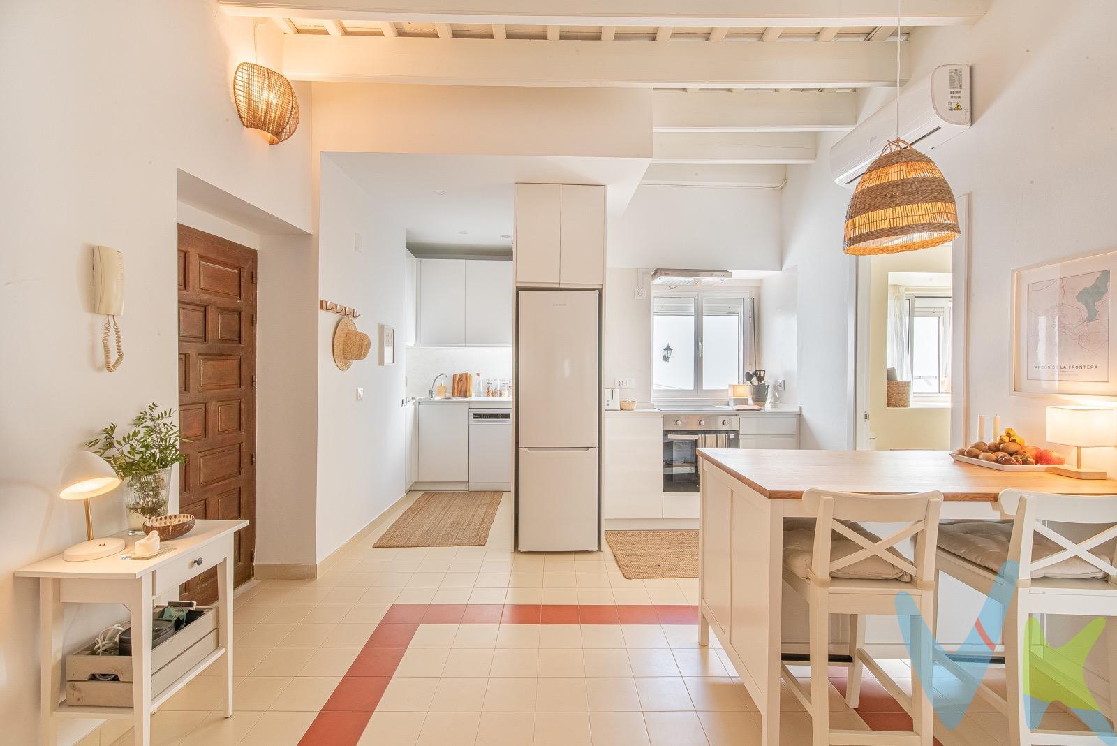 Venta de apartamento reformado en el casco antiguo de Arcos de la Frontera, localidad que pertenece a la Ruta de los pueblos blancos de la sierra de Cádiz. El apartamento tiene 40m2 útiles, distribuido en salon / comedor / cocina, dos dormitorios y cuarto de baño. Partes del apartamento ha sido reformado en 2024. Tiene techos altos y en el dormitorio principal entra mucha luz natural, da la sensación que tiene más m2 que tiene realmente. Hay una terraza privada en la azotea con una de las mejores vistas en el casco antiguo, la terraza tiene aproximado 8m2 x 4m2. La vivienda esta ubicada en el casco antiguo de Arcos de la Frontera, con cercanía a restaurantes y bares. El mobiliario esta incluido en el precio, listo para entrar y vivir. No dudes en contactar con Costa Luz Homes para visitarlo!. Informamos a nuestros clientes de que los gastos de notaría, registro, gestoría, impuestos y los honorarios de la agencia no están incluidos en el precio. A su vez, disponemos del documento informativo abreviado de la propiedad (según decreto 218/2005, del 11 de octubre) y de seguro de caución, para la protección del dinero entregado como señal para la reserva de una vivienda.