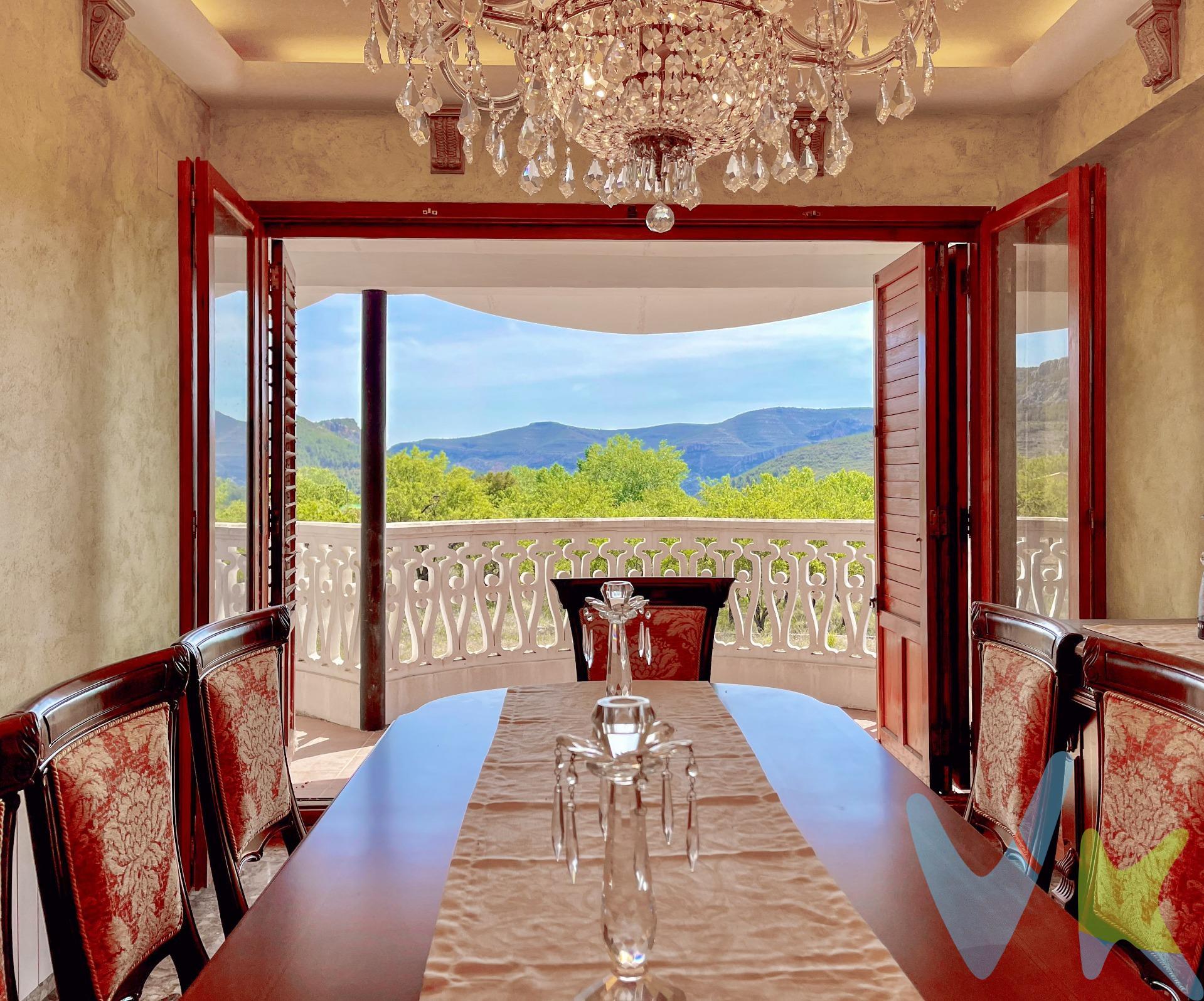 Un Hogar que Enamora. Este magnífico chalet independiente, construido con las mejores calidades, es el lugar donde la comodidad y la naturaleza se unen en perfecta armonía. Planta Principal:. Salón Comedor: El salón comedor señorial, con su imponente chimenea, te invita a crear recuerdos inolvidables junto a tus seres queridos. Un espacio amplio y acogedor, ideal para momentos de calidez y alegría. Terraza Exterior: Imagina disfrutar de comidas y cenas al aire libre en una amplia terraza, con salida a un balcón que ofrece vistas despejadas a todo el valle. Un escenario perfecto para contemplar la belleza del entorno natural. Cocina: La amplia cocina, equipada con despensa, está diseñada para inspirar tus mejores creaciones culinarias. Un lugar donde el arte de cocinar se convierte en una experiencia compartida. Baños: Dos baños completos, pensados para tu máxima comodidad y bienestar. Habitaciones: Tres habitaciones dobles, luminosas y acogedoras, todas con armarios empotrados. Espacios diseñados para ser tus santuarios personales, llenos de luz y tranquilidad. Garaje:. Ubicación: Un amplio garaje a pie de calle, que proporciona comodidad y seguridad, con espacio suficiente para varios vehículos y almacenamiento adicional. Buhardilla:. Acceso: Una encantadora escalera de caracol te lleva a la buhardilla. Espacio Multifuncional: Este espacio puede ser transformado en una cuarta habitación o en un área de ocio personalizada, ya sea un estudio artístico, un gimnasio o una sala de juegos. Exteriores:. Con dos terrenos urbanos que suman un total de 1.497 m², las posibilidades son infinitas. Desde la creación de un jardín exuberante hasta la construcción de una piscina privada o una segunda vivienda, este espacio exterior es un lienzo en blanco para tus sueños. La Belleza de Vivir en Chera. Chera es un lugar privilegiado por su riqueza y diversidad natural. Aquí, cada día es una nueva oportunidad para disfrutar de actividades al aire libre como trekking, pesca deportiva en su pantano y escalada. Vivir en Chera es disfrutar de la serenidad de la naturaleza y la emoción de nuevas aventuras. Una Inversión en Calidad de Vida. Este chalet no es solo una propiedad, es un estilo de vida. Construido con materiales de alta calidad y un cuidado meticuloso en cada detalle, es un hogar listo para acoger nuevas historias y recuerdos inolvidables. Los amplios terrenos adicionales aumentan el valor y potencial de esta propiedad, convirtiéndola en una inversión inteligente y emocional. ¡No dejes pasar esta oportunidad única! Contáctanos hoy mismo para más información y para programar una visita. Tu futuro hogar en Chera te está esperando para darte la bienvenida. La descripción del presente inmueble e imágenes tienen mero carácter informativo y en ningún caso carácter contractual, pudiendo ser modificados por la inmobiliaria comercializadora sin que ello implique responsabilidad alguna frente a terceros. En el precio de venta a público, esta propiedad NO incluye los gastos de adquisición (Notario, registro, gestión, honorarios, etc…). 