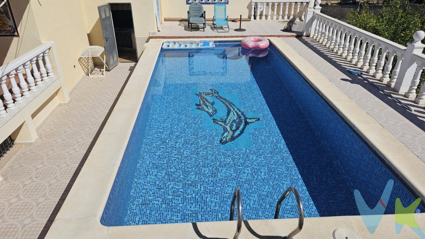 En la tranquila localidad de Riba-roja de Túria, se presenta una oportunidad única para adquirir una excepcional casa chalet independiente que promete ser su hogar ideal. Esta propiedad en venta destaca por su excelente ubicación y las magníficas características que ofrece, convirtiéndola en una inversión sólida para el futuro.La vivienda cuenta con 201 metros construidos, de los cuales 185 son útiles, distribuyéndose de manera eficiente para maximizar el espacio y el confort de sus habitantes. Construida en el año 1987, la casa ha sido mantenida en excelente estado, ofreciendo el encanto de una construcción sólida con las comodidades modernas deseadas. Sobre una parcela de 741 metros cuadrados!Actualmente se considera la casa urbana y el suelo rústico!La casa dispone de cuatro amplias habitaciones que proporcionan el espacio perfecto para una familia numerosa. Además, cada espacio ha sido diseñado pensando en la comodidad y funcionalidad, garantizando un ambiente acogedor y práctico. La casa también cuenta con un amplio salón que invita a disfrutar de momentos inolvidables en familia o con amigos.Para quienes valoran la comodidad de tener transporte público cercano, esta propiedad es ideal gracias a la proximidad con paradas de metro y de autobús. Esta ventaja facilita el acceso al centro de Riba-roja de Túria y otras áreas cercanas, haciendo que su día a día sea mucho más cómodo y eficiente.El exterior de la propiedad es igualmente impresionante. Un jardín ofreciendo un oasis de tranquilidad donde podrá disfrutar del aire libre sin salir de su propio hogar. La zona ajardinada es perfecta para disfrutar de tardes al sol, organizar reuniones familiares o simplemente relajarse con un buen libro.Entre las comodidades adicionales de esta propiedad, se destaca un amplio garaje que provee un espacio seguro para el estacionamiento de vehículos y almacenamiento extra. Además, se incluye un trastero que ofrece un lugar conveniente para guardar artículos de temporada o pertenencias adicionales, ayudando a mantener la casa ordenada y organizada. Y su gran paellero para paellas a leña y barbacoas...La joya de la corona es, sin duda, su magnífica piscina. Esta característica proporciona el lugar perfecto para disfrutar del clima mediterráneo durante los meses más cálidos, transformando su hogar en un refugio privado donde relajarse y refrescarse se convierte en una experiencia revitalizante.Para su comodidad, la casa se vende completamente amueblada y equipada con electrodomésticos, lo que le permitirá mudarse sin preocuparse por amueblar y equipar su nuevo hogar. Esta ventaja no solo ahorra tiempo y esfuerzo, sino que también asegura que cada espacio ha sido optimizado para combinar lujo y funcionalidad junto un gran solarium en alto!En resumen, esta casa en Riba-roja de Túria es una mezcla perfecta de confort, conveniencia y belleza. Su ubicación estratégica, el diseño bien pensado y las comodidades integrales la convierten en el lugar perfecto para establecer su hogar. No pierda la oportunidad de visitarla y descubrir por usted mismo todo lo que tiene para ofrecer. Esta es una inversión que seguramente apreciará con el tiempo. Le invitamos a concertar una cita para ver de cerca esta magnífica propiedad y comenzar a escribir su nueva historia en un hogar verdaderamente excepcional. 