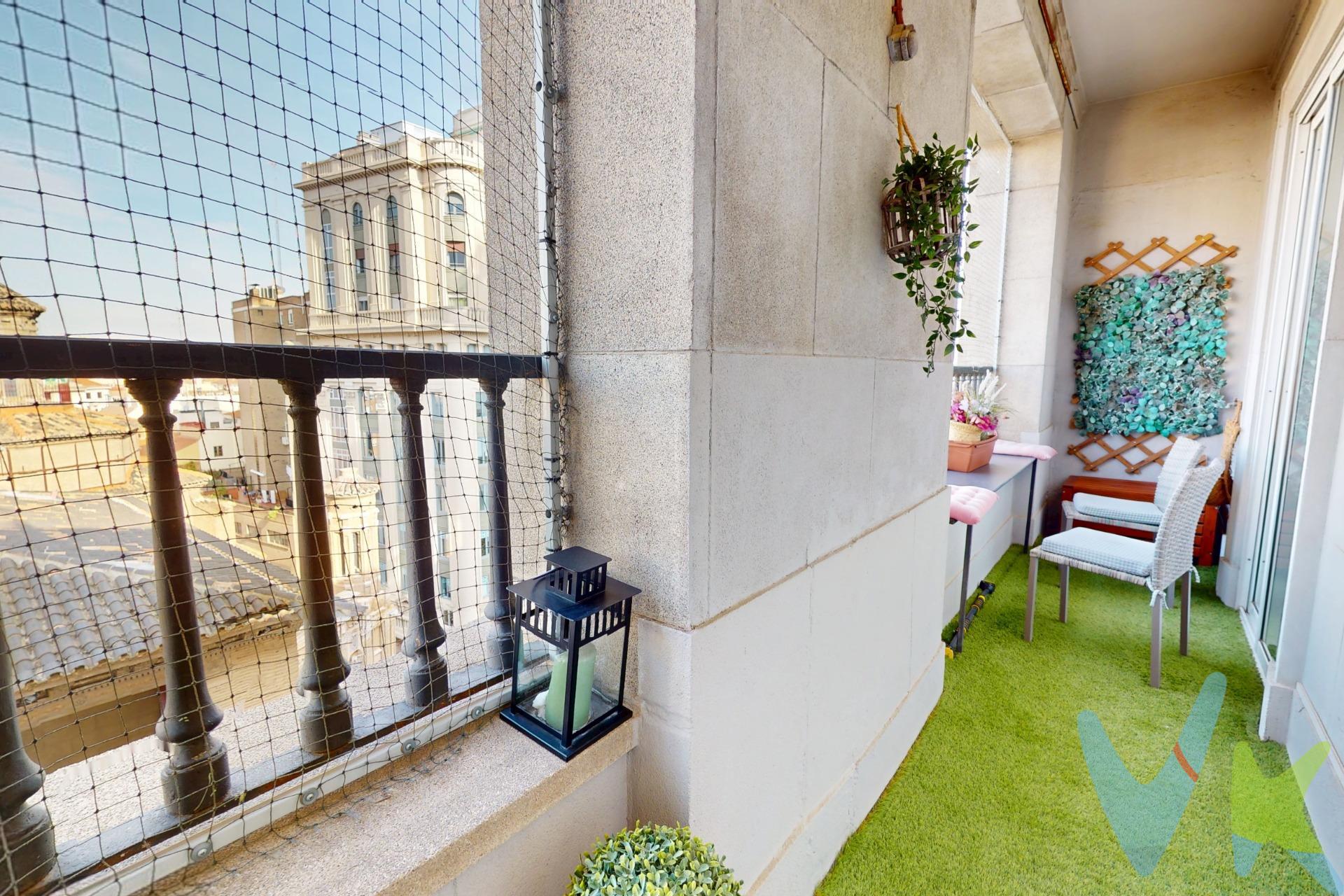 PISO ESPECTACULAR EN EDIFICIO TENIENTE CORONEL VALENZUELA. 170 metros útiles lleno de elegancia y comodidad. Un lugar donde cada rincón está pensado para ofrecerte una vida cómoda y funcional. . Al cruzar el umbral, te recibe un espacio amplio y luminoso. La luz inunda cada habitación a través de sus grandes ventanales. Su combinación perfecta entre el diseño contemporáneo y el carácter histórico del edificio Valenzuela, en calle Teniente Coronel Valenzuela, te invita a disfrutar de cada instante. El salón de 37 m2 con acceso al balcón exterior tiene una decoración elegante y ambiente relajante, es el lugar perfecto para desconectar del mundo exterior y conectar con tu familia y amigos. Su terraza-balcón con vistas a la ciudad y a uno de los edificios más emblemáticos de la ciudad te permitirá contemplar maravillosos atardeceres. La cocina tiene 15 m2 y es el verdadero corazón del hogar, donde la funcionalidad y el diseño moderno se unen para crear un espacio cálido y acogedor que convierte las tareas cotidianas en momentos de disfrute. Aquí, preparar las comidas familiares se convierte en una experiencia llena de alegría, donde cada receta se transforma en una excusa para compartir tiempo con los tuyos. . Cuenta con cuatro dormitorios: 2 amplias habitaciones para función de dormitorios, cuarto de estar o espacio de estudio o trabajo y un dormitorio tipo suite con dos vestidores, tener un vestidor en el dormitorio principal es un auténtico lujo. Imagina empezar cada mañana con el placer de tener todas tus prendas, accesorios y zapatos organizados de manera impecable en un espacio amplio y luminoso. Visualízate llegando a casa después de un largo día y disfrutar de un baño relajante, como si estuvieras en un spa privado, donde cada detalle está creado para tu confort. Ni siquiera un hotel de 5 estrellas podría ofrecerte el nivel de intimidad y serenidad que te encuentras aquí. . Este piso singular en un edificio singular no está al alcance de cualquiera. Es un vivienda exclusiva para alguien exclusivo. . *Nota histórica* Rafael Valenzuela: militar español que luchó con la Legión Española en la Guerra del Rif. Estudió en el colegio El Salvador, fue humanista y políglota además de Caballero de la Orden de Santiago y de la Real Maestranza de Caballería de Zaragoza. Fue destinado al protectorado español de Marruecos. Gastos de compraventa e intermediación no incluidos.
