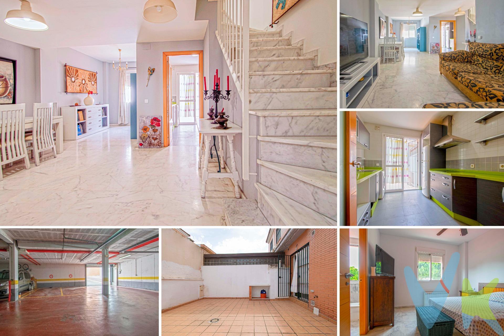 Gran oportunidad, bonita vivienda adosada de esquina en Palomares del río, en Residencial Olivar Viejo. Amplia, exterior y muy luminosa. La vivienda dispone de 149m2 construidos totales y se distribuye en dos plantas más buhardilla. Un bonito patio cubierto por toldo nos abre paso, en él podrá disfrutar de estupendas comidas al aire libre. . En planta baja tenemos un gran salón de paso, muy cómodo y confortable. . La cocina es independiente y se encuentra amueblada y equipada con electrodomésticos, de elegante diseño, en tonos gris y verde, muy actual, con acceso a estupendo patio trasero donde podrá poner si quiere una piscina y disfrutar los días de verano. En esta misma planta hay un práctico aseo. La primera planta se distribuye en tres amplios dormitorios exteriores, el principal con armario empotrado y baño en suite, exterior y completo, con bañera. Un segundo baño con placa de ducha da servicio a los otros dormitorios. Desde la primera planta planta accedemos a una bonita buhardilla ideal como despacho, cuarto de juegos, cuarto de estudio, almacenaje, etc... Las ventanas son de aluminio lacado en blanco, las puertas de madera y el suelo de mármol. Dispone de pre instalación de aire acondicionado para splits, termo acumulador de gas y plaza de garaje en sótano. Gran vivienda lista para entrar, muy bien situada, junto Avenida de Coria y con todo tipo de servicios a su alcance, comercios, colegios, parques...No deje de visitarla, le va a encantar!!!. . Informamos a nuestros clientes compradores que el precio de venta no incluye lo siguiente: Honorarios de la agencia inmobiliaria, Impuestos (I.T.P., I.V.A. o A.J.D., en su caso) ni otros gastos de la compraventa (gastos de Registro de la Propiedad, Notaría, Gestoría ni de posible Financiación). Documento F.I.S. a disposición del consumidor según Decreto 218/2005 Junta de Andalucía. . . . . 