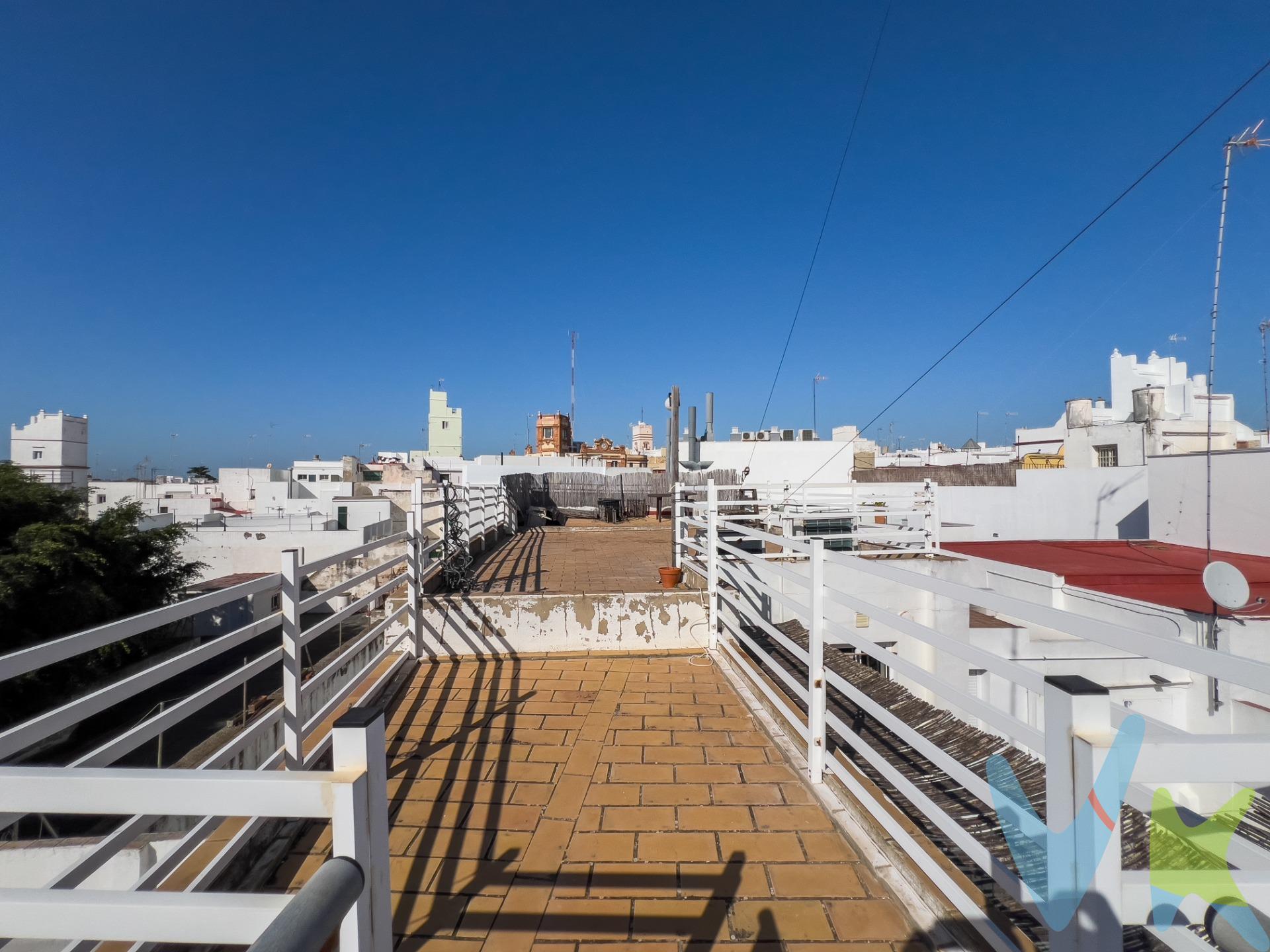 Magnifica vivienda muy bien ubicada junto a la Plaza de las Flores, la Catedral situado en una tercera planta sin ascensor. Consta de salón con cocina americana amueblada. Dos dormitorios, uno de ellos con un pequeño vestidor y cuarto de baño. Tiene una terraza de uso exclusivo de esta propiedad con aproximadamente unos 50m2 y con vistas despejadas a la Catedral y azoteas de Cádiz. A dicha terraza se accede desde la azotea comunitaria o entrada a la vivienda mediante una escalera y es el techo de la propia vivienda. Actualmente está abierta pero se podría poner una puerta con llave para que sólo acceda esta propiedad ya que así lo tiene reconocido en las escrituras. El edificio fue rehabilitado integramente en el año 2011. Período de validez del anuncio hasta 31/12/2025. * Gastos de compraventa no incluidos en el precio. Infórmese sin compromiso. Si le interesa esta vivienda pero necesita vender antes de comprar, le ofrecemos valoración gratuita de su propiedad y le ayudamos a encontrar un comprador. 