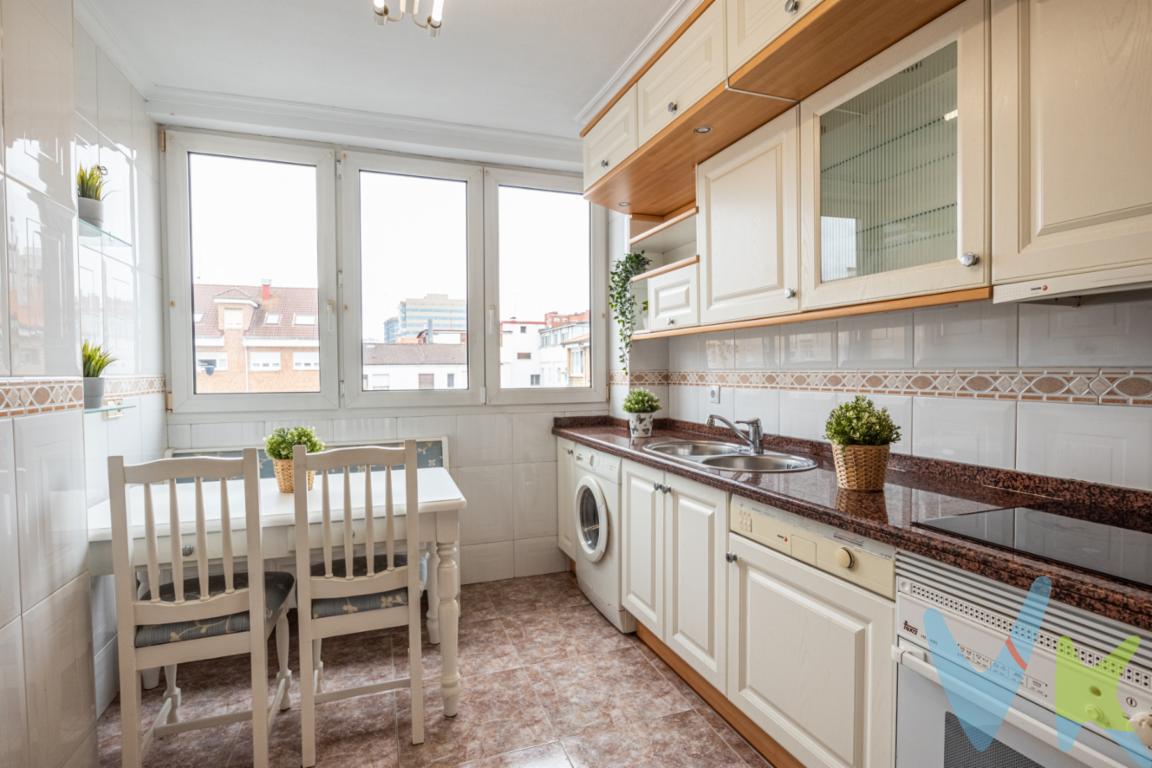 Piso venta zona Barrio de La Arena!!Se presenta una magnífica oportunidad de adquirir un espléndido piso en venta en la codiciada zona de La Arena, en Gijón. Este inmueble ofrece una experiencia de vida excepcional en una ubicación privilegiada, ideal para quienes buscan comodidad y conveniencia. Situado en la quinta planta, la propiedad cuenta con ascensor para facilitar el acceso, asegurando así la máxima accesibilidad.Con sus 74 metros cuadrados útiles y 84 metros cuadrados construidos, el piso se distribuye de manera eficiente para aprovechar al máximo cada espacio. Al ingresar a la propiedad, se perciben inmediatamente sus dos acogedoras habitaciones una de ellas con armario empotrado, perfectas para proporcionar el confort necesario para el descanso y el bienestar de sus habitantes. Cada habitación ha sido diseñada pensando en la funcionalidad y ofrece el ambiente adecuado para relajarse tras un largo día. De origen eran tres habitaciones.Cocina amplia con gran capacidad de almacenaje, equipada con electrodomésticos incluido lavavajillas. 2 baños completos, uno con bañera y otro con plato de ducha.Ventanas de PVC oscilobatientes. Suelos de parquet y cerámica.Calefacción Central.Orientación Oeste. Muy soleado. Muy buena ubicación, a muy pocos pasos de la espectacular Playa de San Lorenzo. A su alrededor, en la vibrante zona de La Arena, se encuentran paradas de autobús cercanas, facilitando así el acceso al transporte público y proporcionando una conexión efectiva con los distintos puntos de la ciudad. La proximidad a paradas de bus es una característica destacada de este inmueble, permitiendo la movilidad urbana sin necesidad de un vehículo privado.La Arena es muy conocida por su vibrante ambiente y su amplia oferta de servicios y comercios. Restaurantes, tiendas y supermercados están a pocos pasos de distancia, lo que hace que el día a día resulte mucho más cómodo. La ventaja de vivir en La Arena es que nunca te faltará nada, siempre tendrás lo que necesitas al alcance.Entre sus múltiples beneficios, se encuentra el detalle de haber sido diseñado para proporcionar la mayor cantidad de luz natural posible, con ventanas amplias que permiten disfrutar de su luz natural. El salón comedor es el lugar perfecto para disfrutar de compañía o simplemente relajarse, en un entorno cálido y confortante.El edificio cuenta con una estructura sólida y ha recibido un buen mantenimiento a lo largo de los años, garantizando así un inmueble de calidad y seguridad. A lo largo del tiempo, la construcción ha demostrado ser un lugar confiable y acogedor para vivir.Portal y ascensor han sido reformados recientemente.Si estás considerando mudarte o invertir en una propiedad en Gijón, este piso presenta una opción imperdible. No pierdas la oportunidad de visitar un espacio que puede convertirse en el oasis personal que has estado buscando. Ven y descubre por ti mismo todo lo que ofrece este inmueble, diseñado para convertirse en el hogar que siempre soñaste tener. ¡Agenda una visita y deja que cada uno de sus detalles te logren conquistar! 