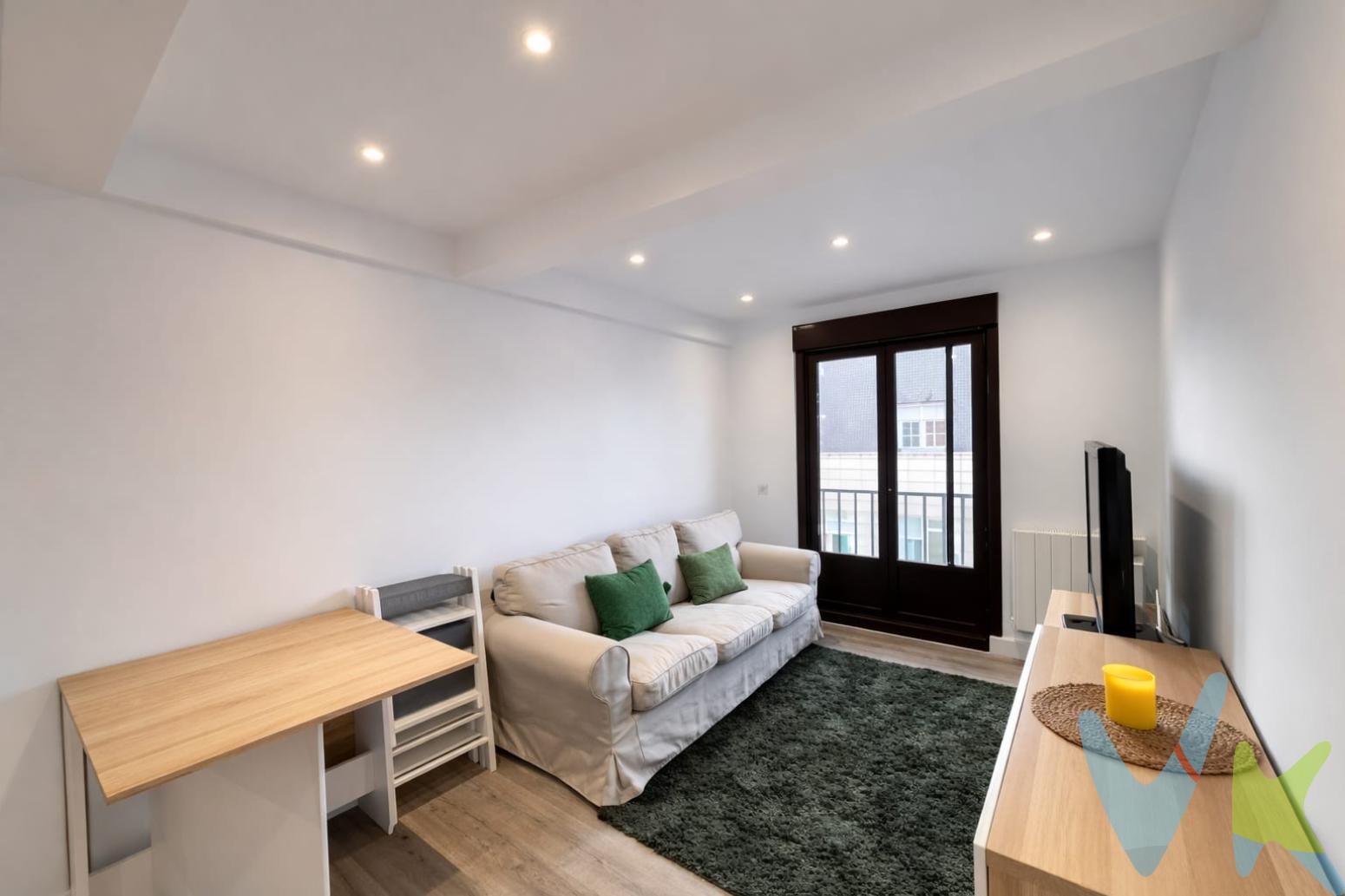 ¡Oportunidad única en la zona de Laviada, Gijón! Presentamos este acogedor piso en venta, un hogar perfecto que espera por nuevos propietarios.Situado en una planta octava, esta propiedad resulta ideal tanto para quienes buscan primera vivienda como para aquellos que desean invertir en una zona con gran demanda.El piso, con 67.69 metros cuadrados construidos, ofrece un espacio funcional y bien distribuido, totalmente reformado para maximizar el confort.Al ingresar, te recibirán cálidos espacios llenos de luz natural que fluyen a través de sus ventanas, creando un ambiente agradable y acogedor. La vivienda consta de dos habitaciones, salón con cocina americana con dos ventanas (se puede independizar) y dos baños, además de un recibidor-vestidor con ventana.Esta zona de Gijón es famosa por su estratégica posición y excelente conectividad. No dejes pasar la oportunidad de visitar este hermoso piso con todas las cualidades para convertirse en tu próximo hogar o inversión, este inmueble promete satisfacer todas tus expectativas. Gastos e impuestos no incluidos en el precio. Honorarios de intermediación inmobiliaria a cargo del vendedor.A título orientativo, en segundas transmisiones, el comprador abonará el Impuesto sobre Transmisiones Patrimoniales (ITP). Para consultar los porcentajes del ITP en Asturias puede hacerlo a través de la web oficial de servicios tributarios del Principado de Asturias https://sede.tributasenasturias.es/sites/sede/default/es_ES/Que-quieres-hacer/Transmisiones-Patrimoniales-y-AJD. La base imponible será el mayor valor entre precio de compraventa, tasación o valor de referencia catastral. Gastos de notaría y registro según aranceles variables según precio, número de copias y complejidad.  El comprador escoge libremente notario. El vendedor asume la plusvalía y el resto de gastos son del comprador. Si se precisa hipoteca: Tasación, condiciones y costes bancarios según entidad elegida por el comprador; así como los gastos de gestoría y cualesquiera otros inherentes a la formalización de la compraventa. De acuerdo con la ley, no se incluyen en el precio otros gastos o tributos que legalmente correspondan al comprador.. El consumidor tiene derecho, conforme a la normativa vigente, a disponer de información y documentación adicional relativa al inmueble y condiciones de la compraventa, accesible en la sede física . La agencia actúa exclusivamente como intermediaria en la operación. Cualquier compraventa y sus condiciones quedan sujetas en todo caso a la aceptación expresa del vendedor del inmueble y a la posterior formalización del correspondiente contrato. El presente anuncio tiene carácter meramente informativo; la información suministrada se corresponde con la disponible a la fecha de publicación, pudiendo variar en función de las circunstancias o actualizaciones legales, contractuales y fiscales.