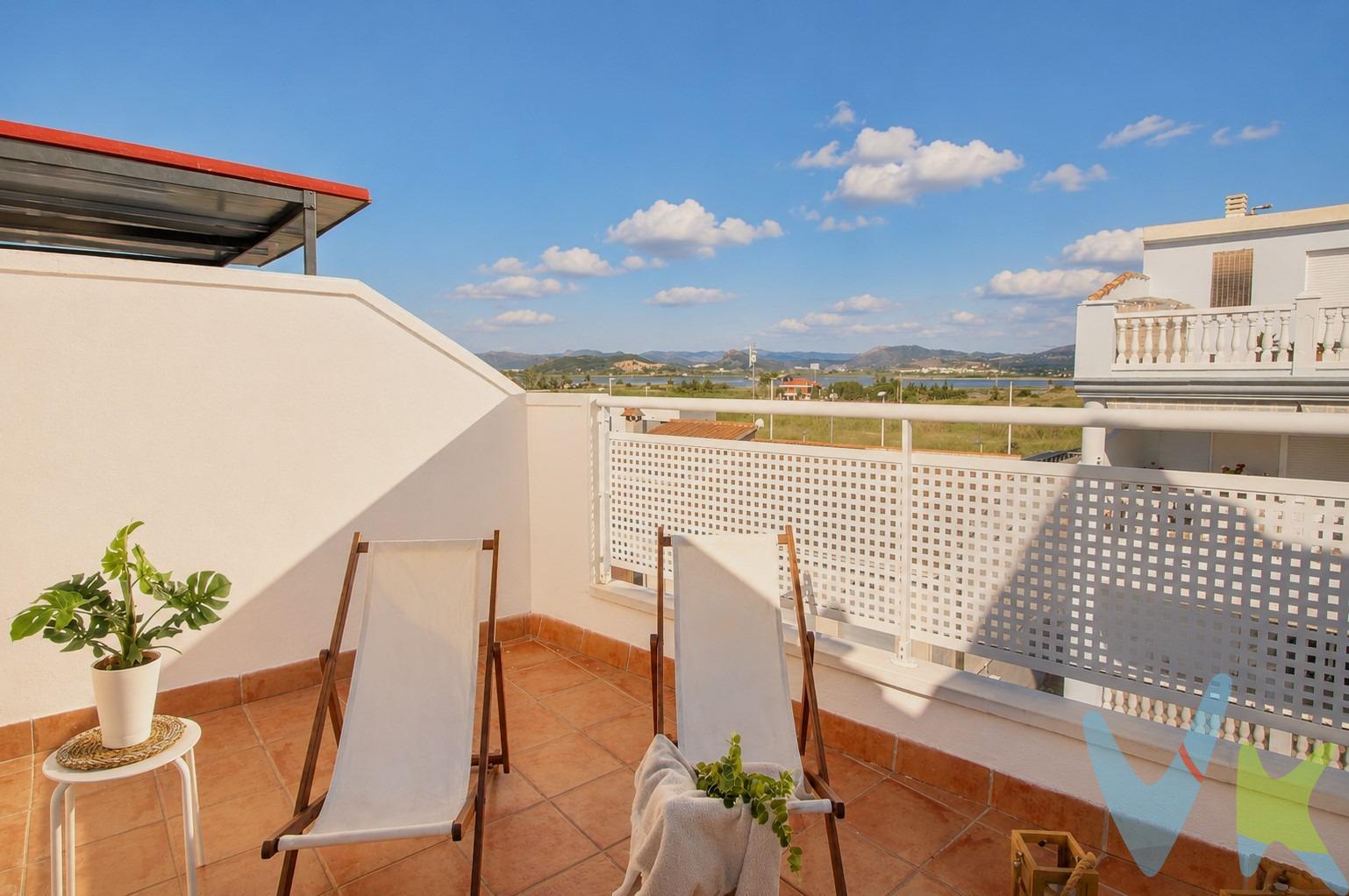A solo 200 metros caminando de la Playa del Cerezo, este adosado en Xilxes Playa es una vivienda pensada para disfrutar del Mediterráneo con espacio, comodidad y varias terrazas donde aprovechar el aire libre durante todo el año. La vivienda se distribuye en diferentes plantas, ofreciendo una organización muy práctica entre las zonas de día y descanso. En la primera planta encontramos un amplio salón-comedor con salida a la terraza principal, un espacio perfecto para disfrutar de comidas al aire libre, reuniones familiares o simplemente relajarse después de un día de playa. En esta misma planta se sitúan la cocina office, cómoda y funcional para el día a día, y un aseo de cortesía. Además, las claraboyas aportan una agradable entrada de luz natural, creando estancias más luminosas y acogedoras. La segunda planta alberga la zona de descanso, con dos habitaciones y un cuarto de baño completo. El dormitorio individual dispone además de una pequeña terraza privada con orientación este, ideal para disfrutar de la luz natural de la mañana y de un ambiente más íntimo y tranquilo. Las habitaciones cuentan con armarios empotrados, optimizando el espacio y aportando mayor comodidad. La tercera planta añade un valor diferencial a la vivienda gracias a sus dos terrazas privadas. Una de ellas con orientación este, perfecta para comenzar el día al sol, y otra más amplia con orientación oeste, un espacio ideal para crear una zona chill out, disfrutar de cenas al aire libre o contemplar los atardeceres mediterráneos. Además, la vivienda dispone de aire acondicionado y garaje privado en la planta baja, aportando comodidad tanto para el verano como para estancias durante todo el año, además de espacio extra de almacenaje, especialmente práctico en una zona de playa. Una propiedad versátil y acogedora, ideal tanto para vacaciones como para quienes buscan una vivienda cerca del mar donde desconectar y disfrutar de un estilo de vida relajado, con la playa siempre a pocos minutos andando. Si lo necesitas, te ayudamos con la financiación. El precio del inmueble no incluye los honorarios de la agencia que ascienden al 3% del precio final del inmueble más IVA, ni los gastos de notaría y registro de la propiedad (que están sujetos a aranceles y varían dependiendo del precio de escrituración), ni los impuestos (que en la Comunitat Valenciana dependen del precio del inmueble y de las características personales del comprador). Para mayor seguridad en la compraventa, todas nuestras viviendas poseen FICHA DE CERTIFICACIÓN DE INMUEBLES registrada por la Asociación de Inmobiliarias de la Comunidad Valenciana ASICVAL. Antes de comprar o de entregar las arras, pida el Certificado de la vivienda para estar seguro y tranquilo sobre la situación legal, urbanística y de cargas de la misma. RK ESTAÑOL, mercantil Inmobiliaria Quasablanqua, SL, está inscrita en el Registro de Agentes de Intermediación Inmobiliaria de la Comunidad Valenciana RAICV con el número de registro 1511. Descubre las deslumbrantes playas de Chilches, a solo 3,5 km del casco urbano, divididas por la encantadora Plaza de la Armada Española en Les Cases y Cerezo, ambas galardonadas con la Bandera Azul de la UE. Explora el moderno paseo marítimo de 1,5 km, exclusivamente peatonal, con espacios verdes, áreas recreativas y notables esculturas. Disfruta de las maravillosas vistas desde el hermoso mirador de madera. Además, la playa ofrece opciones gastronómicas y servicios médicos. Sumérgete en el encanto de Chilches y disfruta de momentos inolvidables en este paraíso costero. 