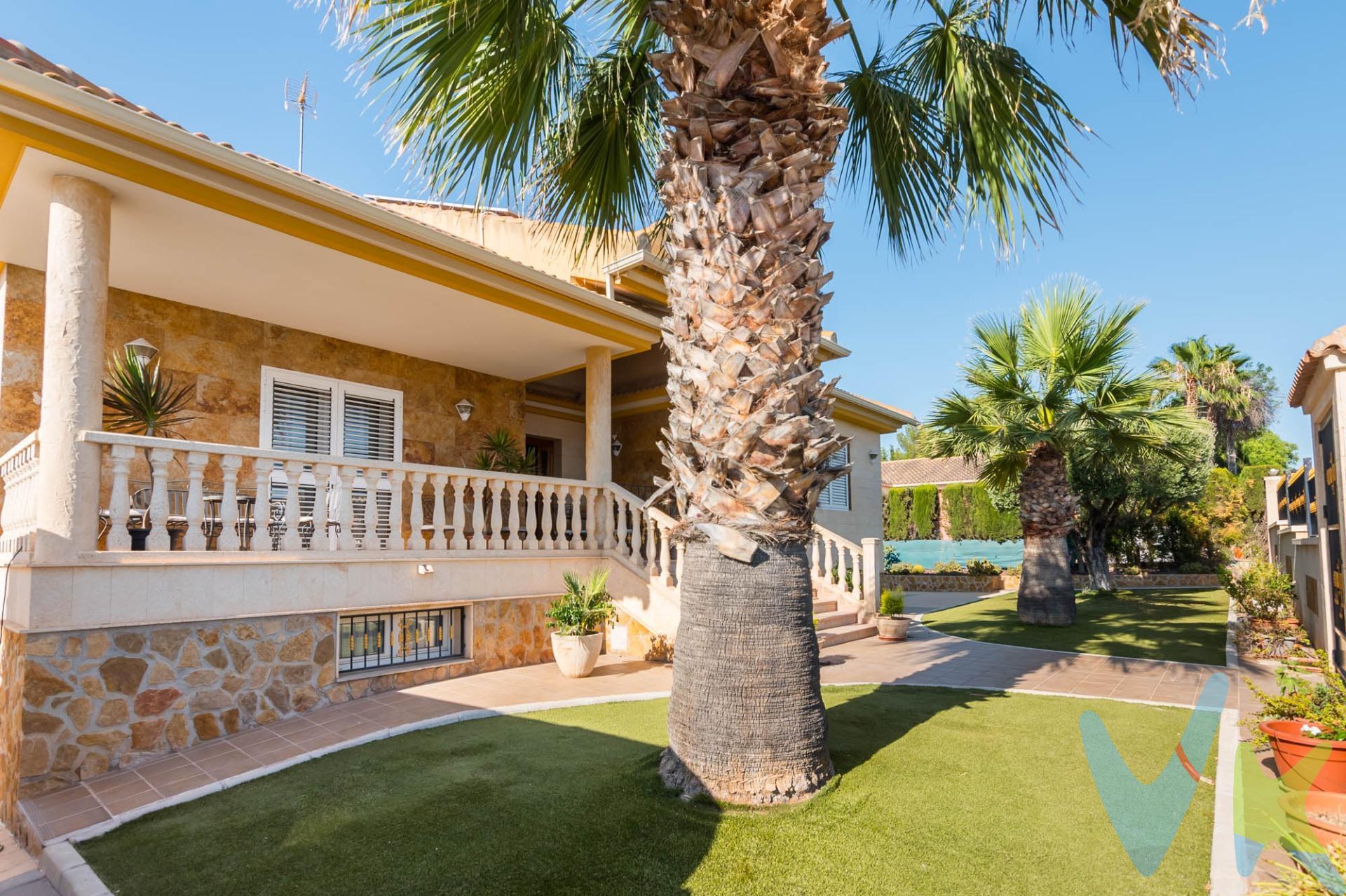Crea el hogar que siempre has soñado en este impresionante chalet con domótica, piscina, y todas las más altas calidades en  urbanización El Chorrico III , tiene una parcela de 1.664 m² y una superficie construida de 422 m², este hogar no es solo un lugar donde vivir, ¡es un lugar donde disfrutar de la vida al máximo!. Un chalet pensado para tu confort y familia, imagina despertar cada mañana en una vivienda con 6 dormitorios, 4 baños completos y 2 aseos, todo diseñado para brindarte el máximo confort. Y si te gustan los detalles, esta casa te sorprenderá !. En la planta principal nos encontramos trás el magnifico porche un amplio recibidor de 31 m2 con un gran salón, inmensa cocina con despensa y lavadero , 4 amplias habitaciones con armarios empotrados revestidos, su vestidor en el dormitorio principal y baño en suite y otro segundo baño, además de un aseo para dar servicio a invitados. Dos porches (¡delantero y trasero para que elijas dónde relajarte!), . En la planta de arriba tiene una habitación aguardillada con un inmenso armario y un baño muy amplio con dos terrazas de 20 m2 a dos orientaciones. En el sótano encontramos un amplio salón de  80m2 con chimenea y cocina amueblada para reuniones familiares, un gran trastero, un gran baño, 2 habitaciones de almacenaje, un lavadero con lavadora y secadora. En el exterior una piscina climatizada!!!! y grandes porches, terreno, un agradable jardín donde pasar unas agradables tardes con una barbacoa, horno de leña, y cocina exterior para hacer de cada reunión una celebración. Una casa llena de lujo y tecnología. Esta no es solo una casa bonita, sino también inteligente y ecoeficiente. Con domótica para controlar las luces y placas solares fotovoltaicas para la vivienda y la piscina, tendrás lo mejor de ambos mundos: un hogar moderno y respetuoso con el medio ambiente. Además, la seguridad está garantizada con alarmas, cristales blindados, rejillas y puerta blindada. Por último, te vamos a contar una cosa: Los propietarios han confiado en nosotros y nos han contratado en exclusiva para que les ayudemos a vender uno de sus bienes más preciados, su casa, su hogar. Esto para ti, como comprador, será una garantía ya que tendrás acceso a un servicio de calidad, un trato fácil, sencillo y sin interferencias de terceros. Por eso, te vamos a pedir un favor, habla con nosotros, no los molestes, te vamos a ayudar en caso de interés en todo el proceso y te vamos a facilitar toda la documentación e información que precises. Como ya te habíamos dicho, ¡Un servicio de calidad!. 