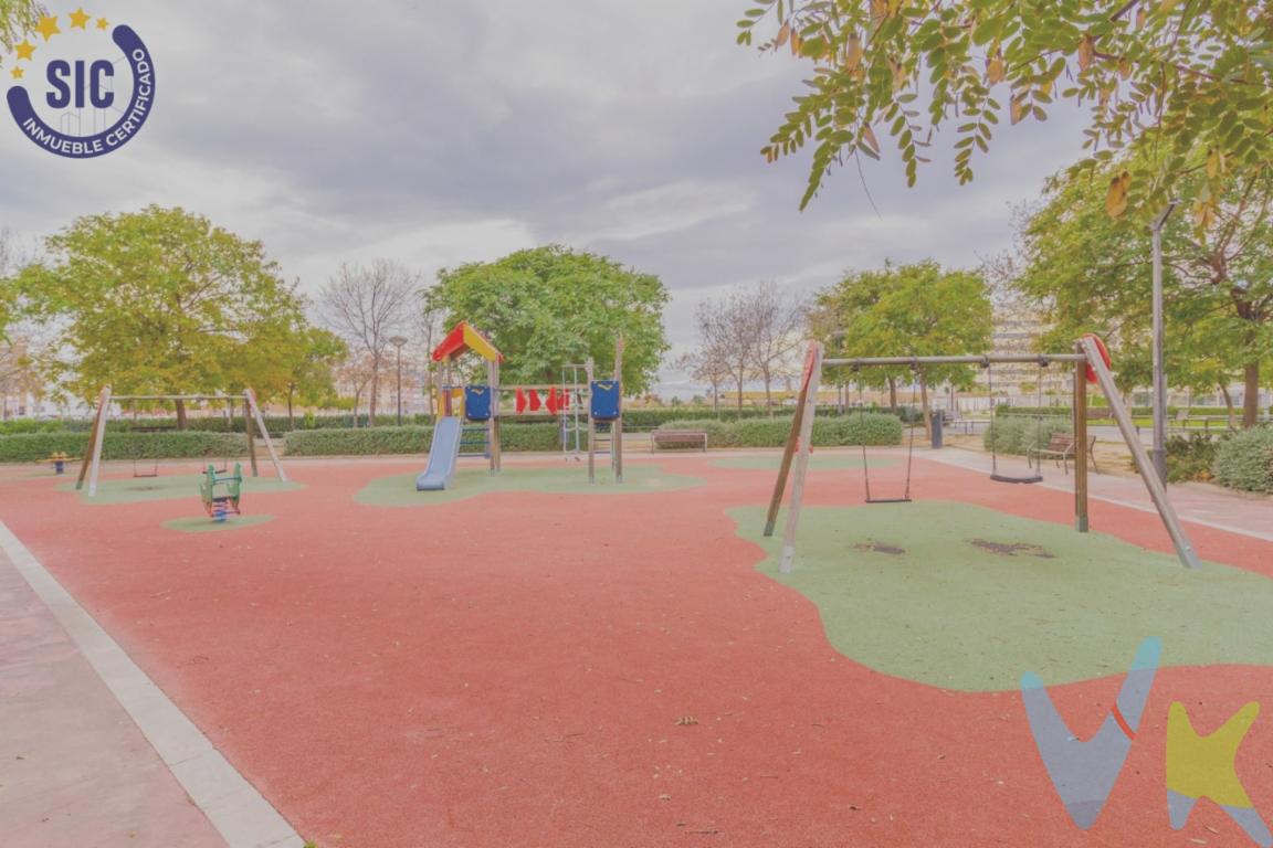 Tu nuevo hogar empieza aquí: Solar en Nazaret con gran proyección.
Imagínate despertar cada mañana en la casa de tus sueños, diseñada a tu medida, en un barrio en plena transformación. En el corazón de Nazaret, un enclave con un futuro prometedor, se encuentra este solar urbano unifamiliar, la oportunidad perfecta para construir la vivienda que siempre has deseado.

Con acceso directo al metro, tranvía y tres líneas de autobús, estarás conectado con el centro de Valencia y las playas en cuestión de minutos, disfrutando de la comodidad de una ubicación estratégica sin renunciar a la tranquilidad de un barrio con historia y alma propia.

Este solar cuenta con calificación para una vivienda unifamiliar adosada, permitiéndote construir planta baja, primera altura y segunda altura/desván, adaptando cada espacio a tu estilo de vida. Desde un amplio salón con ventanales hasta una buhardilla llena de luz para tu estudio o zona de relax, cada rincón puede ser diseñado con la personalización que mereces.

Nazaret está en plena revalorización, ubicado junto al Bulevar de Las Moreras (zona nueva de Valencia), con proyectos urbanísticos que mejoran infraestructuras, zonas verdes y servicios, convirtiéndolo en una inversión inteligente. Ya sea para vivir o como una apuesta de futuro, este solar representa una oportunidad única.

Además, podrás valorar el proyecto ya existente, para el cual se obtuvo la licencia de obra inicial.

¡No dejes pasar la posibilidad de construir el hogar que siempre has soñado! Contáctanos y descubre cómo hacer realidad tu proyecto en uno de los barrios con mayor potencial de Valencia.


------------------------------------------------------------------------------------------------------------------------------------------------------------

Por mandato expreso del propietario, comercializamos este inmueble en exclusiva, lo que le garantiza el acceso a toda la información, a un servicio de calidad, un trato fácil, sencillo y sin interferencias de terceros. Por este motivo, se ruega no molestar al propietario, a los ocupantes de la propiedad o a los vecinos. Muchas gracias por su comprensión. Si usted es agente inmobiliario y tiene un cliente para este inmueble, llámenos: estaremos encantados de colaborar.
Está disponible y a tu alcance, no esperes más y ven a visitarla
