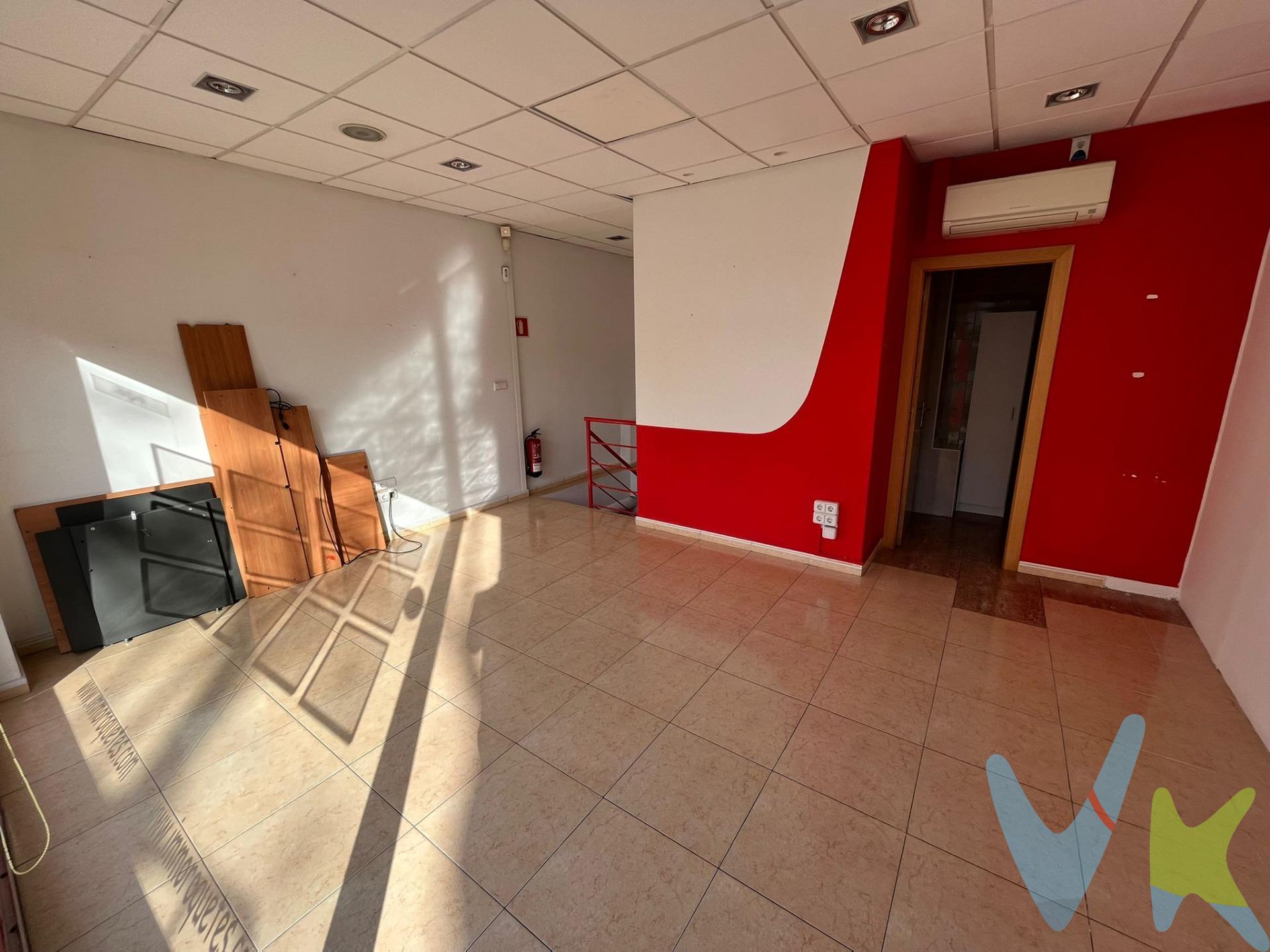 Local comercial en la mejor zona de Les Roquetes, Sant Pere de Ribes. Dispone de amplio escaparate. Superficie de 70 m2 en 2 niveles (25 m2 planta baja y 45 m2 planta sótano aproximadamente). Baño completo. Instalaciones en buen estado y aire acondicionado instalado. Ademas también dispone de salida de humos