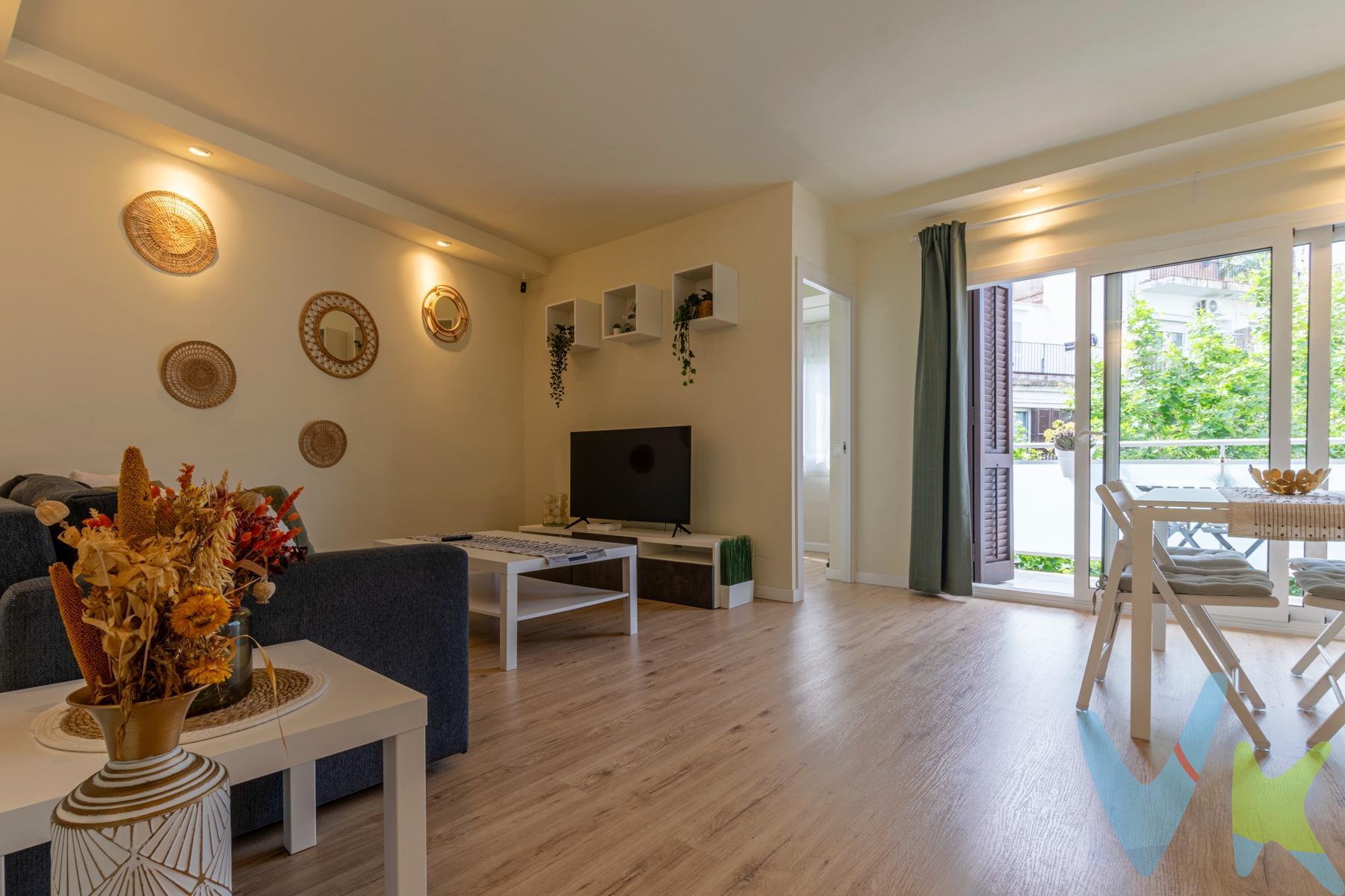 Vivir en el centro de Sitges no es solo tenerlo todo a mano, es adoptar un estilo de vida donde el reloj se vuelve opcional. . Imagina despertar en una ubicación privilegiada y que tu única preocupación sea decidir si bajar a desayunar a esa cafetería con encanto del casco antiguo, ir a darte un baño a la Platja de la Fragata o caminar por el Paseo Marítimo, con la brisa del Mediterráneo como compañía. Este piso en venta en Sitges es la base de operaciones perfecta para quienes valoran la calidad de vida. . Aquí, el coche es prescindible: tienes la estación de tren a un paso para escaparte a Barcelona o al Aeropuerto, los mejores restaurantes del Garraf a dos calles y esa atmósfera cosmopolita que hace de Sitges un lugar único. Es el refugio donde el estrés se queda fuera y empieza el disfrute. Totalmente reformado y con 59 m² útiles y 73 m² construidos, el inmueble aprovecha cada metro con inteligencia. Destaca por su alta calidad y funcionalidad, equipado con aire acondicionado y calefacción por splits, suelos de parquet, cerramientos de aluminio con doble acristalamiento (Climalit) y persianas eléctricas para tu total comodidad. Sus 3 habitaciones y 2 baños completos lo hacen extremadamente versátil, ideal para familias o parejas que buscan confort en el corazón de Sitges. Además, incluye un balcón donde disfrutar de una copa de vino al atardecer y un trastero particular. Es una oportunidad impecable, lista para entrar a vivir, ya sea como residencia habitual, segunda residencia o una inversión inmobiliaria con alta rentabilidad en una zona consolidada. Escríbenos ahora y organizamos una visita a tu futuro hogar. ________________________________________. • Localització: Sitges, Centre. • Estat de l'immoble: En perfecte estat. • Superfície útil: 59 m² / Superfície construïda: 73 m². • Cèdula d'habitabilitat: CHB3415321001. • Certificat d'eficiència energètica: Codi QT8W7QMHP · Consum 366 · Emissions 69. • Preu total de transmissió: 425.000 €. • ITP: Tipus vigent (10% tipus general / 5% reduït segons perfil) · Import aproximat: 42.500 € (preu de venda x 10%). • Despeses notarials: Segons aranzel notarial (aprox. 1.000 €). • Despeses registrals: Segons aranzel registral (aprox. 1.000 €). • Gestoria: Aprox. 500 € + IVA. • Total aproximat despeses de compravenda: 45.000 € (ITP + aprox. 2.500 €). • Honoraris d'agència: A càrrec exclusiu del venedor. • Càrregues i gravàmens: Lliure de Càrregues. • Estat d'ocupació: Lliure. • Règim de protecció oficial: Lliure. • Condició de gran tenidor del propietari: No Gran Tenidor. • Núm. Registre AICAT: 6768 · Núm. API: 3387. El mobiliari de les fotografies no està inclòs en el preu · Superfícies obtingudes de documents oficials