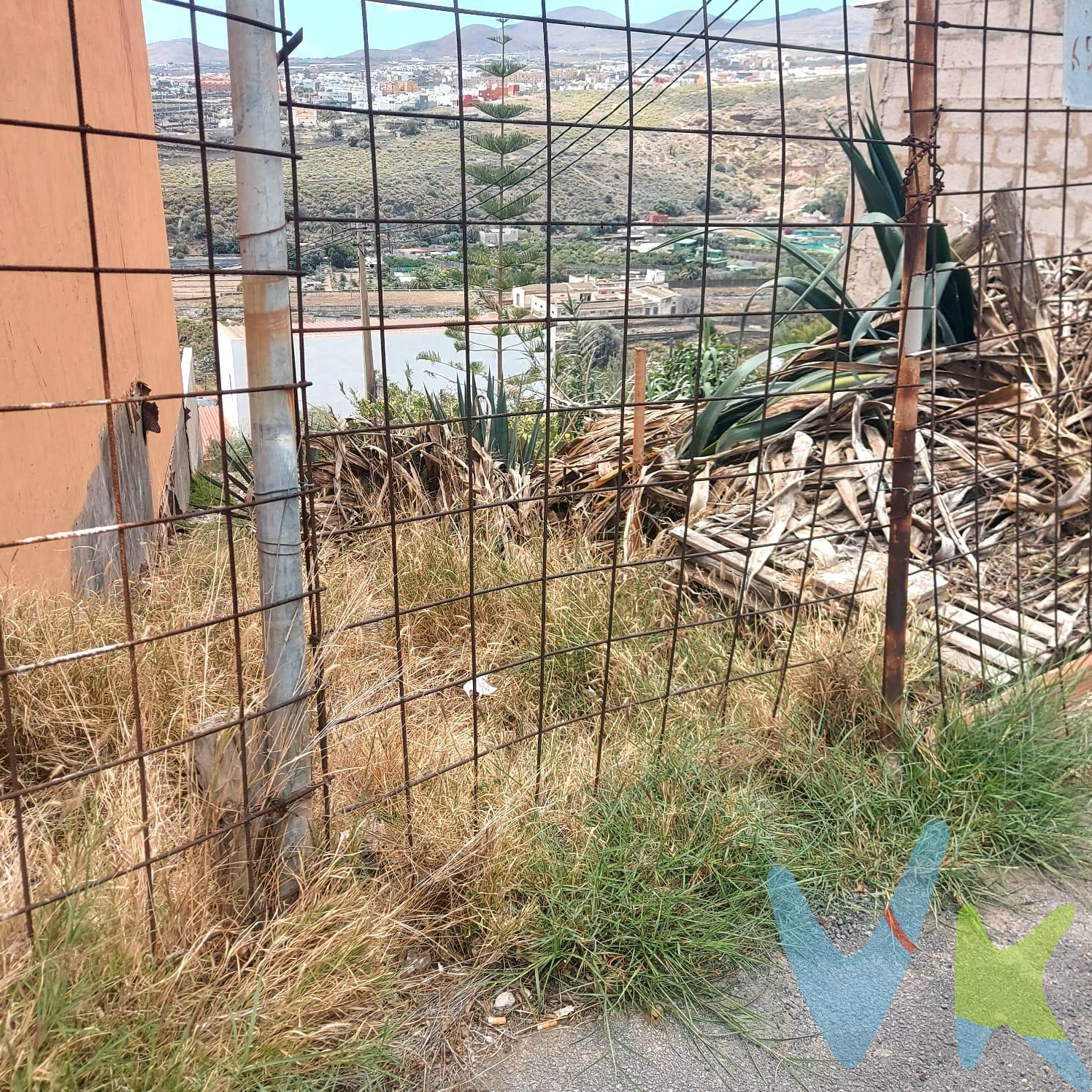 Si estás pensando en diseñar tu propia vivienda  este solar puede ser tu oportunidad. Tiene una superficie  de  186 m2 apto para construir una vivienda unifamiliar o lo que desees, el máximo de plantas sobre el nivel de la calle es de tres plantas. Se puede hacer fachada a 2 calles , con lo cual las opciones para idear la vivienda ideal son inmensas. El entorno es muy tranquilo con amplias vistas sobre el entorno  pero al mismo tiempo está cerca de San Juan en Telde, a la que incluso se puede llegar a pie. Llámanos si necesitas más información , te atenderemos encantados. 