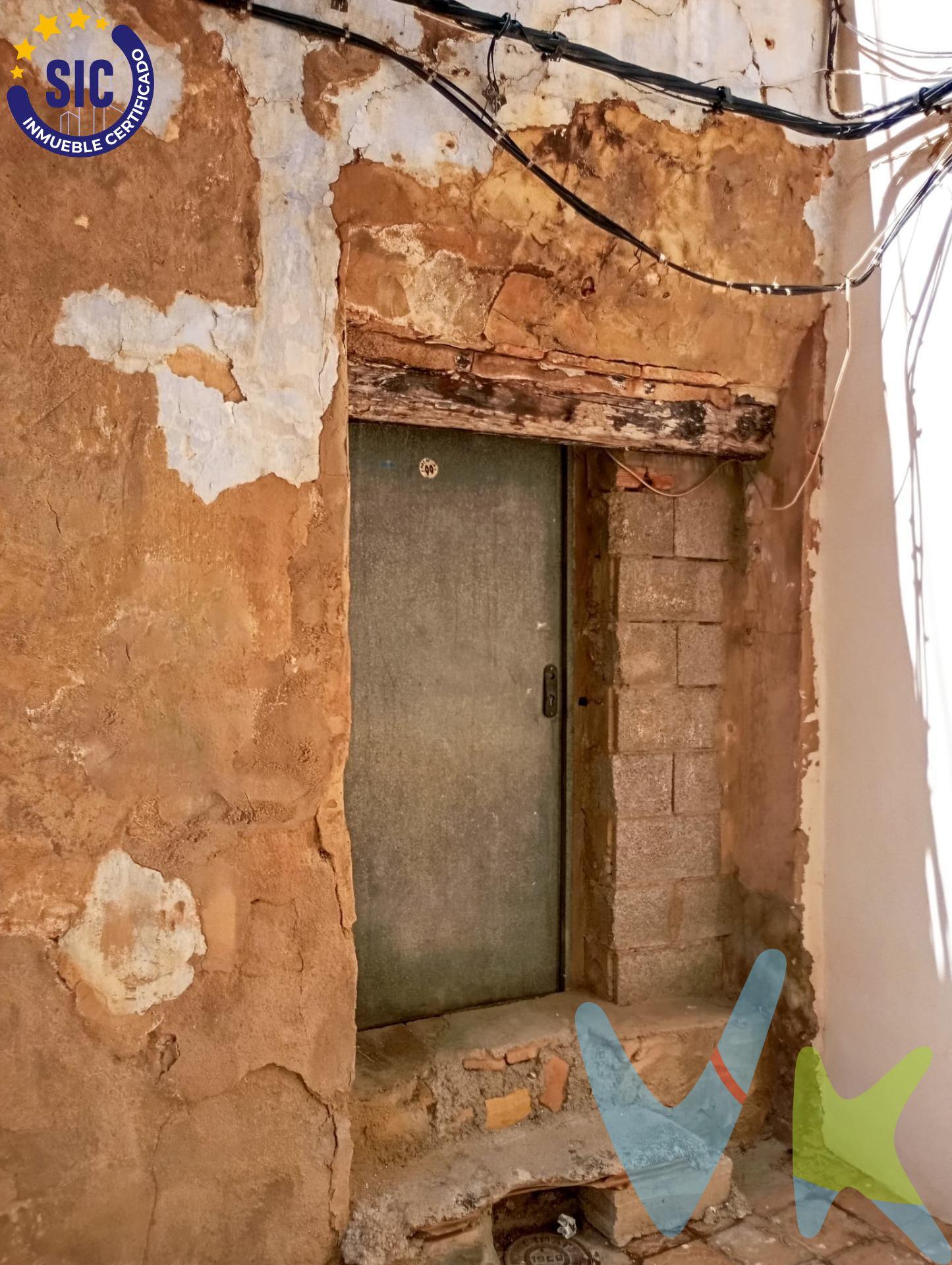 Solar urbano en pleno casco antiguo de Simat de la Valldigna – Gran oportunidad de construcción. Ponemos a tu disposición este solar de 55 m², situado en una ubicación inmejorable dentro del casco antiguo de Simat de la Valldigna, en una calle tranquila y con encanto, pero a la vez muy cerca de todos los servicios principales de la localidad. Actualmente la parcela cuenta con una zona cubierta sin edificación consolidada, lo que supone una magnífica oportunidad para levantar la casa de tus sueños. Gracias a la normativa urbanística, podrás edificar hasta dos alturas más planta baja, permitiendo diseñar una vivienda moderna y funcional, manteniendo la esencia de la arquitectura tradicional del pueblo. Características principales:. •	55 m² de parcela en suelo urbano. •	Posibilidad de construir hasta planta baja + 2 alturas. •	Orientación sur, con gran luminosidad durante todo el día. •	Terraza con vistas despejadas al entorno. •	Ideal para diseñar tu propio hogar o un proyecto turístico/rural. El entorno:. Simat de la Valldigna es un pueblo con historia y naturaleza, rodeado de montañas y rutas de senderismo, con un clima mediterráneo único y a tan solo unos minutos de las playas de Tavernes de la Valldigna. El municipio es famoso por su Monasterio de Santa María de la Valldigna, un monumento histórico que atrae visitantes durante todo el año y que realza el valor turístico de la zona. Esta propiedad es perfecta para quienes buscan un proyecto de inversión o para aquellos que desean construir una vivienda a medida en un entorno tranquilo, con encanto y muy bien comunicado. No dejes escapar esta oportunidad. Ven a visitar el solar y descubre el potencial de crear tu nuevo hogar en Simat de la Valldigna. ---. La descripción del presente inmueble e imágenes tienen mero carácter informativo y en ningún caso carácter contractual, pudiendo ser modificados por la inmobiliaria comercializadora sin que ello implique responsabilidad alguna frente a terceros. En el precio de venta a público, esta propiedad NO incluye los gastos de adquisición (Notario, registro, gestión, honorarios, etc…). 