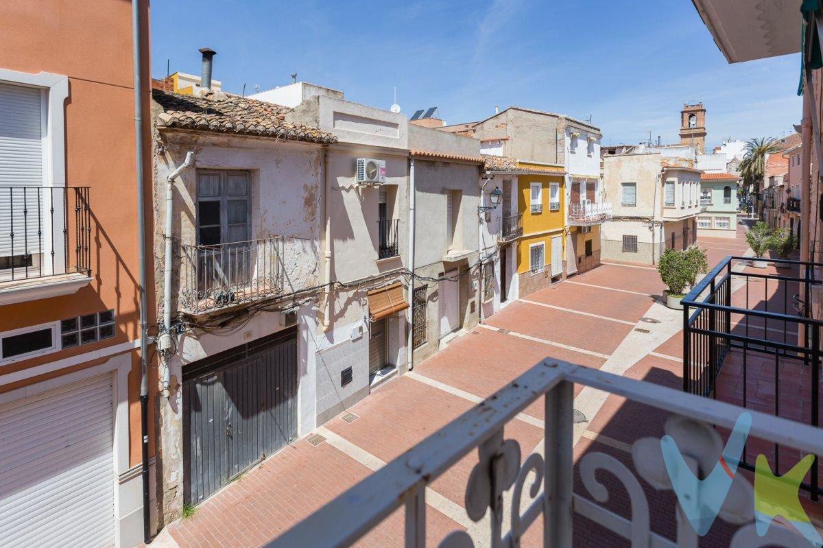 En pleno centro histórico del barrio de Benipeixcar disponemos de esta excelente oportunidad de infinitas posibilidades. Gran casa de estilo valenciano con patio interior, muy amplia y perfecta para adaptar un diseño actual en ella. Ubicada en zona tranquila y peatonal, es una perfecta inversión como futuro hogar de su familia. Situada muy cerca del centro de Gandia y con todos los servicios alrededor,desde colegios, centro de salud, supermercados ,tiendas ,farmacia . Vivirá una vida tranquila dentro de una ciudad y su familia disfrutará de amplios espacios .  .  Venga a verla, le gustará!!