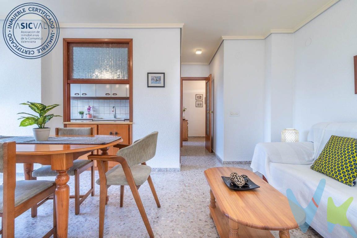 ¡Bienvenidos a una oportunidad única en Oropesa del Mar! Permítanme presentarles este encantador piso en venta, ubicado en el edificio Cigalou.Este luminoso apartamento ofrece una distribución inteligente y funcional, con 2 acogedoras habitaciones, cada una equipada con amplios armarios empotrados para satisfacer todas sus necesidades de almacenamiento. Además, cuenta con un baño completo, perfectamente diseñado para ofrecer comodidad y funcionalidad.La cocina independiente está totalmente equipada con todos los electrodomésticos necesarios y ofrece un espacio ideal para preparar deliciosas comidas mientras disfruta de la libertad de movimiento. El salón comedor, inundado de luz natural, es el lugar perfecto para relajarse y disfrutar de agradables momentos en compañía de familiares y amigos.El piso se entrega completamente amueblado, lo que significa que solo necesitará traer sus pertenencias personales para comenzar a disfrutar de este maravilloso espacio. Además, se encuentra en un excelente estado de conservación, lo que garantiza una experiencia de vida cómoda y sin preocupaciones.La ubicación es simplemente inmejorable. Situado en una zona privilegiada de Oropesa del Mar, este apartamento está cerca de la playa de la Concha, lo que significa que podrá disfrutar de la brisa marina y los rayos del sol en cuestión de minutos. Además, cuenta con fácil acceso a una amplia gama de servicios, como restaurantes, tiendas y transporte público, lo que hace que sea conveniente para satisfacer todas sus necesidades diarias.No deje pasar esta oportunidad de adquirir su propio pedacito de paraíso en la hermosa Oropesa del Mar. ¡Contáctenos hoy mismo para programar una visita y descubrir todo lo que este encantador piso tiene para ofrecer!-------------------------------------Agencia inmobiliaria en Oropesa del mar si quieres comprar o vender casas pisos o locales en la comunidad Valenciana con oficina en Oropesa del Mar, Castellón. Para mayor seguridad en la compraventa, todas nuestras viviendas poseen FICHA DE CERTIFICACIÓN DE INMUEBLES registrada por la Asociación de Inmobiliarias de la Comunidad Valenciana ASICVAL. Antes de comprar o de entregar las arras, pida el Certificado de la vivienda para estar seguro y tranquilo sobre la situación legal, urbanística y de cargas de la misma. Los impuestos, gastos de notaría y registro no están incluidos en el precio de venta. 