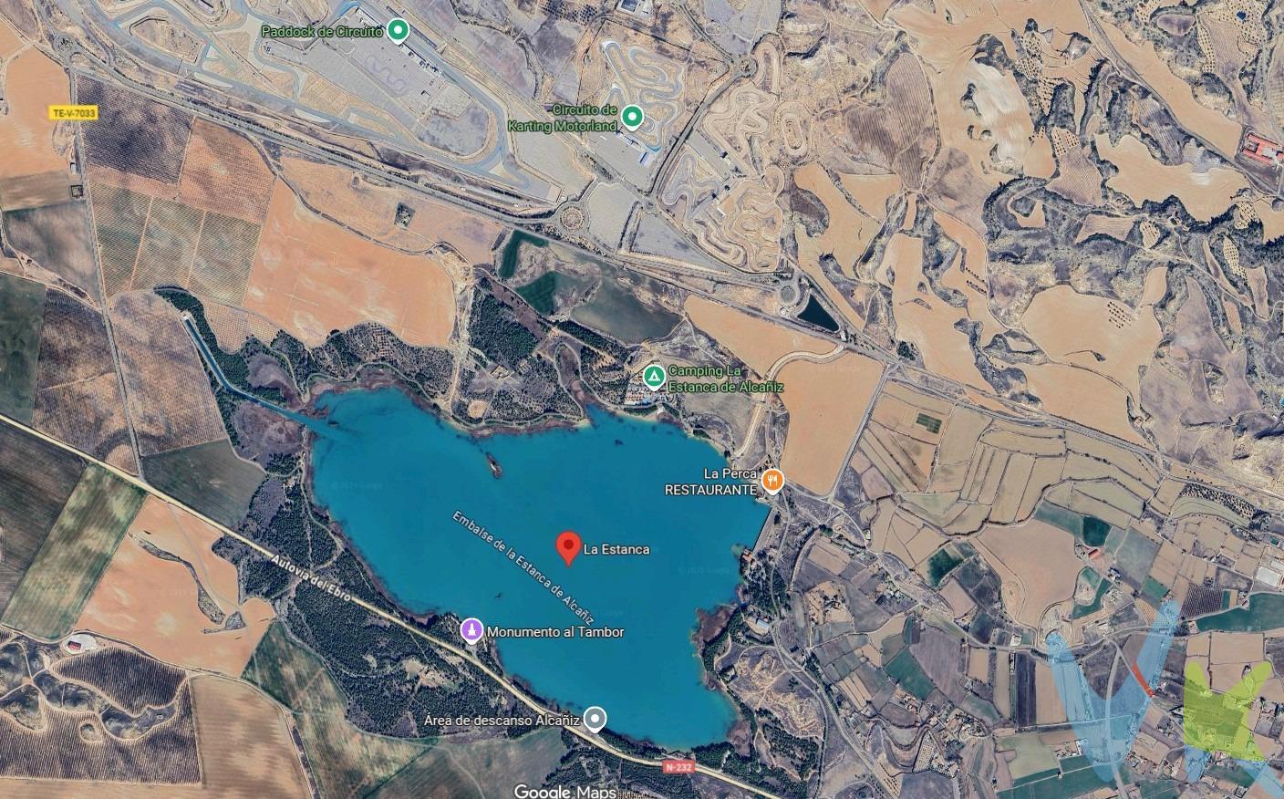 En VENTA suelo de gran extensión para desarrollo terciario-hotelero en Alcañiz (Teruel). Se ofrece a la venta parcela de elevada superficie situada en el término municipal de Alcañiz (Teruel), en el paraje de La Estanca. El activo presenta una superficie gráfica total de 141.380 m², configurándose como una única finca registral sin división horizontal, lo que facilita una gestión integral del planeamiento y del desarrollo del proyecto. Características catastrales:. Superficie total: 141.380 m². Edificación existente: Sí. Superficie construida: 916 m². Estado: Parcela construida sin división horizontal. La finca cuenta con edificación de uso agrario existente, distribuida en varias subparcelas, lo que permite su valoración como edificación preexistente a efectos de estudio de rehabilitación, ampliación o sustitución, conforme a la normativa urbanística y sectorial aplicable. - Composición del suelo -. El terreno está compuesto mayoritariamente por: Monte bajo y Matorral. Esta configuración otorga al ámbito un carácter natural continuo, favorable para desarrollos de baja densidad, integrados paisajísticamente, habituales en proyectos hoteleros, turísticos o de alojamiento singular. - Potencial urbanístico -. Por su extensión, configuración y localización, el suelo resulta idóneo para:. *Estudios de implantación de uso terciario-hotelero. *Proyectos turísticos vinculados a naturaleza, ocio o deporte. (Actuaciones sujetas a instrumentos de planeamiento o autorizaciones específicas, según la legislación urbanística de Aragón). La ausencia de parcelación interna y la superficie disponible permiten una ordenación flexible del ámbito, optimizando implantaciones, accesos, zonas verdes y dotaciones propias del uso terciario. - Observaciones -. La viabilidad del desarrollo estará sujeta a:. *Planeamiento municipal vigente. *Legislación urbanística y territorial de Aragón. *Informes sectoriales y medioambientales que resulten preceptivos. 📄 Documentación catastral completa disponible. 📊 Estudios de viabilidad urbanística y análisis de uso terciario bajo consulta. 📞 ¡Llámanos y concierta una visita en nuestra oficina o virtual!. -------------------------------------------------------------------------------------------------------------------------------------------------------. 💰 Precio y Gastos:. El precio de venta publicado no incluye impuestos legalmente establecidos ni gastos derivados de la compraventa y de la inscripción del inmueble (I.T.P., Notaría y Registro de la Propiedad), los cuales pueden variar en función al comprador y a la comunidad autónoma, y que serán asumidos por el comprador:. 🔹I.T.P.: https://www.aragon.es/es/administracion-tributaria-de-aragon/gestiones-habituales/compraventa-de-inmuebles. 🔹Notario: https://www.notariado.org/portal/qu%C3%A9-cuesta. 🔹Registro de la Propiedad: https://www.boe.es/buscar/act.php?id=BOE-A-1989-28112. 📑 Honorarios profesionales:. El precio de venta indicado no incluye los honorarios profesionales correspondientes a los servicios de asesoramiento y formalización del proceso de compra, que serán asumidos por el comprador. 🔒 Reserva del inmueble:. La reserva efectiva del inmueble se realizará únicamente tras la aceptación de la propuesta de compra por parte del vendedor.