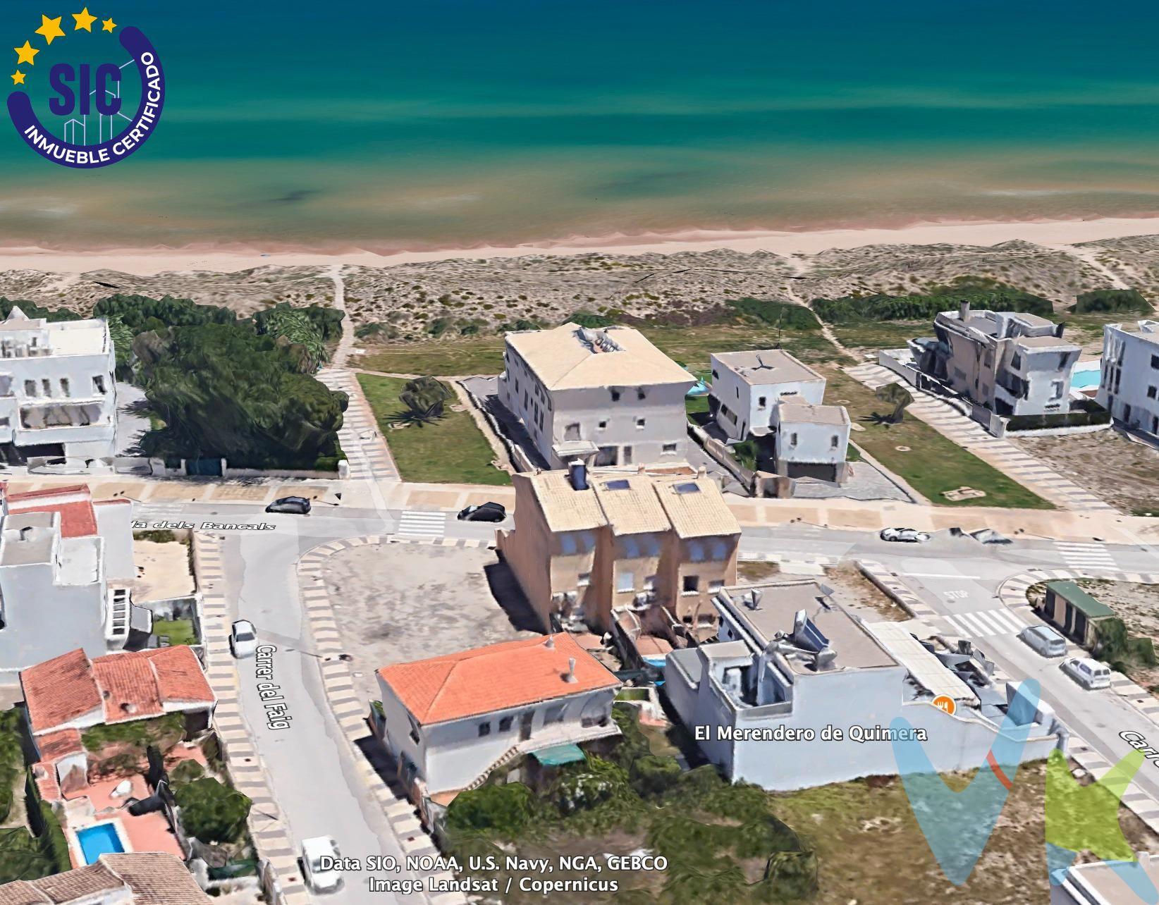 🏖️ ¡Descubre tu paraíso en la Costa Valenciana! Este impresionante chalet está situado a tan solo 80 metros de la hermosa Platja de Oliva, un lugar ideal para disfrutar del sol y el mar. 🌊 Con una generosa superficie construida de 206 m² y una parcela privada de 275 m², donde dispones de barbacoa y posibilidad de construir tu propia piscina. Este hogar sin duda te ofrece espacio más que suficiente para toda la familia. Cuenta con cuatro amplias habitaciones dobles 🛌, una habitación sencilla y dos baños , lo cual proporciona comodidad tanto si decides vivir aquí todo el año como si buscas esa escapada perfecta durante los meses cálidos. ☀️ Además, su orientación sureste te garantiza luminosidad y sol durante todo el día. Este chalet es perfecto no solo como vivienda principal o segunda residencia sino también como inversión ya que tiene potencial para transformar parte del inmueble en dos apartamentos independientes. 💼 La zona se encuentra en plena expansión 🚀 ofreciendo múltiples posibilidades . ¡Imagina las veladas con amigos, barbacoas y relajarte junto a tu propia piscina mientras disfrutas las mejores tardes veraniegas! 🏊‍♂️ No pierdas esta oportunidad única; ven a visitar este fabuloso chalé hoy mismo.