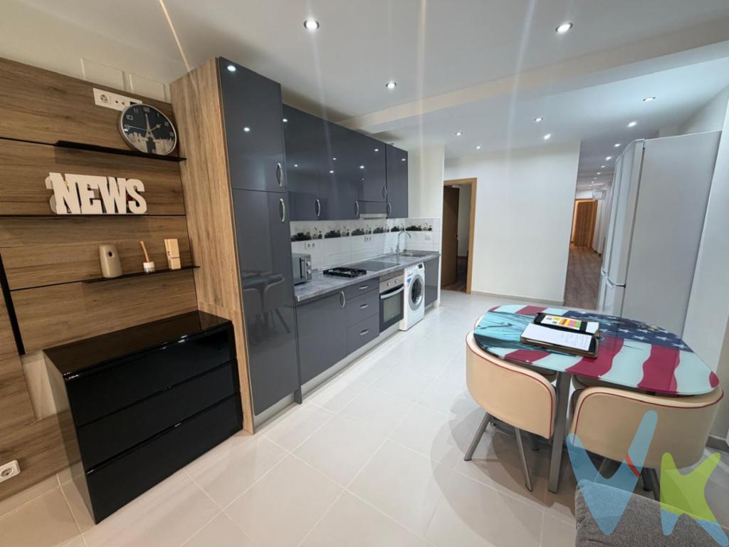 En venta: excepcional piso ubicado en Avenida de la Paz, Lobete, en la ciudad de Logroño.Esta increíble propiedad ofrece una oportunidad única para aquellos que buscan un hogar espacioso y confortable en una zona bien conectada y con todos los servicios al alcance. Con un total de 138 m² construidos y 118 m² útiles, este piso destaca por su amplitud y excelente distribución, que permite aprovechar cada rincón al máximo. Situado en la primera planta de un edificio clásico que data de 1975, el inmueble cuenta con ascensor, lo que facilita el acceso a todas las personas.El piso consta de cinco amplias habitaciones, ideales para familias numerosas o para aquellos que necesiten espacios adicionales para oficinas, estudios o áreas de ocio. Cada habitación está diseñada para ofrecer un entorno tranquilo y confortable, proporcionando un refugio perfecto del bullicio de la vida diaria. El salón es un espacio acogedor y cálido, perfecto para reuniones familiares o para disfrutar de momentos de relax. Desde aquí, se accede a un encantador balcón que proporciona un lugar idóneo para disfrutar de una taza de café mientras se observa la dinámica vida del barrio. Las vistas combinan la naturaleza urbana con la serenidad de un hogar bien mantenido.La cocina está totalmente equipada con electrodomésticos modernos y muebles elegantes, lista para ser usada desde el primer día. Este espacio culinario es tanto funcional como atractivo, ideal para los amantes de la cocina y para aquellos que disfrutan de cenas en familia. La presencia de un trastero adicional maximiza el espacio disponible, brindando almacenamiento extra para mantener el orden y la organización.La ubicación de esta propiedad es inmejorable. La cercana Avenida de la Paz ofrece una amplia gama de servicios y comercios, mientras que las conexiones de transporte público son excelentes gracias a la cercanía de múltiples líneas de autobús. Esta conveniencia asegura que pueda moverse por la ciudad con facilidad, ya sea para trabajar, estudiar o disfrutar del ocio. Además, lográndose en pocos minutos a pie la entrada a algunas de las principales zonas comerciales y de entretenimiento de Logroño.Otros puntos destacados de este piso incluyen su total amueblamiento, lo que significa que está listo para entrar a vivir sin necesidad de realizar ningún gasto adicional en mobiliario.Esto ofrece una comodidad adicional para aquellos que buscan una solución de mudanza rápida y eficiente. El equilibrio entre la vida urbana y la tranquilidad residencial hace de este piso una inversión valiosa para aquellos que desean disfrutar de la mejor calidad de vida.No deje pasar la oportunidad de visitar esta propiedad única en su categoría. Un lugar que promete convertirse en un refugio acogedor y funcional para su nueva vida en Logroño. Contáctenos cuanto antes para concertar una visita y comenzar a imaginar su futuro en este magnífico hogar. Una oferta que no querrá dejar escapar, pero que solo podrá apreciar en su totalidad al verla presencialmente.