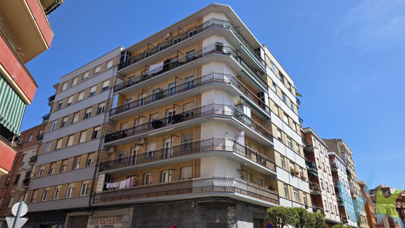 Vivienda o piso quinto en un edificio de seis alturas. Casi ochenta metros útiles, distribuido en tres dormitorios, baño con ventana, salón / comedor y cocina reformada. Suelos de terrazo, ventanas aluminio originales en buen estado, calefacción individual de Gas, balcón en dormitorio, orientación norte y sur, portal y edificio reformados, ascensor a cota cero y treinta euros de comunidad al mes. Dos de sus tres dormitorios son exteriores. En el precio se vende amueblado. Opcional a un precio por consultar, dos plazas de garaje cerradas en calle Villegas. Dispone de cédula habitabilidad, certificado energético y cuadro de luces actualizado.