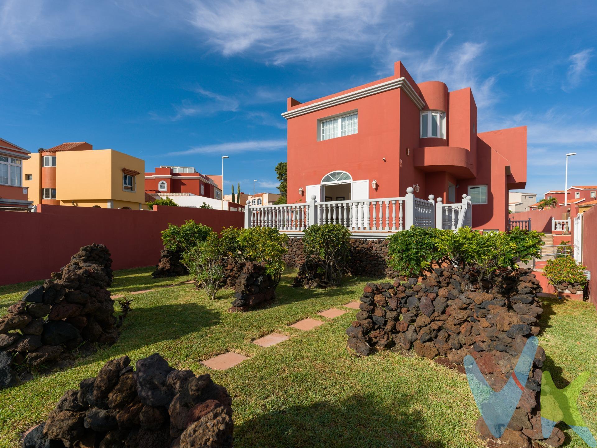 En La Garita, zona costera del municipio de Telde, se encuentra este chalet independiente construido sobre una parcela de 791 m², una propiedad exclusiva que destaca por su privacidad, amplitud y luminosidad, además del excelente clima cálido de la costa de Telde durante todo el año. Con 379 m² construidos, este chalet se distribuye en tres plantas comunicadas por una elegante escalera abierta a un lucernario acristalado, que aporta una sensación de amplitud y luz natural constante. En la primera planta se encuentra la entrada principal, con un recibidor y aseo de cortesía, dos salones situados en los extremos opuestos de la planta, cocina con zona de almacenamiento independiente y baño. El salón del ala derecha, luminoso y acogedor, cuenta con salida directa a la terraza y una balaustrada que se asoma al jardín. El salón del ala izquierda, concebido como salón-comedor, dispone de un gran ventanal que inunda la estancia de luz natural. En la misma planta, la cocina independiente, amplia y luminosa, está completamente equipada y comunica con un pasillo que lleva a la despensa, lavadero y baño. En esta zona, hay un patio con techo acristalado aportando claridad y calidez al conjunto de la casa. La planta superior está destinada a la zona de descanso y cuenta con tres dormitorios, todos con baño en suite:. El dormitorio principal, muy amplio, dispone de vestidor, bañera, suelo de madera y ventanal con vistas al mar. Dos dormitorios dobles, ambos con baño completo en suite y, uno de ellos con terraza, que se accede desde el cuarto de baño. El distribuido amplio, abierto al lucernario acristalado, baña de luz la planta superior, alberga una sala de estar y lectura. En la planta semisótano se encuentra el garaje cerrado para dos vehículos y un espacio multiusos y además un amplio cuarto trastero. El jardín rodea toda la vivienda y cuenta con una zona de invernadero donde crecen helechos y plantas tropicales, además de una piscina privada con solárium y barbacoa y un baño completo exterior. Su diseño perimetral asegura una gran privacidad y un entorno tranquilo, ideal para disfrutar del exterior durante todo el año. Situada en La Garita, en la costa del municipio de Telde, una de las zonas residenciales más demandadas por su tranquilidad, entorno familiar y clima privilegiado. A escasos metros de la playa y con todos los servicios: supermercados, colegios, centros médicos, zonas deportivas, centros comerciales y acceso directo a la autopista GC-1. Un enclave ideal para quienes buscan calidad de vida en una zona costera con el mejor clima. . El precio no incluye impuestos y gastos de la compraventa: Impuesto de Transmisiones Patrimoniales (6,5 %), honorarios de Notario, Registro de la Propiedad y gestoría. La oferta se sujeta a errores, cambios de precio, omisión y/o retirada del mercado sin aviso previo.