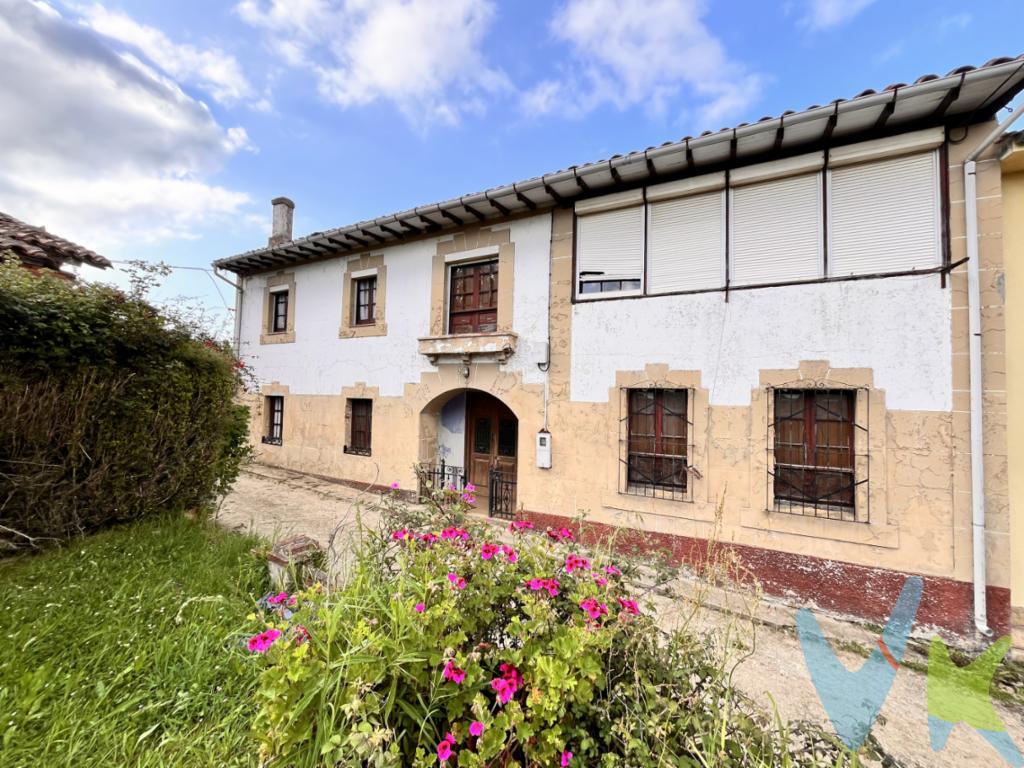  En el mercado inmobiliario, descubrir una propiedad donde el mar y la montaña se abrazan para ofrecerte un estilo de vida único, es una oportunidad excepcional. Presentamos esta magnífica casa en  venta en el pintoresco municipio de Colunga, en concreto en Carrandii.Con sus 242.46 metros cuadrados construidos, esta vivienda no solo ofrece espacio, sino también una parte de la historia, pues fue edificada en el año 1900.Consta de 2 plantas distribuidas en un amplio Salon, Cocina con despensa y  siete habitaciones bien distribuidas, ideales para satisfacer cualquier necesidad familiar.Ideal  para albergar una familia numerosa, recibir invitados o incluso para aquellos que necesitan espacio adicional para un estudio o despacho, esta casa proporciona el espacio perfecto en cada rincón.Un amplio jardín invita a disfrutar de los momentos al aire libre, realizar reuniones familiares, o simplemente relajarse al final del día rodeado de naturaleza.,es el lugar ideal para que los niños jueguen, o para desarrollar un pequeño huerto urbano que aporte ese toque personal de frescura y vida.La construcción del inmueble data de 1900, lo que le confiere una riqueza histórica y la posibilidad de actualizarla al gusto del próximo propietarioSea cual sea su visión, esta casa brinda una pizarra en blanco sobre la que darle rienda suelta a sus ideas de decoración y diseño.Ubicada en un entorno tranquilo, esta casa permite disfrutar de una vida apacible lejos del ruido de la gran ciudad, mientras se mantiene bien conectada gracias a las vías de comunicación cercanas. Esta localidad es conocida por su ambiente acogedor y sus impresionantes paisajes naturales, que se convierten en el escenario perfecto para esta propiedad.Tomar la oportunidad de recorrerla le permitirá comprender el verdadero potencial y la calidez que puede añadir a su vida diaria. Estamos convencidos de que este inmueble cumplirá con sus expectativas y se convertirá en el hogar perfecto para usted y su familia.Esta casa en Carrandi  es más que una propiedad; es una invitación a un nuevo estilo de vida, donde el pasado y el presente se entrelazan para crear un hogar lleno de historia, confort y oportunidades. No deje pasar esta oportunidad única de adquirir una pieza de tradición en un entorno incomparable. 
