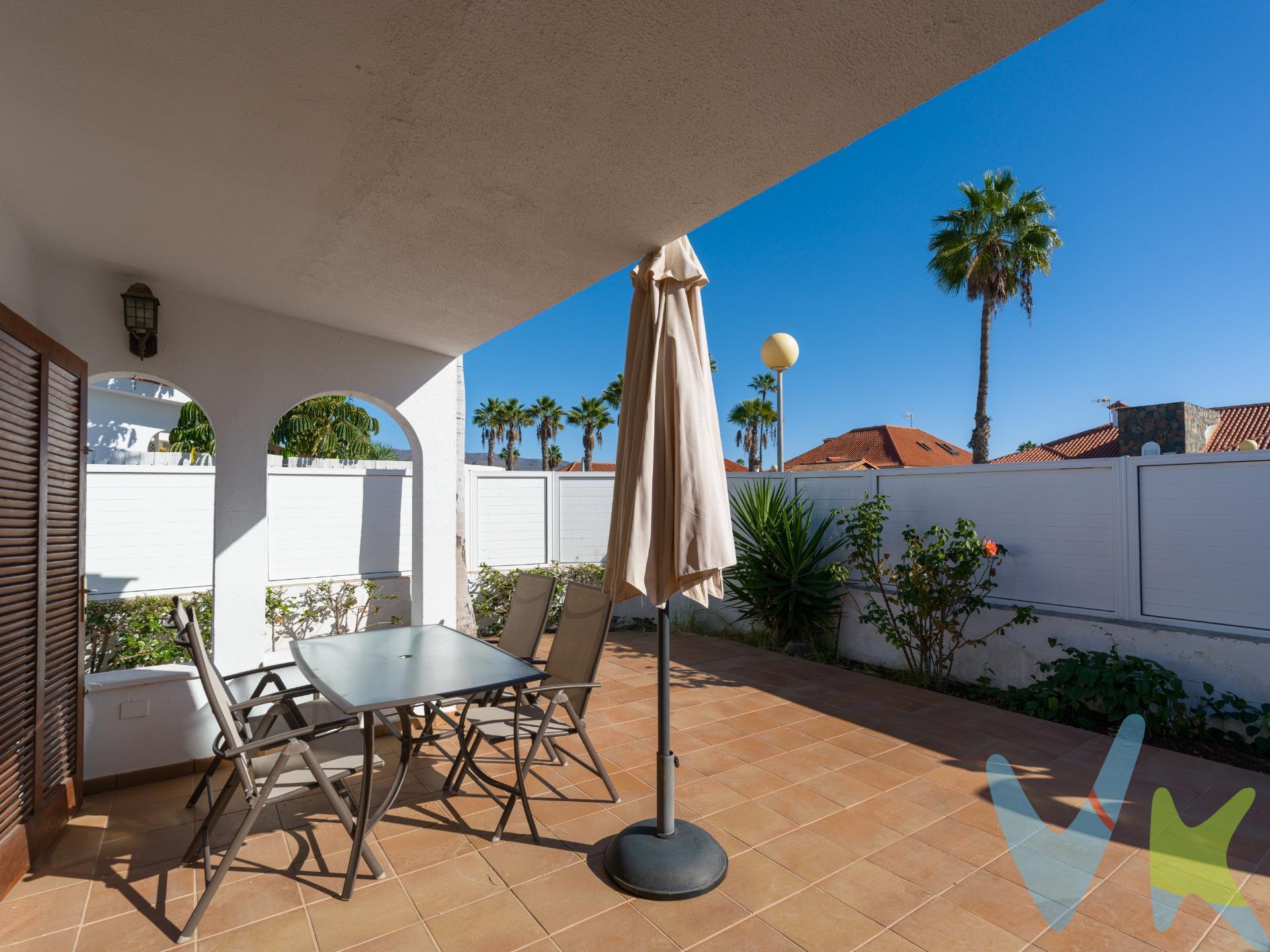 Bungalow con semi-sótano en Campo Internacional de Maspalomas situado en esquina y con una privacidad excepcional. Forma parte de un complejo residencial con piscina comunitaria, aunque cuenta con entrada directa e independiente desde la calle y posibilidad de aparcar cómodamente justo delante del bungalow. La vivienda se distribuye en una planta principal de 60,31 m² compuesta por salón-comedor con cocina, solana, dos dormitorios dobles y un baño con plato de ducha. Además, dispone de un amplio semi-sótano de aproximadamente 90 m² dividido en varias estancias, con conexión de agua y múltiples posibilidades de acondicionamiento, incluyendo la opción de incorporar un segundo baño. La parcela tiene 188 m², de los cuales 127,69 m² corresponden a zona ajardinada, ideal para crear un exterior a medida. . Campo Internacional es una de las zonas más valoradas de Maspalomas por su tranquilidad, su entorno ajardinado y su cercanía a las Dunas, el Faro y el paseo marítimo, con fácil acceso a servicios, restaurantes y zonas de ocio. Una propiedad con gran potencial para actualizar y personalizar en una ubicación privilegiada. Una oportunidad única en el sur de Gran Canaria. Contáctenos para más información o una visita!. Precio de Venta al Público (PVP) – No incluye gastos. Impuestos y demás gastos legalmente correspondan al comprador. Inmueble sujeto a ITP del 6,5% con carácter general; existen excepciones según normativa aplicable. Base imponible el mayor valor entre: 1) precio de venta: 2) tasación; 3) valor referencia catastral. Gastos Notaria y Registro entre 0,3% - 0,8% aprox. según aranceles. Financiación: gastos de hipoteca, tasación y gastos bancarios a cargo del comprador y según su necesidad y elección.  Honorarios inmobiliaria a cargo del vendedor.  Operación y condiciones de compraventa sujeta a aceptación expresa del vendedor. Para acceder a información y documentación legalmente exigible por el consumidor puede contactarnos. Anuncio sujeto a errores, cambios de precio, omisión y/o retirada del mercado sin aviso previo.