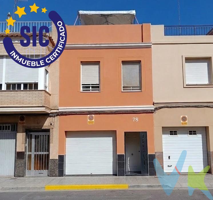 Oportunidad única en excelente zona de Alzira. Una vivienda unifamiliar completamente REFORMADA, donde la comodidad y el disfrute exterior se fusionan. Distribución de Impacto: Planta Baja (Día): Garaje privado incorporado con suelo de gres, salón moderno, cocina de diseño con acceso a patio privado (lavadero cubierto y zona de almacenaje) y un aseo de cortesía. Primera Planta (Descanso/Trabajo): 3 estancias (1 Dormitorio Doble, 1 Dormitorio Simple y 1 Estudio/Oficina) más 1 Baño Completo. Última Planta (Ocio Total): Espectacular Terraza casi totalmente cubierta, equipada para barbacoas y diseñada para disfrutarla prácticamente todo el año gracia a su extraordinaria orientación. Ubicación inmejorable en zona de paso consolidada. Perfecta para quienes buscan calidad, privacidad y espacios exteriores sin salir de casa. Lista para entrar a vivir. Visítala y enamórate de tu futura terraza. Contacta para visita. VENTA:. PVP 199.999€. Gastos e impuestos no incluidos en el precio. La compra conlleva impuestos y gastos de formalización para el comprador. A título orientativo se informa que en segundas transmisiones el ITP con carácter general en Valencia es del 9%, pudiendo existir otros tipos impositivos atendiendo a las circunstancias personales del comprador u otras circunstancias previstas legalmente. Base imponible del impuesto el mayor valor entre el precio de compraventa, la tasación o el valor de referencia catastral. En cuanto a los gastos de notaría y registro, en su caso, suelen oscilar aprox. entre 1,5% y 2,5% (aranceles variables según precio, n.º de copias y complejidad). El comprador elige notario. Si el comprador precisase de hipoteca: tasación, condiciones y costes bancarios serán según entidad elegida por el comprador, así como los gastos de gestoría, y cualesquiera otros gastos inherentes a la formalización de la compraventa que legalmente correspondan a la parte compradora, salvo pacto expreso en contrario con el vendedor. El consumidor tiene, conforme a la normativa vigente, a su disposición información y documentación adicional relativa al inmueble y condiciones de la compraventa, que podrá ser consultada en C/Joaquín Costa 4, bajo 46005 Valencia o urbe2@remax.es. Honorarios de mediación inmobiliaria a cargo del COMPRADOR: (3% del precio final de venta más IVA (21%), salvo otro pacto.); y de VENDEDOR (según acuerdo con el mismo). Se informa al consumidor que la agencia actúa como intermediaria inmobiliaria en la operación, estando cualquier eventual compraventa y sus condiciones sujeta a la aceptación expresa del propietario-vendedor y a la posterior formalización del correspondiente contrato.