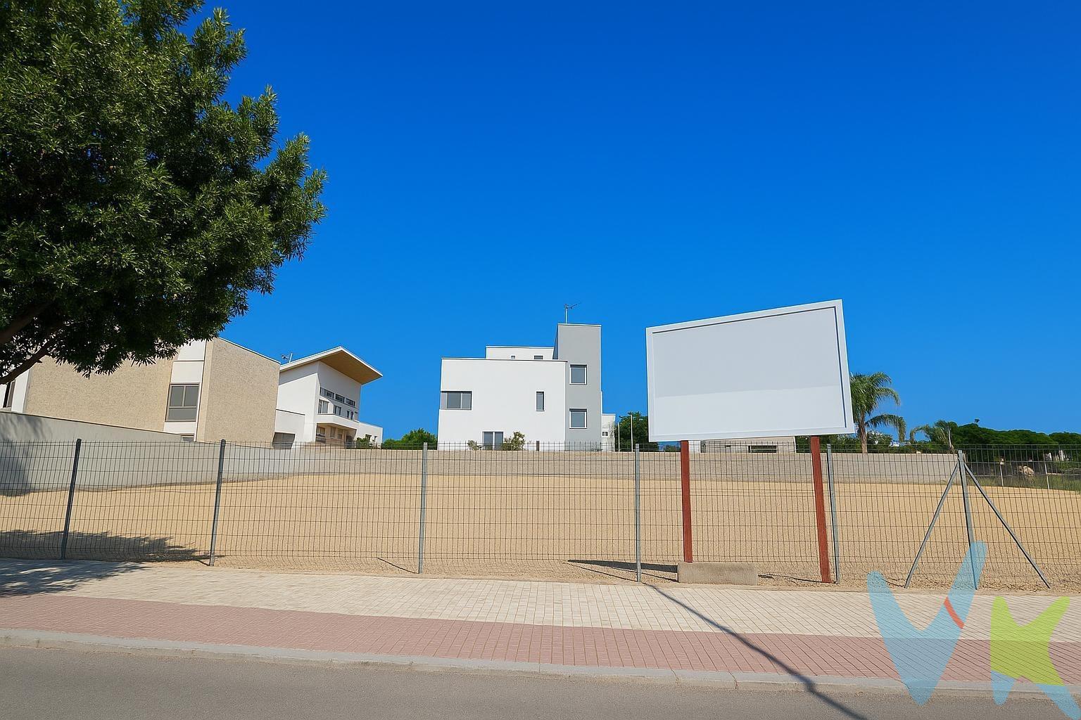 ¿Buscas el lugar perfecto para construir la casa de tus sueños en Castellón?. Te presentamos esta excelente parcela urbana de 400 m² en venta, ubicada en una de las zonas residenciales con mayor proyección: PAU Lledó – Avda. Lledó, una de las áreas más demandadas y tranquilas de la ciudad. 📍 Ubicación privilegiada:. Rodeada de viviendas unifamiliares modernas, con todos los servicios a pocos minutos (colegios, centros médicos, supermercados, zonas verdes, transporte público..), esta zona ofrece una excelente calidad de vida. 📐 Características urbanísticas:. Parcela 100% urbana de 400 m². Se puede construir hasta 240 m² sobre rasante (coeficiente de edificabilidad 0,6), incluyendo terrazas y cubiertas. La planta baja no puede superar los 120 m² de techo. Posibilidad de edificar sótano bajo toda la superficie. 💡 Ideal para una vivienda unifamiliar aislada con jardín y garaje, en un entorno consolidado y en constante revalorización. 🔒 Venta en exclusiva, gestionada por profesionales. Rogamos no contactar directamente con propietarios ni vecinos. 💰 Precio: 230.000 € (más impuestos y gastos de transmisión). 📞 ¡No pierdas esta oportunidad y consultanos sin compromiso!
