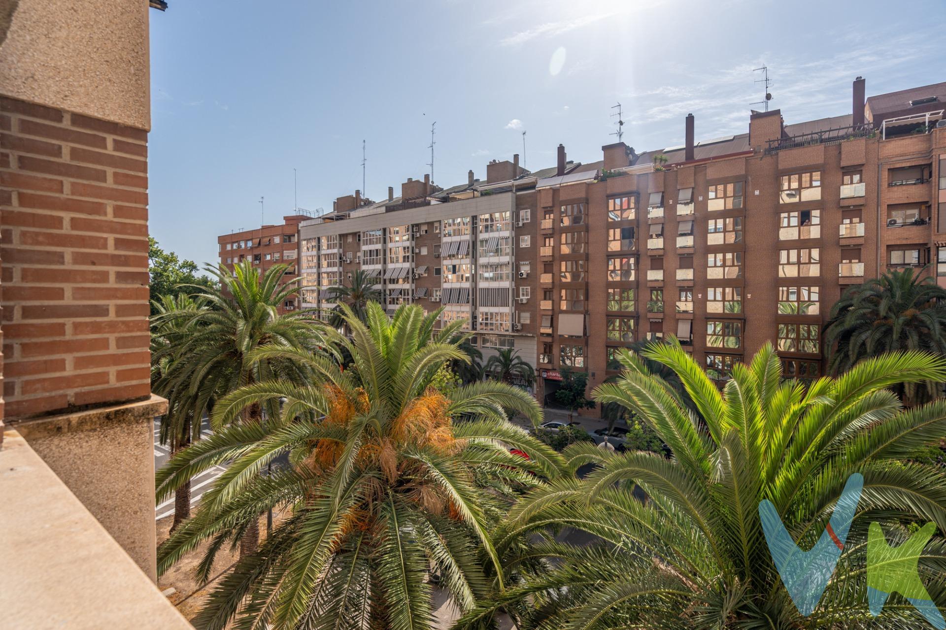 Ideal para inversores o para crear el hogar de tus sueños!. Se vende amplia vivienda en una de las zonas más demandadas de Valencia, junto a Blasco Ibáñez y la calle Clariano, en pleno corazón de la zona universitaria. Una ubicación perfecta, con todos los servicios a pie de calle: supermercados, farmacias, centros educativos, transporte público y zonas verdes. 📌 Características principales:. 4 dormitorios* muy luminosos. Salón comedor  amplio con salida a balcón terraza. Vivienda con muchas posibilidades de reforma.   (puedes rediseñar la distribución según tus necesidades). Exterior a dos calles y con buena orientación.  Finca buena y tranquila con ascensor. Esta propiedad es una excelente oportunidad de inversión: perfecta para alquilar a estudiantes y obtener rentabilidad inmediata, o para quienes desean crear un hogar moderno y personalizado* en una zona viva, bien comunicada y con gran proyección. 📸 ¡Visítala y descubre su potencial!. 📞 Contacta ahora para más información o concertar una visita. 