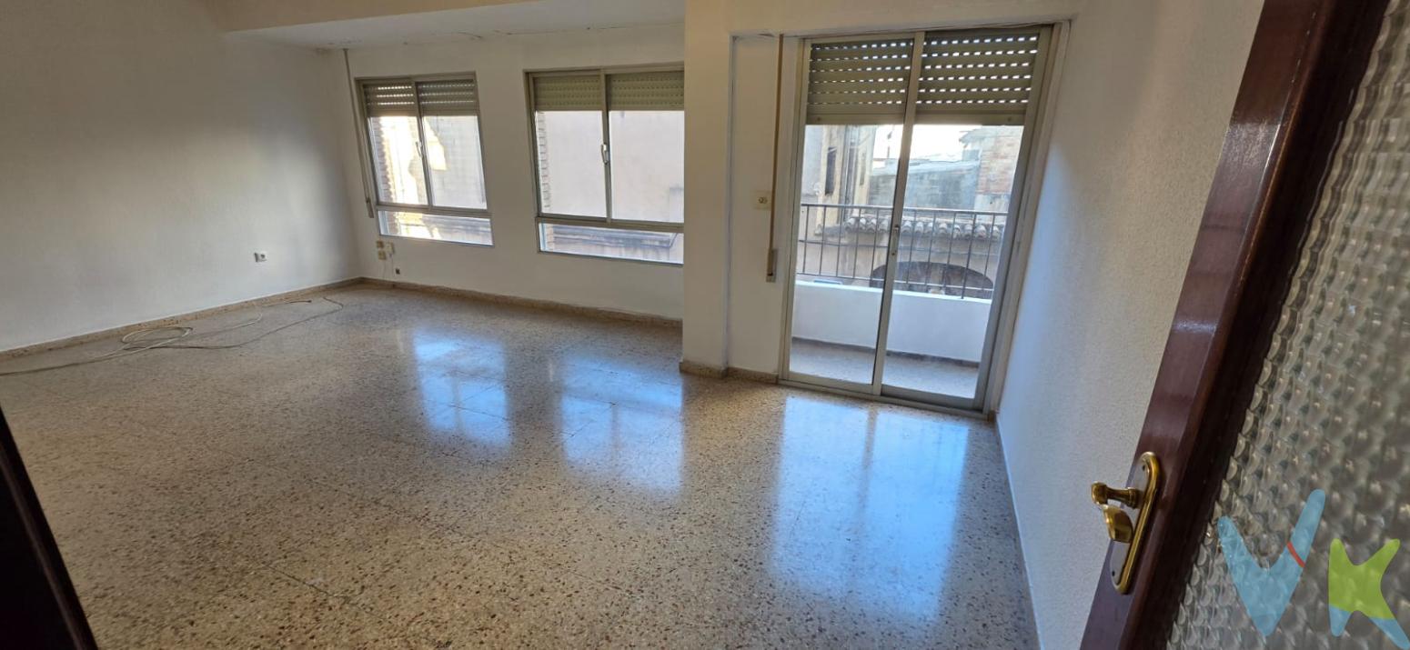  PRIMER GRUPO VIVENDIA presenta en el corazón de Paterna, específicamente en la tranquila y bien conectada zona de Centro, se encuentra disponible un encantador piso para la venta que podría convertirse en el hogar de sus sueños. Con una amplitud de 114 metros cuadrados construidos, este espacioso piso de cuatro habitaciones ofrece un refugio ideal para familias que buscan comodidad y accesibilidad.Ubicado en la primera planta de un edificio sólido y bien mantenido construido en 1976, el inmueble combina a la perfección el encanto del diseño clásico con las necesidades contemporáneas de confort. La distribución es óptima, proporcionando espacios generosos que promueven el bienestar y la funcionalidad en cada rincón. Una de sus características más atractivas es el balcón, ideal para disfrutar de un café matutino o para relajarse al final del día mientras se observa la vitalidad del vecindario.Las cuatro habitaciones son perfectas para acomodar a toda la familia; cada una de ellas se beneficia de buena luz natural, convirtiéndolas en espacios acogedores para descansar o trabajar. La amplitud de la sala de estar se presta para encuentros familiares o para recibir invitados, garantizando momentos memorables en su nuevo hogar.La cocina es otro punto fuerte del piso, pensada para aquellos que disfrutan del arte culinario, proporcionando un espacio funcional donde la preparación de los alimentos se convierte en una experiencia placentera. Además, el piso cuenta con un número adecuado de baños, asegurando comodidad para los miembros de la familia y los visitantes.La ubicación de este inmueble es inmejorable. La proximidad a estaciones de metro y paradas de autobús asegura que el transporte público sea una opción viable y conveniente, permitiéndole moverse por la ciudad de manera eficaz y sin preocupaciones. Esta conectividad hace que desplazarse al centro de Valencia o a otras áreas sea rápido y sin complicaciones, convirtiéndolo en una excelente opción para quienes desean disfrutar de todo lo que la región tiene para ofrecer sin renunciar a la tranquilidad de un vecindario residencial.Por otro lado, la zona de Centro es conocida por su ambiente amigable y familiar. La comunidad local es cálida y hospitalaria, ofreciendo abundantes servicios en las inmediaciones como supermercados, colegios, centros de salud, parques y restaurantes, lo que hace que la vida diaria sea confortable y sin estrés.Este magnífico piso no es solo una vivienda, sino una inversión sólida en calidad de vida. El equilibrio entre el espacio interior y la conveniencia de su ubicación lo convierten en una oportunidad que no debe dejar pasar. Con todo lo que este inmueble ofrece, promete ser un lugar donde podrá crear recuerdos imborrables junto a sus seres queridos.Invitamos a interesados a programar una visita para descubrir de primera mano las ventajas que este hogar tiene para ofrecer. No deje que esta oportunidad se le escape, el piso en Santa Rita le está esperando. Contáctenos para más detalles y para concertar una cita.La venta de esta propiedad se gestiona mediante contrato de MULTIEXCLUSIVA, donde más de 400 agencias colaboradoras tienen la ventaja de poder ofrecer a sus potenciales arrendatarios esta vivienda, lo que le garantiza un servicio de calidad, un trato fácil, sencillo y sin interferencias de terceros. Por este motivo, se ruega no molestar al propietario, a los ocupantes de la propiedad, a los vecinos o conserjes del edificio o urbanización si los hubiera.  