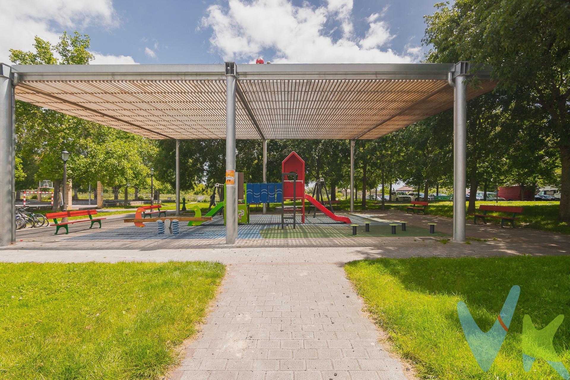 Una vivienda para reformar, que te da la posibilidad de distribuirla a tu gusto y necesidades. Mantener sus tres habitaciones, dejar dos, o convertirla en un apartamento de una habitación y espacios abiertos..a tu elección. En la fotos de simulación puedes ver como te podría quedar. Perfecta para que se tu primera vivienda, y empezar a dejar de pagar alquiler, o bien si eres inversor, tener una buena rentabilidad. En una zona que a futuro, se va a renovar, por la construcción de un nuevo barrio y el traslado de la Estación del tren. Zona tranquila, sin tráfico, zonas de esparcimiento. VEN A VERLA Y DESCUBRE SUS POSIBILIDADES!