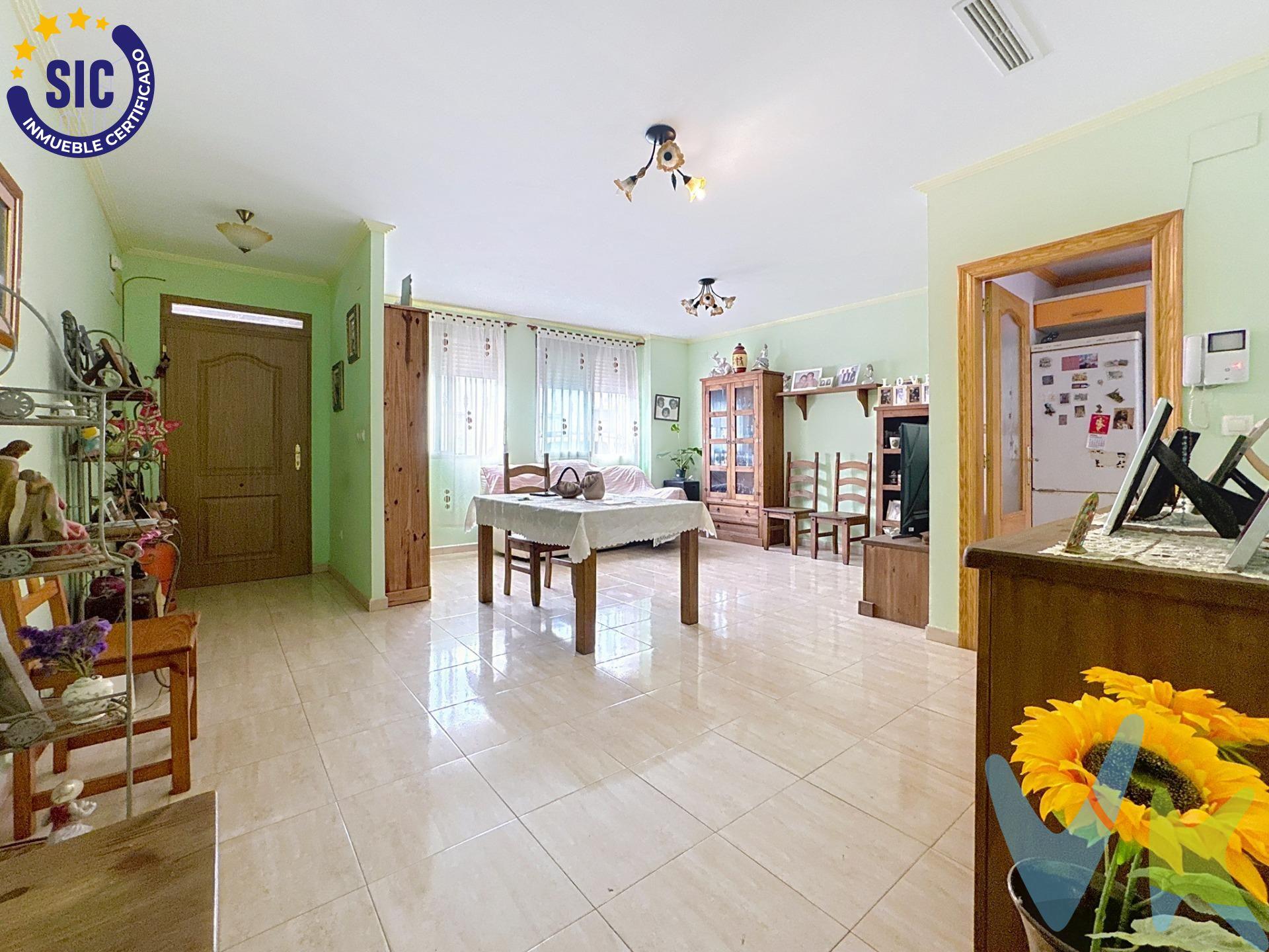 NO SE VENDE EL PISO, SE VENDE LA TITULARIDAD DE ÉSTE (VENTA DE NUDA PROPIEDAD), EL USUFRUCTO (DERECHO A USO Y DISFRUTE) SE MANTIENE PARA QUIEN HABITA LA VIVIENDA HASTA SU FALLECIMIENTO O IDA. DE AHÍ SU PRECIO BAJO. (Edad de los vendedores 70 años). --> La venta de la nuda propiedad es una transacción inmobiliaria que permite al propietario de un inmueble vender únicamente la titularidad del bien, conservando el derecho de uso y disfrute sobre el mismo de por vida o por un período determinado. Casa en venta en Torrente, Valencia, en Calle Matalafers, zona mercado San Gregorio. La casa se encuentra en perfecto estado de conservación y se distribuye cómodamente en una única planta, ideal tanto por accesibilidad como por funcionalidad. Características principales:. 3 dormitorios, dos de ellos dobles. 2 baños completos, uno en suite. Amplio salón-comedor, muy luminoso. Cocina independiente con salida a un agradable patio interior con terraza pisable. La vivienda ofrece una atmósfera acogedora y práctica, perfecta para quienes valoran la comodidad de una planta baja bien aprovechada. Ubicación privilegiada:. Situada en una calle apacible y bien conectada, junto al Mercado de San Gregorio, con acceso inmediato a comercios locales, servicios, transporte público, zonas verdes, colegios y todos los elementos que hacen de Torrente una ciudad dinámica, con calidad de vida y una excelente proyección de futuro. La descripción del presente inmueble e imágenes tienen mero carácter informativo y en ningún caso carácter contractual, pudiendo ser modificados por la inmobiliaria comercializadora sin que ello implique responsabilidad alguna frente a terceros. En el precio de venta a público, esta propiedad NO incluye los gastos de adquisición (Notario, registro, gestión, honorarios, etc…).