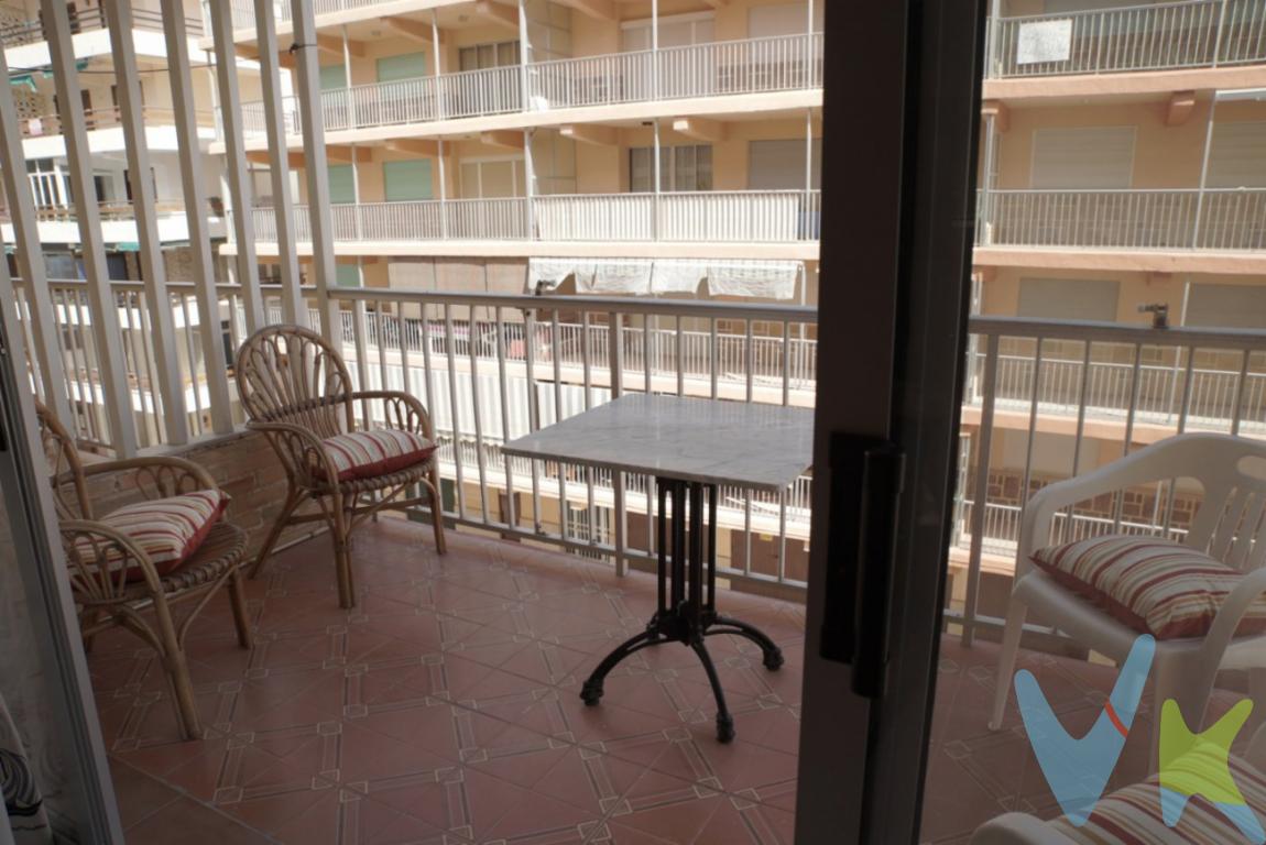 Apartamento de 75 m2, para entrar a vivir, en Les Palmeretes de  Sueca. Consta de 3 habitaciones, 1 baño, cocina con amplia galería, suelos de gres, ventanas de aluminio, climalit en el comedor, puertas de roble y armarios empotrados. Tiene una amplia terraza para disfrutar de un desayuno con la brisa del mar. Dispone de garaje. Es una 3ª planta sin ascensor. Ideal para vivir todo el año. Zona privilegiada, rodeada de comercios y animación. No dejes pasar esta oportunidad.. Mobiliario, vehículos y otros elementos decorativos y personales de la propiedad no incluidos. Impuestos, gastos de compraventa, intermediación y financiación no incluidos.