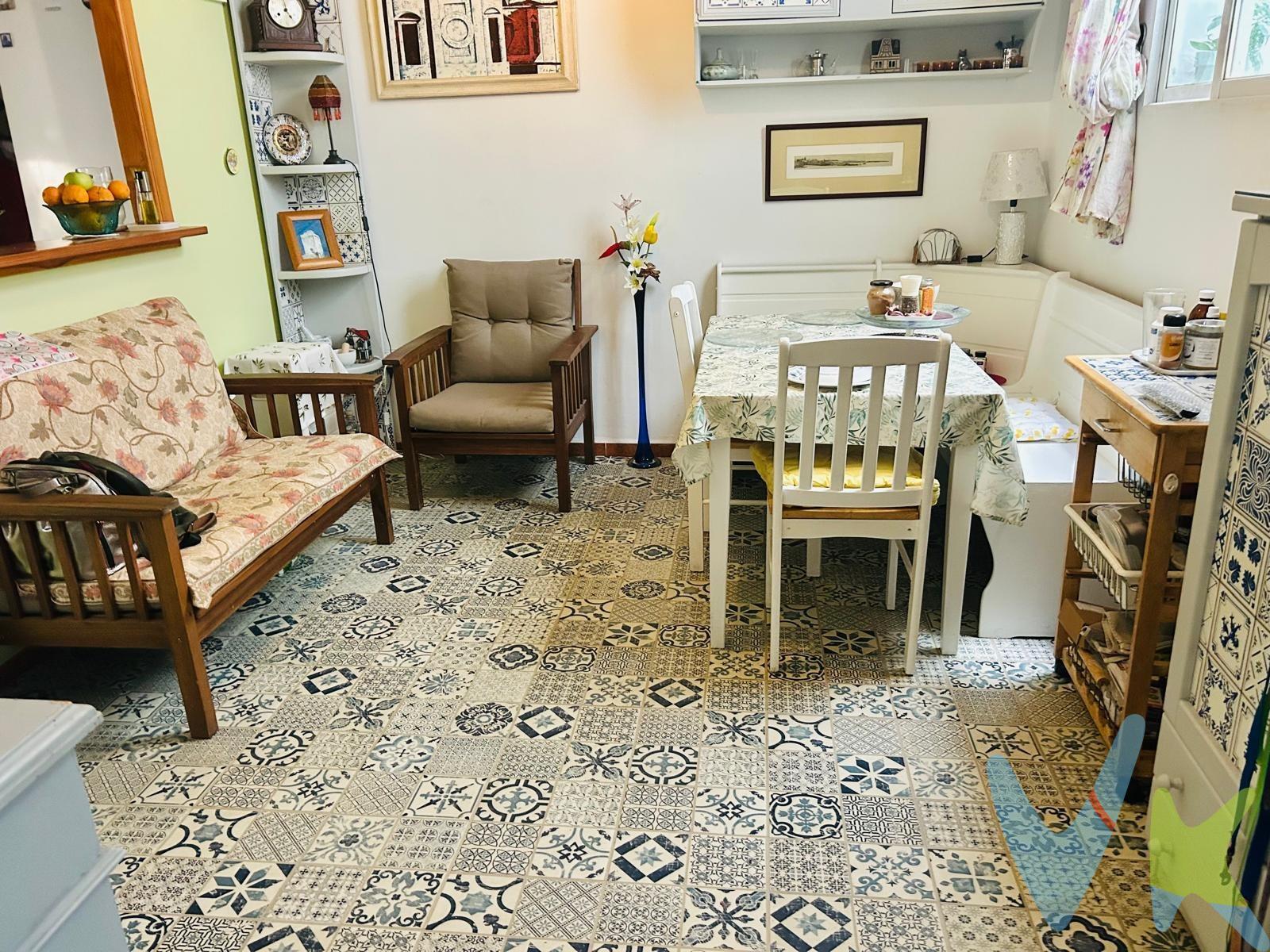 Este piso a la venta en Cádiz se encuentra en una ubicación privilegiada, entre Plaza España y Plaza Argüelles, en el corazón de Cádiz. Situado en la segunda planta de un edificio con ascensor, ofrece comodidad y accesibilidad. Al ingresar al piso, un pasillo da acceso a las diferentes estancias. Dispone de dos dormitorios de dimensiones adecuadas, que pueden adaptarse a diversas necesidades, ya sea como espacio de descanso, estudio o almacenamiento. Aunque es interior, el diseño permite la entrada de luz natural, creando un ambiente agradable. El comedor , que se conecta con la cocina, es funcional y optimiza el espacio disponible. La cocina está equipada con los electrodomésticos necesarios y cuenta con suficiente almacenamiento, lo que la convierte en un área práctica para el uso diario. Dispone de otra dependencia que es la sala de estar .  El baño completo está diseñado con un enfoque práctico, ofreciendo todas las comodidades requeridas. La ubicación del piso es una de sus grandes ventajas, rodeado de una variada oferta de servicios, como tiendas, supermercados y restaurantes. La cercanía a parques y espacios verdes también ofrece opciones para actividades al aire libre. Además, la buena conexión con el transporte público facilita el acceso a otras áreas de la ciudad y a localidades cercanas. Este piso representa una excelente oportunidad para quienes buscan un hogar en una zona dinámica y con todas las comodidades a su alcance. Su combinación de funcionalidad y ubicación estratégica lo convierte en una opción atractiva para cualquier interesado. ¡No dudes en programar una visita para explorar todo su potencial !.  (Gastos de notaría, registro, impuestos y honorarios de la agencia, no incluidos en el precio).  . . . . . 